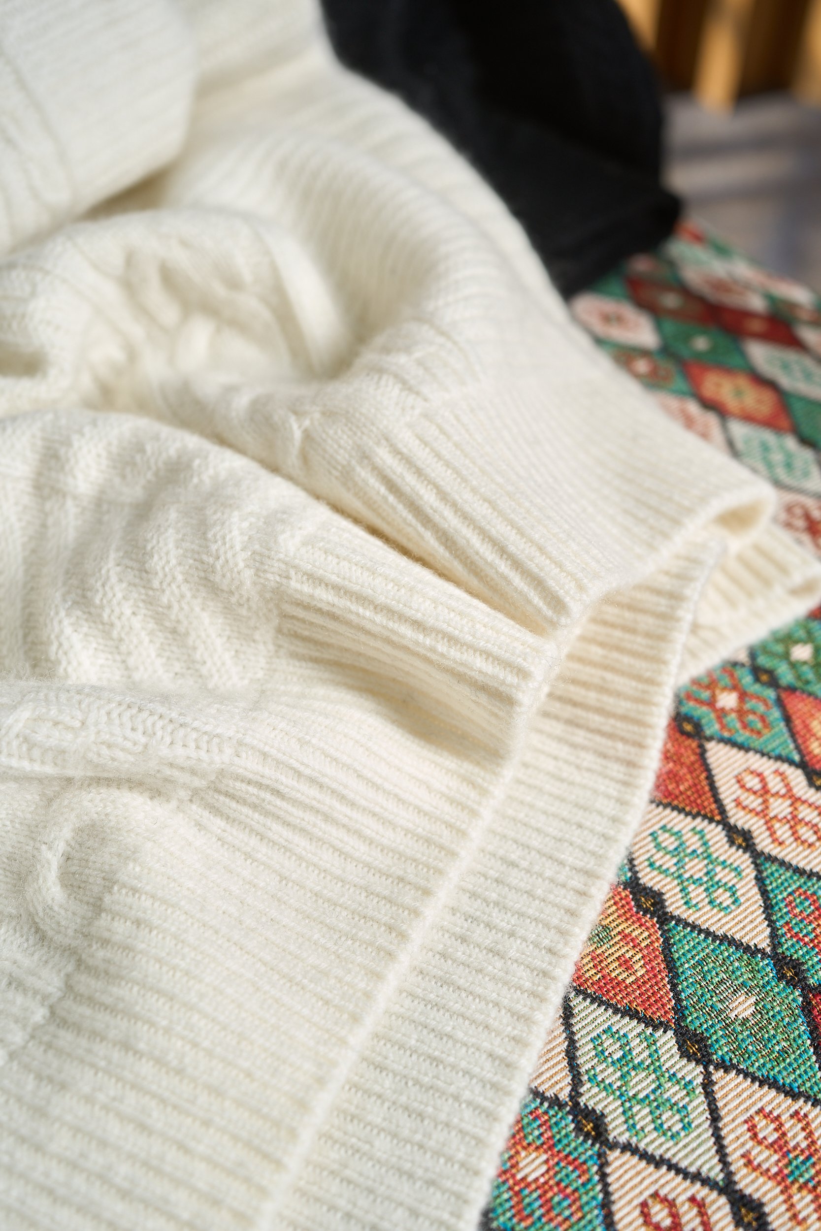 奢品缔造时尚新配色！渐变色织工艺提花麦穗“8”字扭花纹理羊毛羊绒混纺针织圆领羊绒衫奢雅新境 织就高阶质感