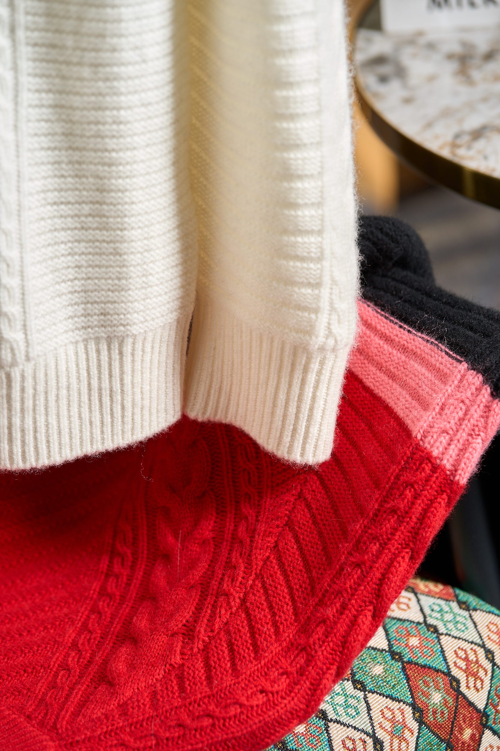 奢品缔造时尚新配色！渐变色织工艺提花麦穗“8”字扭花纹理羊毛羊绒混纺针织圆领羊绒衫奢雅新境 织就高阶质感