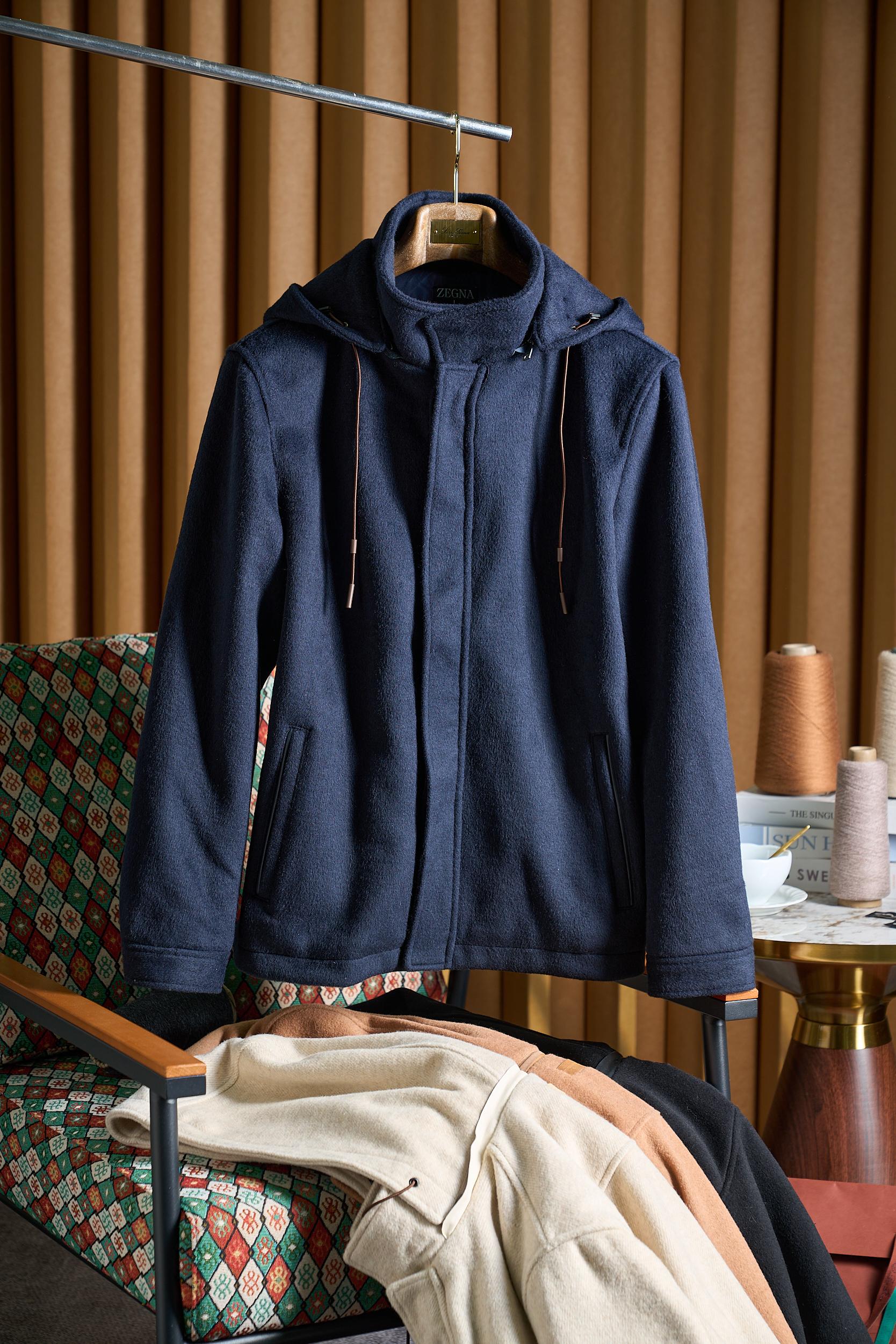 【杰家—经典驼绒连帽可拆卸夹克外套】在瞬息万变的时尚潮流中，杰家始终秉持着对卓越品质和精湛工艺的不懈追求