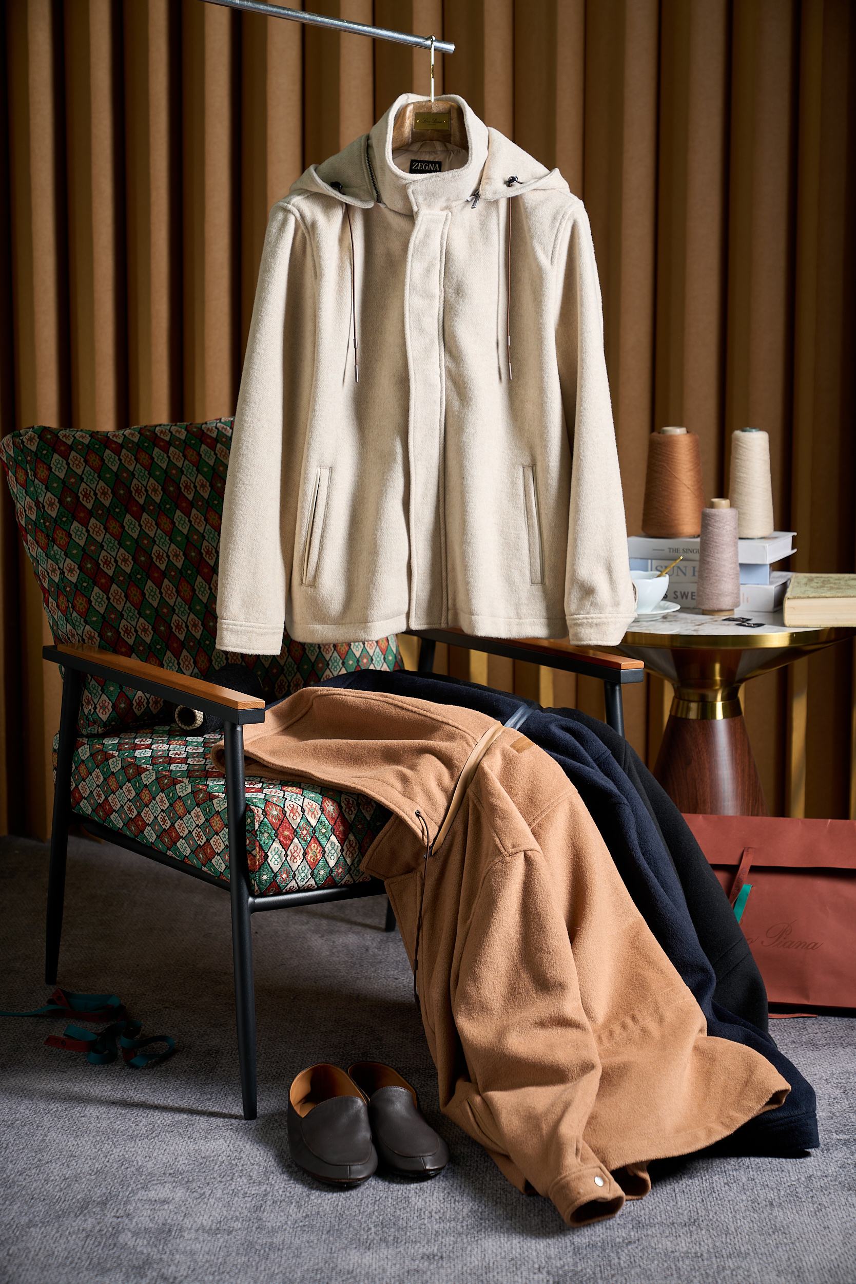 【杰家—经典驼绒连帽可拆卸夹克外套】在瞬息万变的时尚潮流中，杰家始终秉持着对卓越品质和精湛工艺的不懈追求