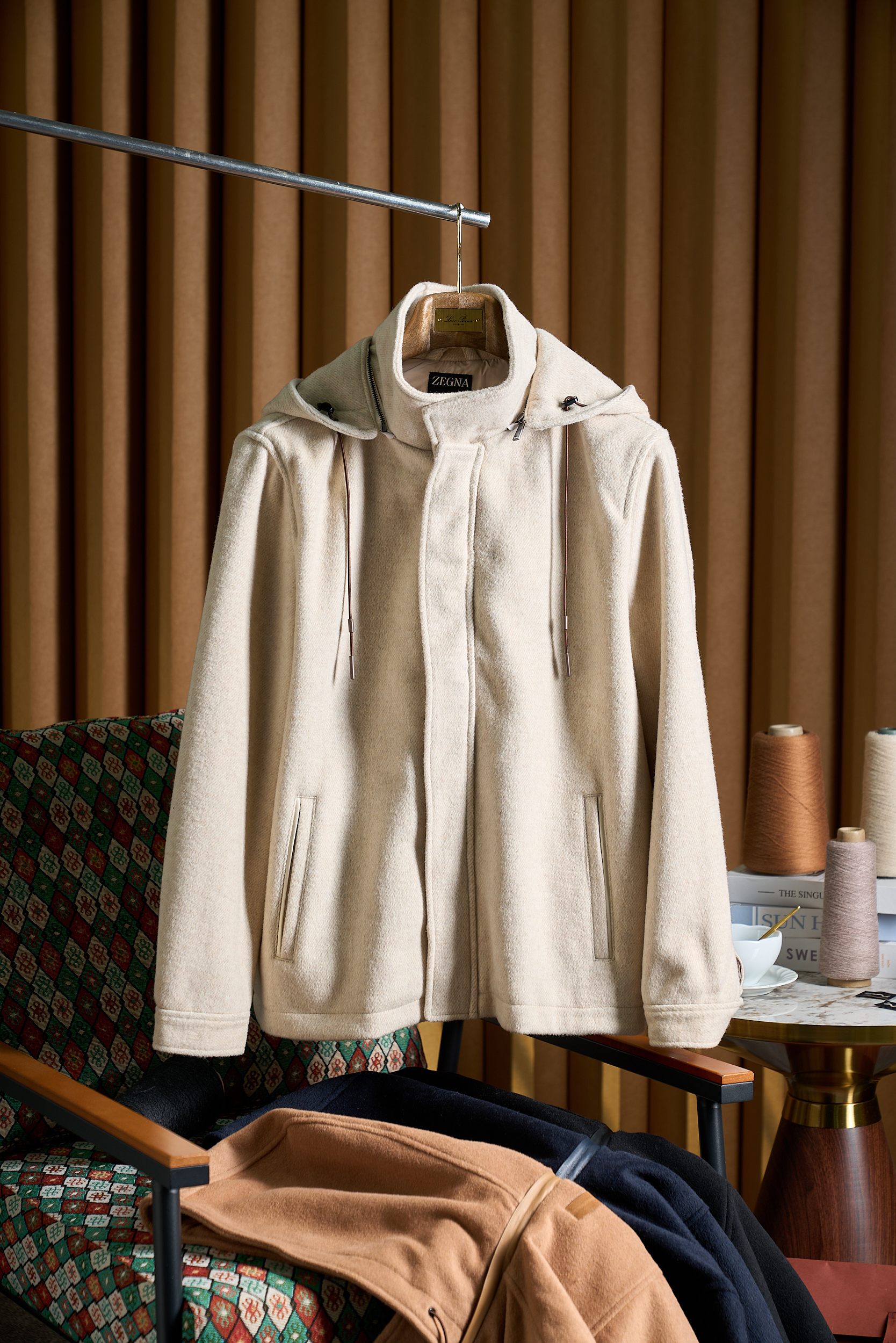 【杰家—经典驼绒连帽可拆卸夹克外套】在瞬息万变的时尚潮流中，杰家始终秉持着对卓越品质和精湛工艺的不懈追求