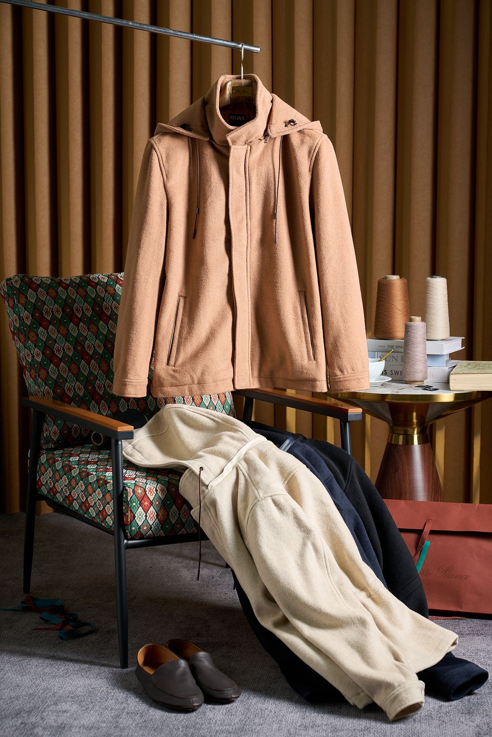 【杰家—经典驼绒连帽可拆卸夹克外套】在瞬息万变的时尚潮流中，杰家始终秉持着对卓越品质和精湛工艺的不懈追求