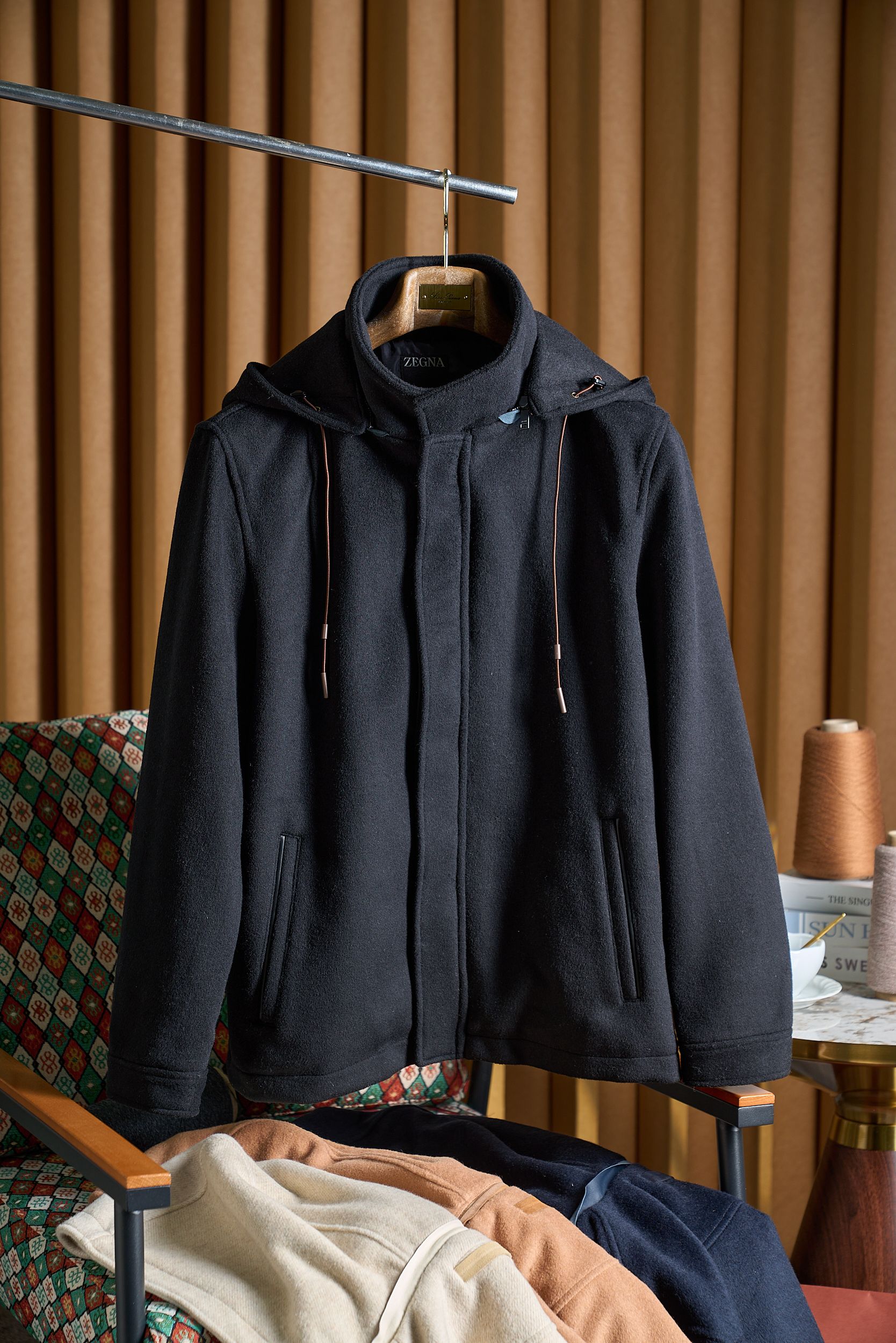 【杰家—经典驼绒连帽可拆卸夹克外套】在瞬息万变的时尚潮流中，杰家始终秉持着对卓越品质和精湛工艺的不懈追求