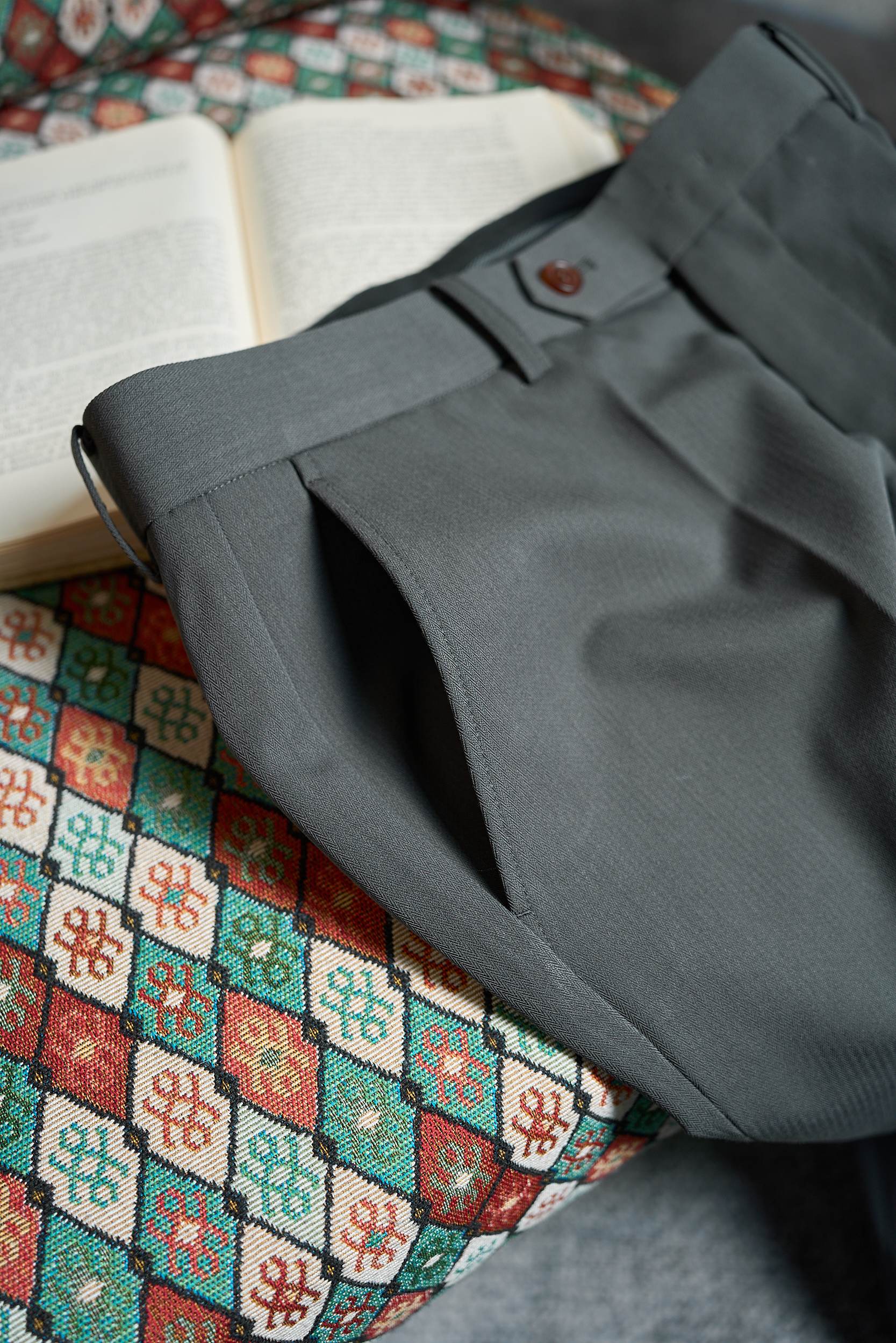 【奢品纹理！复古臻品“鱼骨纹”含羊毛醋酸天丝纤维面料垂感度舒适度极高挺括有型休闲西裤】复古鱼骨纹休闲西裤