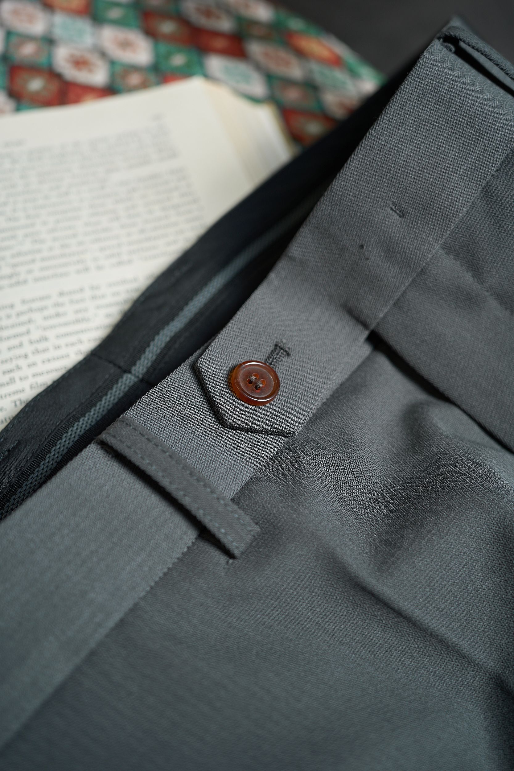 【奢品纹理！复古臻品“鱼骨纹”含羊毛醋酸天丝纤维面料垂感度舒适度极高挺括有型休闲西裤】复古鱼骨纹休闲西裤