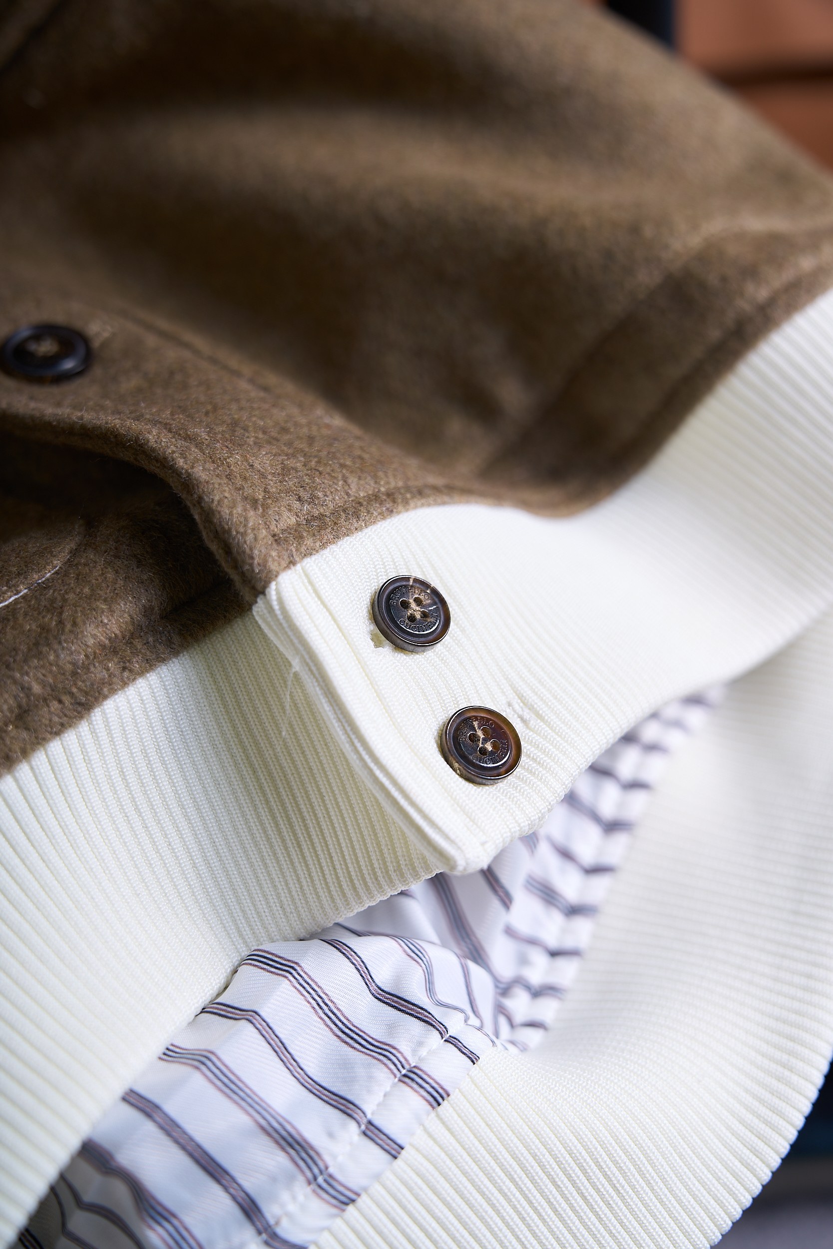 【贴袋羊毛飞行员夹克外套，温暖与品质的双重保障】复古灵感与多元穿搭风格交融，成就出这款羊毛飞行员夹克的独