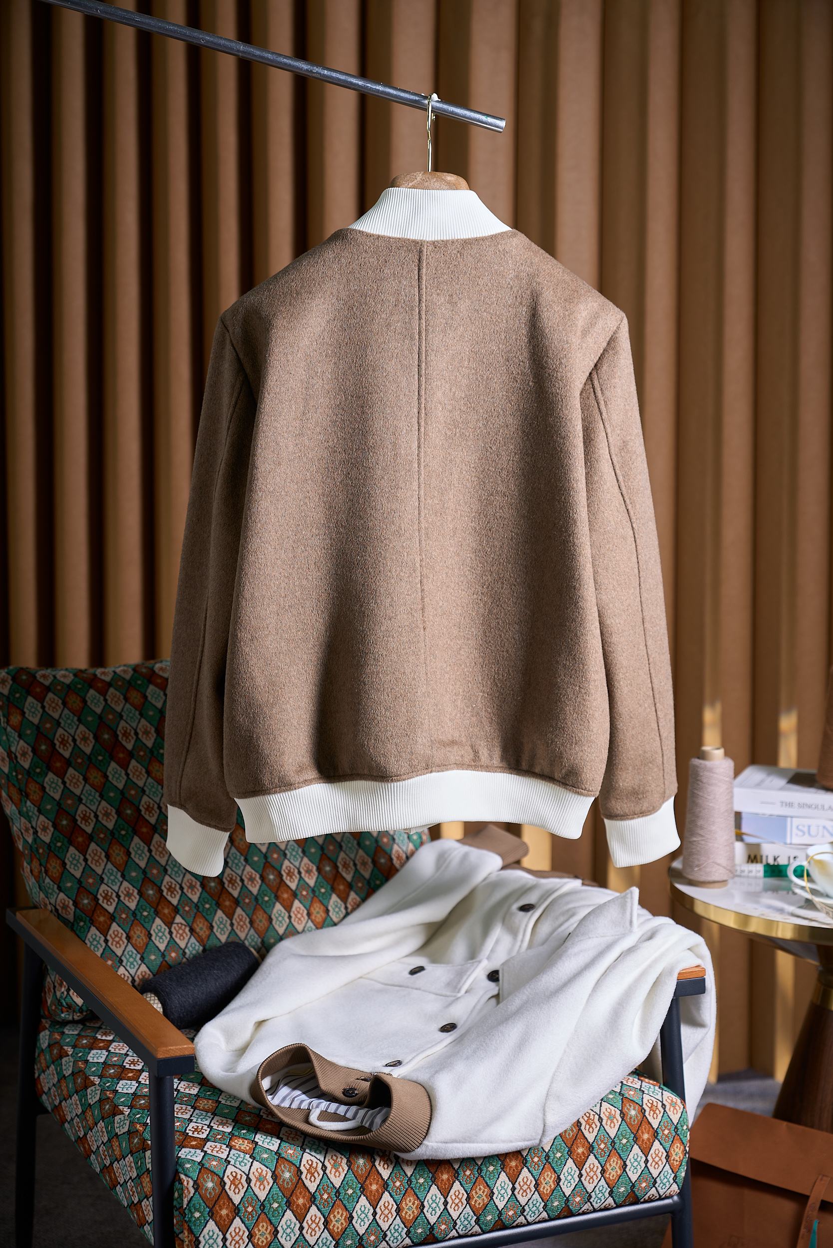 【贴袋羊毛飞行员夹克外套，温暖与品质的双重保障】复古灵感与多元穿搭风格交融，成就出这款羊毛飞行员夹克的独