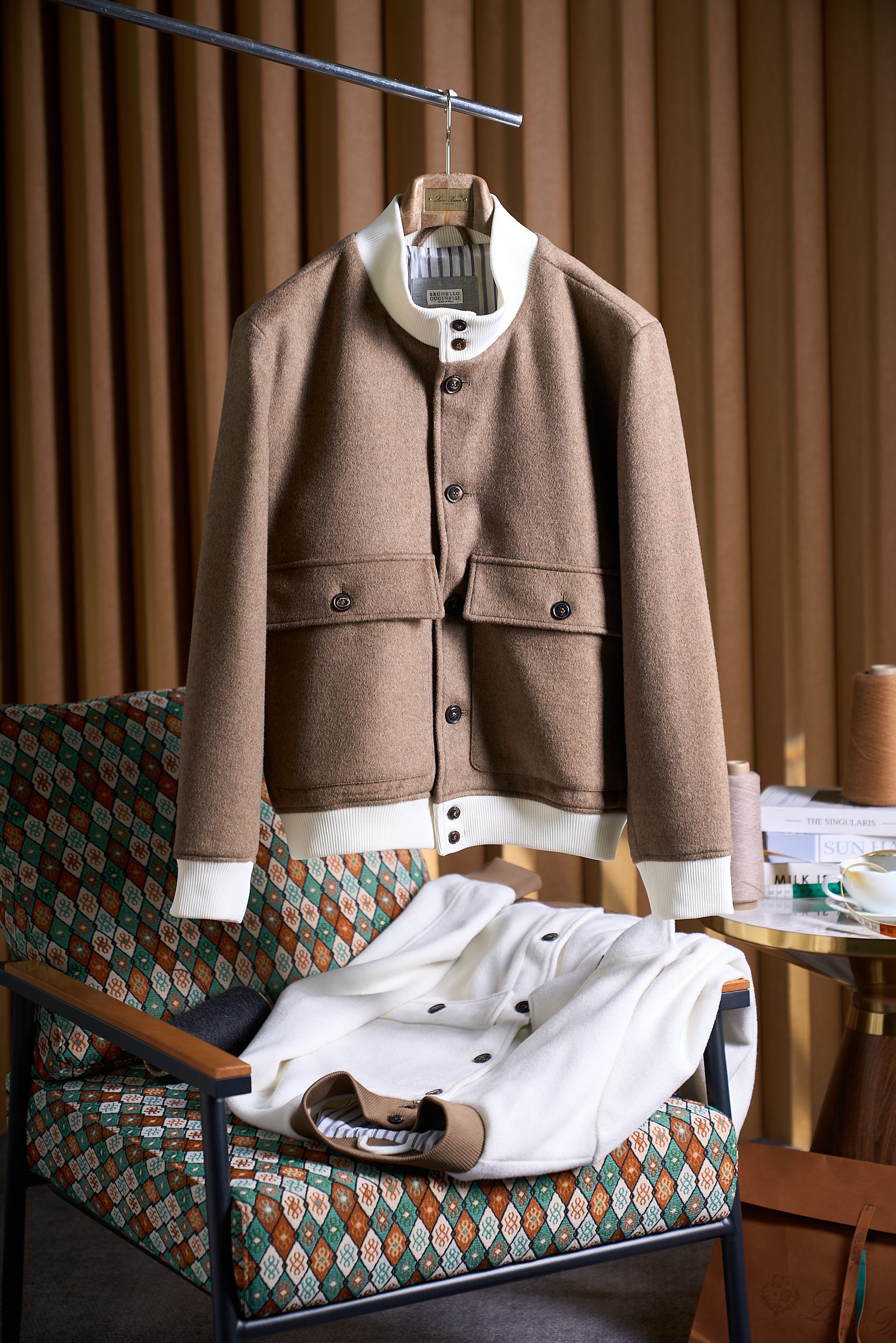 【贴袋羊毛飞行员夹克外套，温暖与品质的双重保障】复古灵感与多元穿搭风格交融，成就出这款羊毛飞行员夹克的独