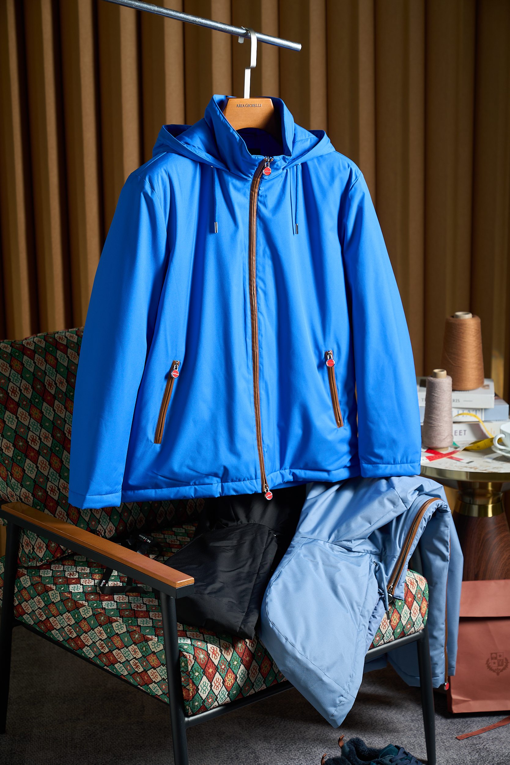 【Kiton棕色皮革拼边连帽夹克：工装实用风与都市潮流感的糅合】休闲随性范与精致优雅感的巧妙交织每一处细