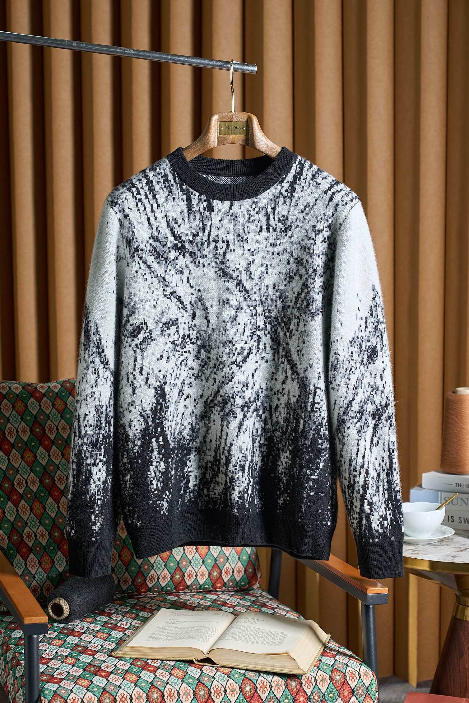 NO:648974,Full of visual sense!  The high-density yarn-dyed four-flat knitted black, white and gray three-color contrasting jacquard pattern wool and cashmere blended yarn round-neck cashmere sweater is a visual shock!  Noyo Panya men's high-density contrasting jacquard wool and cashmere blended round-neck cashmere sweater. When the deep black, pure white, and calm gray collide and interweave, a visual feast in the knitting world begins. This round-neck cashmere sweater uses high-end design language to perfectly integrate fabric luxury, craftsmanship precision and trendy aesthetics. Every inch exudes unrepeatable style charm.  Wool and cashmere blended yarns are selected for weaving. The softness and warmth of cashmere complement the crisp texture of wool. The fiber fineness is precisely controlled. The touch is as light and skin-friendly as a cloud wrapping around the body. There is no skin-piercing feeling when worn next to the body.  At the same time, it has excellent warmth retention and breathability. It can keep the temperature in the cold winter without being stuffy, and can resist the wind without being heavy in spring. The yarn has a delicate luster, and it has a low-key and luxurious texture under the light and shadow, showing high-end taste when you raise your hand.  The core is equipped with high-density dyed four-flat knitting technology, which is derived from the classic double-sided knitting technology. The double-layer coils are interlocked to form a natural air insulation layer. The measured warmth retention is 23 times higher than that of ordinary plain knitting. At the same time, the fabric surface is tight and solid, wrinkle-resistant, not easy to deform, and durable.  It resists pilling, keeps the shape crisp after long-term washing, and says goodbye to the embarrassment of being loose and floppy. The precision weaving process makes the fabric density far higher than conventional, and the texture is clear and neat. It not only has thick texture support, but also has a flexible drape, and can easily outline a neat figure.  The visual focus is undoubtedly the contrasting jacquard pattern of black, gray and white, which is precisely woven with multiple yarn nozzles on an imported jacquard machine. The three basic tones are disassembled and reorganized to form a three-dimensional texture with distinct layers, breaking the monotony of solid color knitting. The jacquard pattern is well-proportioned,  It not only has neat and capable geometric lines, but also implies ingenious details of texture changes. Against the background of the simple round neck, the neck line is even more slender. Whether it is the main pattern on the chest or the embellishment patterns on the sleeves, they all demonstrate the ultimate pursuit of craftsmanship.  The round neck style is classic and versatile, and the slightly loose cut is not flattering on the body shape. It can not only modify the shoulder and neck lines, but also retain enough space for movement, taking into account the casual and elite style. When worn alone, the contrasting jacquard becomes the core highlight of the style, which can easily capture the trend of street photography. Wear it with a shirt or base layer to reveal the color details of the collar and cuffs, and the rich layers show your ingenuity. It can balance formality and fashion when worn with suits and coats, and is suitable for all scenarios including business commuting, daily leisure, and weekend outings.  Using luxurious fabrics as the base, shaping with exquisite craftsmanship, and using contrasting jacquards to attract the eye, you can easily unlock multiple dressing styles, giving you a high-gloss aura every time you appear. Size M-3XL, shirts, business suit, alexander wang19860909视觉感拉满！高密色织四平针织工艺黑、白、灰三色撞色提花图案羊毛羊绒混纺纱线圆领羊绒衫视觉暴击！诺悠翩雅男士高密撞色提花羊毛羊绒混纺圆领羊绒衫. 当黑的深邃、白的纯粹、灰的沉稳碰撞交织,一场针织界的视觉盛宴就此启幕.这款圆领羊绒衫以高阶设计语言,将面料奢感、工艺精度与潮流美学完美融合,每一寸都散发着不可复制的型格魅力. 甄选羊毛羊绒混纺纱线织造,羊绒的软糯温润与羊毛的挺括质感相得益彰,纤维细度精准把控,触感如云朵裹身般轻盈亲肤,贴身穿毫无扎肤感,同时兼具优异的保暖性与透气性,寒冬锁温不闷热,春日抗风不厚重.纱线自带细腻光泽,在光影下流转着低调奢华的质感,抬手间尽显高阶品味. 核心搭载高密色织四平针织工艺,源自经典的双面编织技术,双层线圈交叉咬合形成天然空气保温层,实测保暖性比普通平针提升23,同时织面紧致扎实,抗皱不易变形、耐穿抗起球,久洗依旧保持版型挺括,告别松垮软塌的尴尬.精密的织造工艺让面料密度远超常规,纹理清晰工整,既有厚实的质感支撑,又不失灵动的垂坠感,轻松勾勒利落身形. 视觉焦点当属黑灰白三色撞色提花图案,采用进口提花机多纱咀精准织造,三种基础色调拆解重组,形成层次分明的立体纹路,打破纯色针织的单调沉闷.提花图案错落有致,既有几何线条的利落干练,又暗含肌理变化的细节巧思,在简约圆领的衬托下,更显颈部线条修长,无论是胸前的主图案还是衣袖的点缀纹样,都彰显着匠心工艺的极致追求. 圆领版型经典百搭,微宽松剪裁不挑身材,既能修饰肩颈线条,又保留充足活动空间,兼顾休闲随性与精英干练.单穿时,撞色提花成为造型核心亮点,轻松拿捏街拍潮感；内搭衬衫或打底,露出领口与袖口的色彩细节,层次丰富尽显穿搭巧思；外搭西装、大衣,又能平衡正式感与时尚度,商务通勤、日常休闲、周末出游全场景适配. 用奢级面料打底,以精湛工艺塑形,靠撞色提花吸睛,轻松解锁多元穿搭风格,让每一次出镜都自带高光气场. 码数M-3XL,,shirts,business suit,alexander wang,Men's clothing
