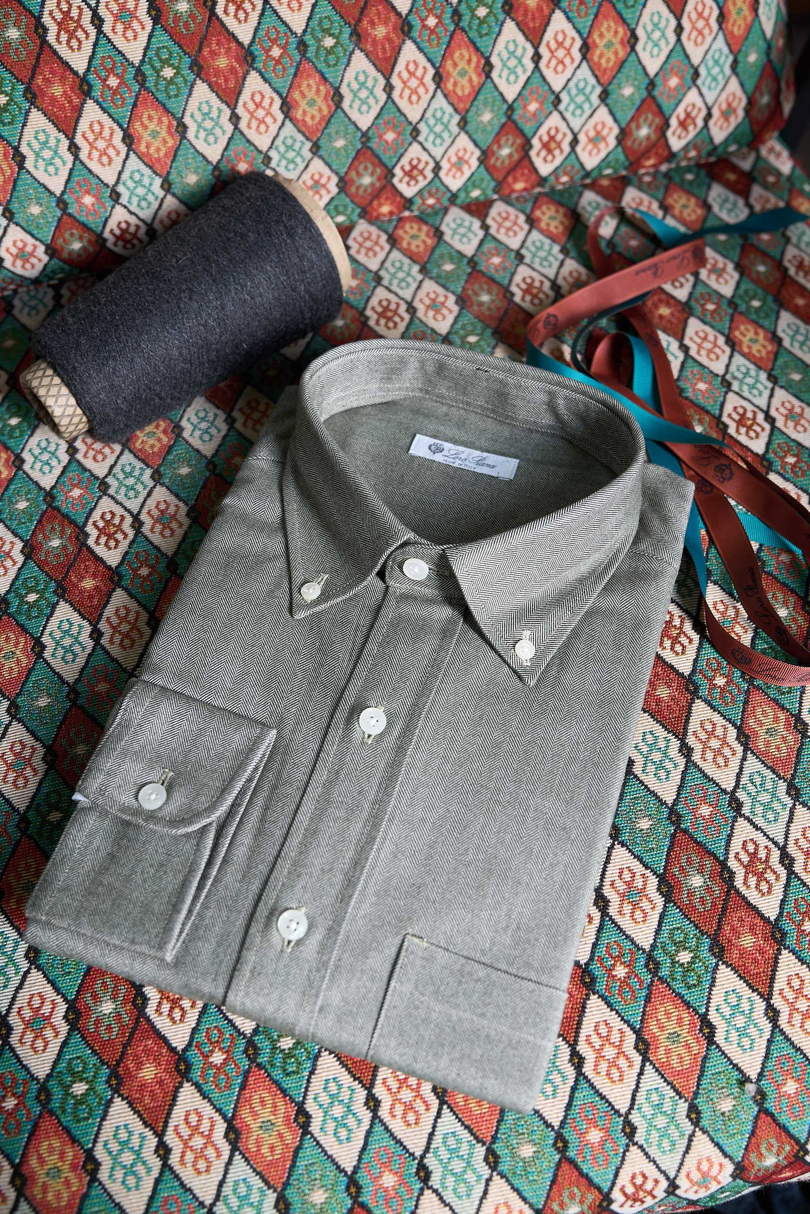 NO:648966,Classic fishbone texture!  LP family selects high-quality 10 cotton fabric casual collar button design long-sleeved shirt for men. Classic herringbone pattern long-sleeved shirt, pure cotton texture and elegant style go both ways. When the classic herringbone pattern meets the high-end aesthetics of LP family, a men's shirt with both texture and style is born. Abandon exaggerated design, use delicate texture to outline the gentleman's heritage, and use pure cotton feeling to carry comfortable wear. Whether it is for workplace commuting or daily leisure, you can easily achieve a relaxed and elegant aura.  Texture aesthetics: classic fishbone pattern, low-key and hidden edge  We chose the highly recognizable classic herringbone pattern. The texture is regular and orderly but with a hidden sense of rhythm. It breaks the monotony of solid-color shirts and injects layering and three-dimensional tension into the body. Different from straightforward printing elements, the herringbone pattern quietly blends mature charm and low-key luxury with a subtle texture language. When you raise your hand and turn around, the delicate texture has its own light and shadow texture, showing an unintentional fashionable taste, easily adapting to the solemnity of business and the casualness of leisure.  The fabric is luxuriously combed cotton, giving you a full sense of breathability.  Continuing LP's strict pursuit of quality, we select high-quality pure cotton fabrics. The pure natural cotton fiber eliminates all chemical impurities. It feels as soft and delicate as clouds, fits the skin without irritation, and can be used by sensitive skin with peace of mind. Cotton fiber has its own porous structure and has excellent moisture absorption and breathability, even if you sit for a long time in office or daily life.  Even when traveling frequently, it can quickly absorb sweat and dissipate moisture, keeping the skin dry and transparent, making it as light and comfortable as the second layer of skin. The warm and moist texture of natural cotton is combined with the texture of bones, and the upper body is stiff and not slumped. It has the softness of the fabric without losing the neat silhouette of the shirt, and it can still maintain good shape after long-term wear.  Ingenious design of casual collar buttons, unlocking multi-scenario wear  Well versed in men's dressing needs, the casual collar button design is adopted to abandon the sense of excessive formal restraint. The collar line is smooth and natural, perfectly modifying the neck contour. Unbuttoning a collar button brings a casual and relaxed daily feel, while fastening the collar button switches to a calm and restrained business style, easily compatible with diverse scenarios. The details are full of ingenuity, and the collar buttons are made of textured accessories, with a delicate and moist luster, which matches the fish.  The bone texture complements each other, and every stitch is tightly sewn, following high-end clothing craftsmanship standards, hiding a sense of sophistication in every square inch. The classic long-sleeved version is suitable for all seasons, and the cuffs are designed to fit the arm lines, allowing free movement without restraint. Whether worn alone to show style, or layered with suits or sweaters to create layering, it can show the diverse styles of urban gentlemen.  This LP men's herringbone pattern pure cotton shirt conveys style with texture, comfort with fabric, and adapts to life with design, making every wear a dual enjoyment of quality and aesthetics, interpreting a low-key and extraordinary gentleman style. Size M-3XL,,loro piana,shirts,business suit,alexander wang19860909经典鱼骨纹纹理！LP家精选优质10棉面料休闲领扣设计长袖衬衫男士经典鱼骨纹长袖衬衫,纯棉质感与优雅格调的双向奔赴. 当经典鱼骨纹邂逅LP家族的高阶美学,一件兼具质感与风格的男士衬衫就此诞生.摒弃浮夸设计,以细腻纹理勾勒绅士底蕴,用纯粹棉感承载舒适穿着,无论是职场通勤还是日常休闲,都能轻松拿捏松弛优雅的穿搭气场. 纹理美学经典鱼骨纹,低调藏锋芒 甄选辨识度拉满的经典鱼骨纹,纹路规整有序却暗藏韵律感,打破纯色衬衫的单调沉闷,为衣身注入层次与立体张力.不同于直白的印花元素,鱼骨纹以含蓄的肌理语言,将成熟魅力与低调奢华悄然融合,抬手转身间,细腻纹路自带光影质感,尽显不刻意的时髦品味,轻松适配商务的庄重与休闲的随性. 面料奢享精梳棉,呼吸感满格 延续LP对品质的严苛追求,甄选优质纯棉面料,纯然天然的棉纤维剔除一切化学杂质,触感如云朵般柔软细腻,贴肤无刺激,敏感肌也能安心驾驭.棉纤维自带多孔结构,吸湿透气性能出众,即便久坐办公或日常出行,也能快速吸收汗液并散发潮气,保持肌肤干爽通透,宛如第二层肌肤般轻盈舒适.天然棉料的温润质感与筋骨感兼具,上身挺括不塌,既有面料的柔软度,又不失衬衫的利落版型,久穿仍能维持良好形态. 设计巧思休闲领扣,解锁多场景穿搭 深谙男士穿搭需求,采用休闲领扣设计,摒弃过度正式的束缚感,领型线条流畅自然,完美修饰颈部轮廓,解开一颗领扣是随性松弛的日常感,扣合领扣则切换沉稳内敛的商务态,轻松兼容多元场景.细节处尽显匠心,领扣甄选质感辅料,光泽细腻温润,与鱼骨纹肌理相映成趣,每一处针脚都严丝合缝,遵循高阶制衣工艺标准,将精致感藏于方寸之间.经典长袖版型适配四季穿着,袖口设计贴合手臂线条,活动自如无束缚,无论是单穿彰显格调,还是内搭西装、针织衫打造叠穿层次,都能展现都市绅士的多元型格. 这款LP男士鱼骨纹纯棉衬衫,以纹理传格调,以面料承舒适,以设计适配生活,让每一次穿着都成为品质与美学的双重享受,诠释低调而不凡的绅士风范. 码数M-3XL,,loro piana,shirts,business suit,alexander wang,Men's clothing