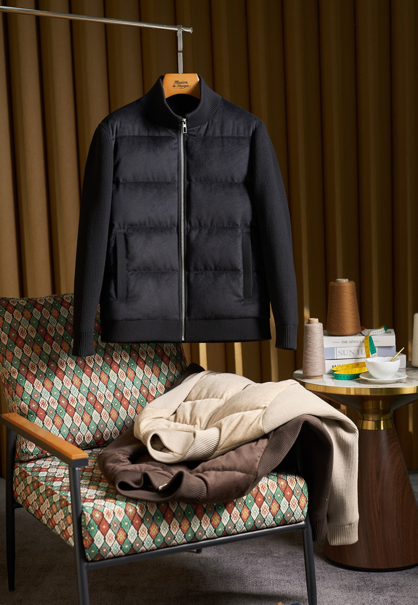 NO:648988,Knitted, woolen and down!  LP's stand-collar knitted down jacket is filled with 90% white duck down, lightweight and warm, fashionable jacket down jacket. LP's stand-collar knitted down jacket is a double crowning of high-end texture and cold protection.  Inheriting the craftsmanship essence of the LP family, this stand-collar knitted down jacket uses the triple luxury materials of 'knit + wool + down' to reconstruct the aesthetics of winter dressing. It uses high-count worsted knitted fabrics and spliced with delicate woolen textures, which feel as soft and waxy as the clouds.  The shape is neat and fits the lines of the shoulders and neck, outlining the tall and straight figure of men. It is filled with 90% white duck down, which has undergone multiple cleaning and fluffiness tests. It is lightweight and has no weight-bearing feeling. Its temperature locking performance is far superior to ordinary down products, taking into account winter warmth and freedom of movement.  The stand-up collar design inherits the classic business aesthetics, and the neat lines modify the neck contour. Whether it is paired with a turtleneck cashmere sweater to create a business commuting look, or layered with a casual shirt to create a relaxed feel in daily life, it can be adapted to a variety of scenarios. From fabric selection to car  The wiring is hand-made, and every detail follows LP's strict quality control standards. The stitching is fine and smooth, and the hardware accessories are thick-textured. It perfectly integrates Italian luxury and practical functions, allowing winter clothing to maintain a high-end texture without losing warmth and grace.  Abandoning bloat and dullness, breaking the stereotype of winter wear with a light silhouette, the LP stand-collar knitted down jacket is not only a hard-core cold-proof item to cope with low temperatures, but also a style carrier that highlights men's taste. The ingenuity is seen in the details and the style is revealed in the texture. Size M-3XL (khaki. black. coffee),, loro piana, jackets & coats, shirts, down jacket, alexander wang19860909针织、毛呢加羽绒！LP家立领款针织羽绒服填充90白鸭绒轻薄保暖时尚夹克羽绒服LP家立领针织羽绒服,高阶质感与御寒力的双重加冕. 承袭LP世家的匠造精髓,这款立领针织羽绒服以「针织+毛呢+羽绒」三重奢材重构冬日着装美学.甄选高支精纺针织面料拼接细腻毛呢肌理,触感如云端柔糯,版型利落贴合肩颈线条,勾勒男士挺拔身形；内里填充90白鸭绒,经过多道清洁与蓬松度检测,轻量无负重感,锁温性能远超普通羽绒制品,兼顾冬日保暖与行动自在. 立领设计承袭经典商务美学,利落线条修饰颈部轮廓,无论是搭配高领羊绒衫打造商务通勤造型,还是叠搭休闲衬衫诠释日常松弛感,皆能适配多元场景.从面料甄选到车工走线,每一处细节皆遵循LP严苛的品控标准,针脚细密平整,五金配件质感厚重,将意式奢华与实用功能完美融合,让冬日着装既保有高阶质感,又不失温度与风度. 摒弃臃肿与沉闷,以轻薄廓形打破冬日穿搭的刻板印象,LP立领针织羽绒服,既是应对低温的硬核御寒单品,亦是彰显男士品味的风格载体,于细节处见匠心,于质感中显格调. 码数M-3XL（卡其.黑色.咖啡）,,loro piana,jackets & coats,shirts,down jacket,alexander wang,Men's clothing