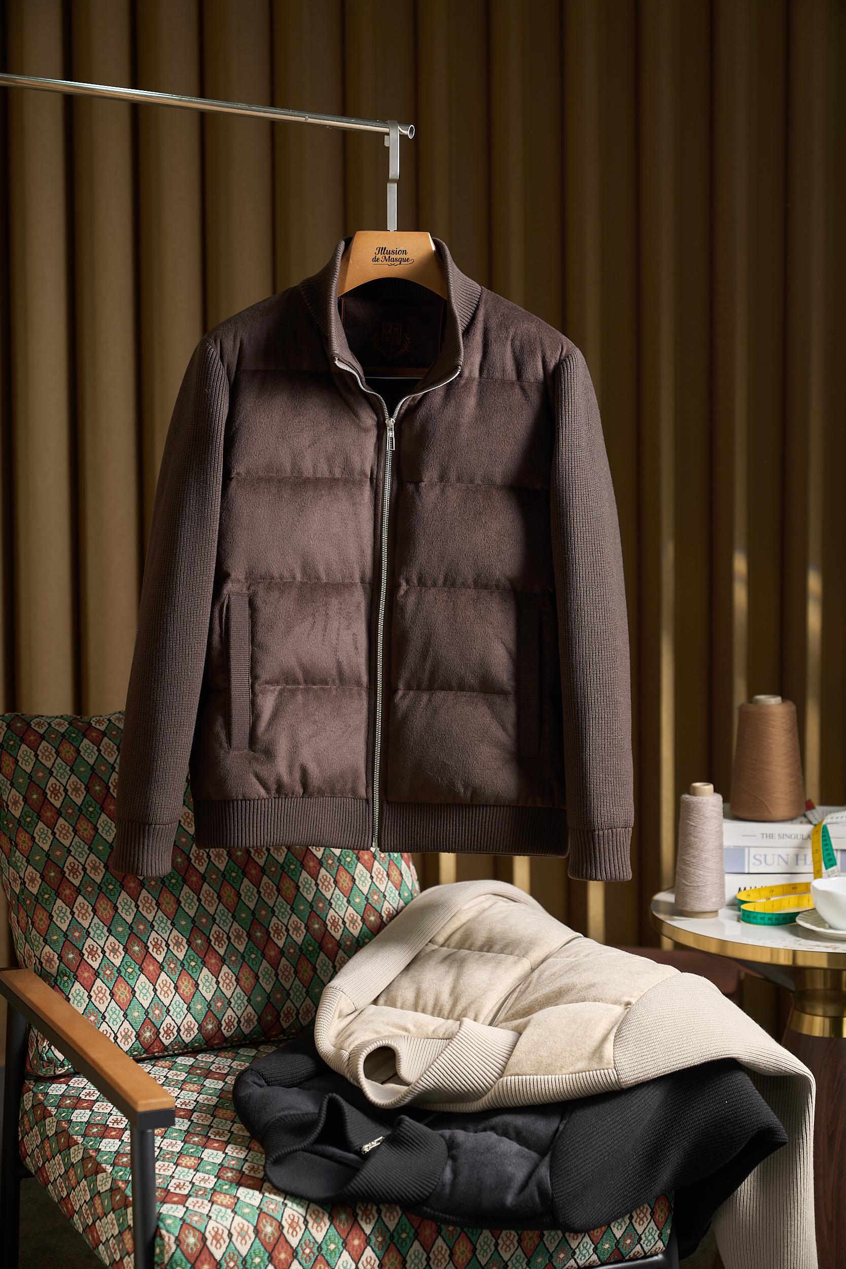 NO:648915,Knitted, woolen and down!  LP stand-collar knitted down jacket filled with 90% white duck down, light and warm, fashionable jacket down jacket] LP stand-collar knitted down jacket, a double crown of high-end texture and cold protection.  Inheriting the craftsmanship essence of the LP family, this stand-collar knitted down jacket uses the triple luxury materials of 'knit + wool + down' to reconstruct the aesthetics of winter dressing. It uses high-count worsted knitted fabrics and spliced with delicate woolen textures, which feel as soft and waxy as the clouds.  The shape is neat and fits the lines of the shoulders and neck, outlining the tall and straight figure of men. It is filled with 90% white duck down, which has undergone multiple cleaning and fluffiness tests. It is lightweight and has no weight-bearing feeling. Its temperature locking performance is far superior to ordinary down products, taking into account winter warmth and freedom of movement.  The stand-up collar design inherits the classic business aesthetics, and the neat lines modify the neck contour. Whether it is paired with a turtleneck cashmere sweater to create a business commuting look, or layered with a casual shirt to create a relaxed feel in daily life, it can be adapted to a variety of scenarios. From fabric selection to car  The wiring is hand-made, and every detail follows LP's strict quality control standards. The stitching is fine and smooth, and the hardware accessories are thick-textured. It perfectly integrates Italian luxury and practical functions, allowing winter clothing to maintain a high-end texture without losing warmth and grace.  Abandoning bloat and dullness, breaking the stereotype of winter wear with a light silhouette, the LP stand-collar knitted down jacket is not only a hard-core cold-proof item to cope with low temperatures, but also a style carrier that highlights men's taste. The ingenuity is seen in the details and the style is revealed in the texture. Size M-3XL (khaki. black. coffee),, loro piana, jackets & coats, shirts, down jacket, alexander wang19860909针织、毛呢加羽绒！LP家立领款针织羽绒服填充90白鸭绒轻薄保暖时尚夹克羽绒服】LP家立领针织羽绒服,高阶质感与御寒力的双重加冕. 承袭LP世家的匠造精髓,这款立领针织羽绒服以「针织+毛呢+羽绒」三重奢材重构冬日着装美学.甄选高支精纺针织面料拼接细腻毛呢肌理,触感如云端柔糯,版型利落贴合肩颈线条,勾勒男士挺拔身形；内里填充90白鸭绒,经过多道清洁与蓬松度检测,轻量无负重感,锁温性能远超普通羽绒制品,兼顾冬日保暖与行动自在. 立领设计承袭经典商务美学,利落线条修饰颈部轮廓,无论是搭配高领羊绒衫打造商务通勤造型,还是叠搭休闲衬衫诠释日常松弛感,皆能适配多元场景.从面料甄选到车工走线,每一处细节皆遵循LP严苛的品控标准,针脚细密平整,五金配件质感厚重,将意式奢华与实用功能完美融合,让冬日着装既保有高阶质感,又不失温度与风度. 摒弃臃肿与沉闷,以轻薄廓形打破冬日穿搭的刻板印象,LP立领针织羽绒服,既是应对低温的硬核御寒单品,亦是彰显男士品味的风格载体,于细节处见匠心,于质感中显格调. 码数M-3XL（卡其.黑色.咖啡）,,loro piana,jackets & coats,shirts,down jacket,alexander wang,Men's clothing