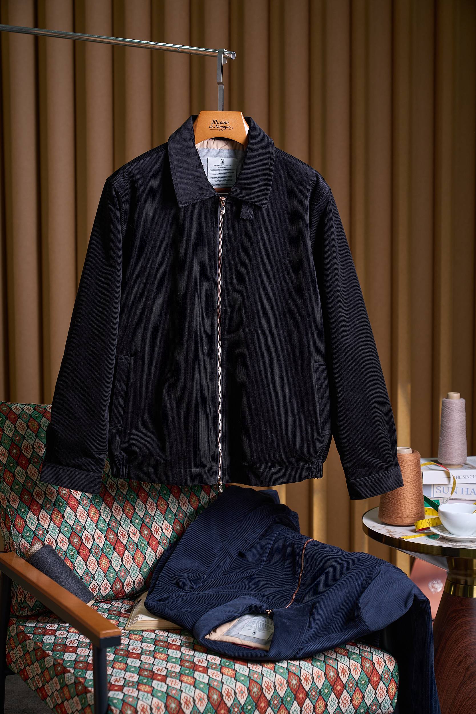 NO:712645,[Encounter a retro classic - Brunello Cucinelli laminated corduroy jacket] This corduroy jacket is carefully recommended for you, perfectly blending classic and practical, adding a unique style to your wardrobe.  The corduroy fabric of this jacket has a delicate texture and a thick texture. The fabric has a retro filter and its unique vertical corduroy texture not only gives people a warm feeling visually, but also brings an unparalleled comfortable experience to the touch. It is like a messenger of time, carrying retro feelings and integrating into modern fashion with a new attitude.  The inside of the jacket uses exquisite quilting technology and is filled with full cotton material to form a neat diamond-shaped plaid. This design not only adds a sense of layering and three-dimensionality to the clothing, but also locks in warmth for you and resists the biting cold wind in the cold season. Every stitching is meticulous, demonstrating the brand's strict pursuit of quality.  Every detail shows the style of a big brand. The exquisite metal zipper is smooth and easy to pull, and makes a crisp sound when opening and closing, like a fashionable movement. The cuffs and collar are closed with corduroy fabric of the same color, which is both warm and neat. The unique button design is engraved with the brand logo, low-key and luxurious, adding a sense of sophistication to the overall look.  The tailoring of this jacket is excellent. It follows ergonomic principles and fits the body curves without being too tight, giving the body enough room for movement. Whether it is daily travel, business office or casual gatherings, it can be easily controlled and show your unique taste and temperament. As a leading brand in the fashion industry, Brunello Cucinelli has always upheld the selection of high-quality materials and a persistent expression of exquisite craftsmanship. Size 48-56,, brunello cucinelli, jackets & coats,19860909【邂逅复古经典——Brunello Cucinelli夹层灯芯绒夹克】为您精心推荐的这款灯芯绒夹克,将经典与实用完美融合,为您的衣橱增添一抹别样的风采. 这款夹克的灯芯绒面料,细腻的质感与厚实的质地,自带复古滤镜的面料,以其独特的竖条绒纹理,不仅在视觉上给人以温暖的感受,更在触觉上带来无与伦比的舒适体验.它像是岁月的使者,承载着复古的情怀,又以崭新的姿态融入现代时尚. 夹克的内里采用了精湛的绗缝工艺,填充饱满的棉料,形成整齐的菱形格纹.这种设计不仅增添了服装的层次感与立体感,更在寒冷的季节里,为您锁住温暖,抵御凛冽寒风.每一处缝线都细致入微,彰显着品牌对品质的严苛追求. 细节之处,尽显大牌风范.精致的金属拉链,顺滑易拉,在开合间发出清脆声响,仿佛是时尚的乐章.袖口与领口处,采用同色系灯芯绒面料收口,既保暖又利落.独特的纽扣设计,刻有品牌标识,低调而奢华,为整体造型增添了一份精致感. 这款夹克的剪裁堪称一绝.遵循人体工程学原理,贴合身体曲线,却又不过分紧绷,给予身体足够的活动空间.无论是日常出行、商务办公还是休闲聚会,它都能轻松驾驭,展现出您独特的品味与气质. Brunello Cucinelli作为时尚界的领军品牌,一直秉持着对高品质材料的精选与对精湛工艺的一种执着表达. 码数48-56,,brunello cucinelli,jackets & coats,,Men's clothing