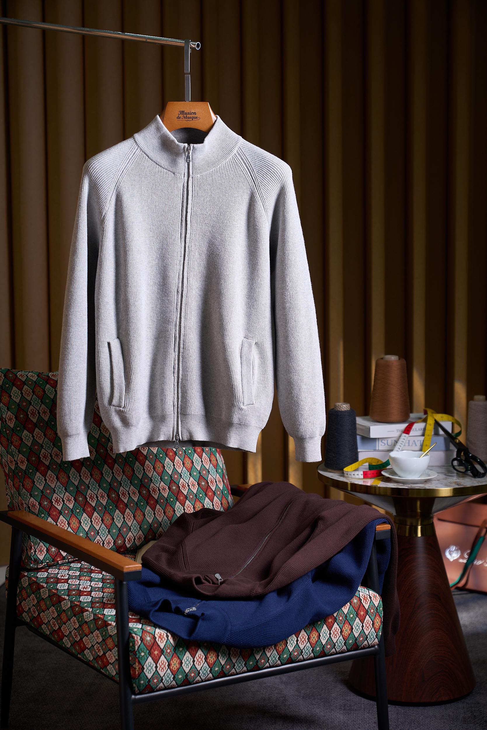 NO:661155,Price adjustment [Lightweight, warm and not bulky, cold-resistant half-turtle collar zipper sweater]  This half turtleneck zipper sweater adopts a classic and simple design concept. The half turtleneck style wraps the neck just right, providing just the right amount of warmth in slightly cooler weather without looking too restrictive. The zipper design injects a smart atmosphere into this sweater.  , you can freely adjust the height of the zipper according to different occasions and personal preferences to create a variety of styles, casual or formal. Whether it is paired with a simple shirt to show the style of a business gentleman, or worn with a solid color T-shirt to create a casual atmosphere, it can be easily controlled.  The sweater is made of Egyptian cotton, also known as 'Egyptian long-staple cotton', which has long fiber length and high strength. The knitted cardigan fabric is soft, breathable, has good drape, is durable and comfortable, and is a representative of high-end cotton. It has good breathability, allowing the skin to breathe freely, and will not feel stuffy even if worn for a long time. At the same time, the fabric has moderate elasticity, which can fit the body curve well and show off a man's strong figure without creating a sense of restraint, allowing you to move freely and casually.  The fine knitting process makes the texture of the sweater clear and even, and the lines are smooth and natural. The zipper part is firmly installed, opening and closing smoothly, and the details highlight the quality. Strict quality testing ensures that each sweater has excellent durability and becomes an enduring fashion item in your wardrobe.  In order to meet the individual needs of different men, we have launched a variety of classic and fashionable color options. The calm and atmospheric dark blue is suitable for business occasions and men who pursue low-key luxury; the warm and soft light gray shows elegance and affinity; the rich and mellow dark brown adds a retro and mature charm. No matter which style preference you have, you can find your own color in this sweater. Size M-3XL, sweaters, shirts, tees, t-shirt,  19860909调价【轻盈保暖不臃肿,抗寒小能手半高领拉链毛衣】 这款半高领拉链毛衣采用了经典而简约的设计理念.半高领的款式恰到好处地包裹颈部,既能在微凉的天气里提供恰到好处的温暖,又不会显得过于拘谨.拉链的设计则为这件毛衣注入了灵动的气息,你可以根据不同的场合和个人喜好,自由调节拉链的高度,打造或休闲或正式的多样风格.无论是搭配简约的衬衫展现商务绅士风度,还是内搭一件纯色T恤营造休闲随性的氛围,它都能轻松驾驭. 毛衣选用了埃及棉又称“埃及长绒棉”,纤维长度长、强度高,制成的针织开衫面料柔软、透气,悬垂感好,耐用且舒适,是高端棉质的代表.具有良好的透气性,能让肌肤自由呼吸,即使长时间穿着也不会感到闷热.同时,面料的弹性适中,既能很好地贴合身体曲线,展现出男士的健硕身姿,又不会产生束缚感,让你在活动时自如随性. 精细的针织工艺使得毛衣的纹理清晰、均匀,线条流畅自然.拉链部分安装牢固,开合顺滑,细节之处彰显品质.经过严格的质量检测,确保每一件毛衣都具备卓越的耐用性,成为你衣橱中经久不衰的时尚单品. 为了满足不同男士的个性需求,我们推出了多种经典且时尚的色彩选择.沉稳大气的深蓝色,适合商务场合和追求低调奢华的男士；温暖柔和的浅灰色,展现出优雅与亲和力；浓郁醇厚的深棕色,则增添了一份复古与成熟的魅力.无论你是哪种风格偏好,都能在这款毛衣中找到属于自己的色彩. 码数M-3XL,,sweaters,shirts,tees，t-shirt, ,Men's clothing