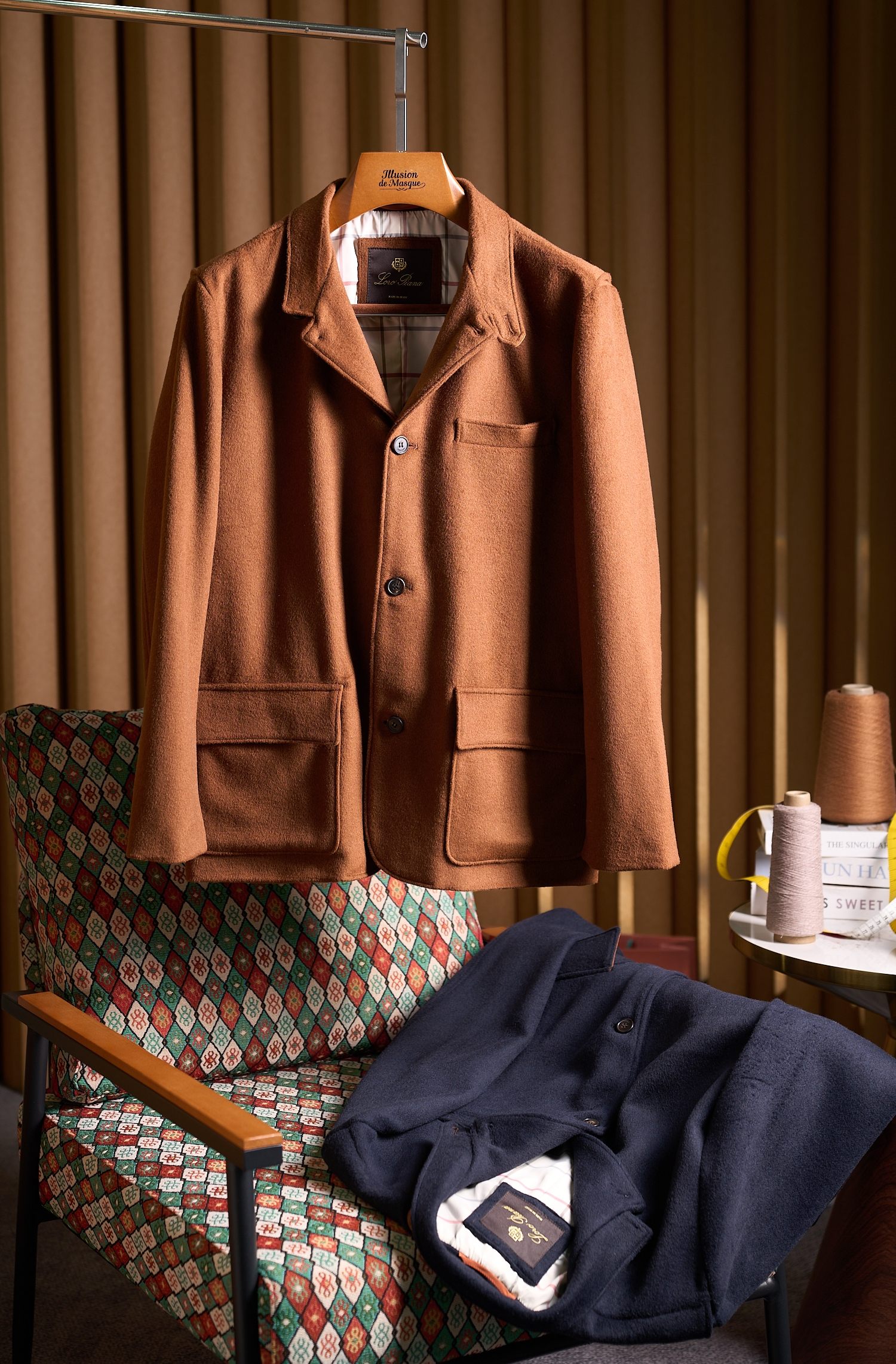 NO:680824,[Noyo Panya | Men's Outerwear Cashmere Blend Amber Brown Blazer] Golden ratio fabrics, the perfect balance of touch and performance - a subtle artistic reconciliation. Made of 20 cashmere and 80% wool is carefully blended. Cashmere, known as 'soft gold', has fine and soft fibers that wrap your skin as gently as clouds, bringing the ultimate comfortable touch. Every touch is like an intimate dialogue with gentleness. Wool, on the other hand, is known for its excellent warmth and stiffness, giving the jacket a firm feel. Tough frame. The golden ratio of the two not only retains the delicate skin-friendly nature of cashmere, but also combines the warmth and stiffness of wool. The jacket can build a warm defense line for you in the cold season while always maintaining an elegant silhouette. Whether you are walking on the urban streets or traveling in business situations, you can show a calm and confident temperament. Sheepskin lapels, the finishing touch of luxury style The collar design is the soul of this jacket. The lapel is made of high-quality sheepskin, which is soft and shiny. The unique texture of sheepskin is delicate and natural. Each fold seems to be an elegant mark left by the years, adding a sense of casualness and luxury to the overall look. When you put on this jacket, the sheepskin lapel gently fits your neck, which not only protects you from the cold, but also inadvertently reveals an innate noble temperament, making you stand out from the crowd and become the center of attention. Sheepskin flap pocket, an exquisite fusion of practicality and fashion The jacket's flap pocket design cleverly combines practicality and fashion. It is also carefully made of high-quality sheepskin, complementing the overall style, and the details are exquisite and elegant. The flap pocket not only provides you with convenient storage space, allowing you to easily store mobile phones, wallets and other personal belongings. It also visually enriches the layering of the jacket, adding a sense of toughness and sophistication. Whether it is for daily travel or business negotiations, this jacket can meet your dual needs for fashion and practicality with its unique design, allowing you to exude confidence and charm in every gesture, showing a gentleman's demeanor or elegance. Size 48-56,,wallets,jackets & coats,jackets & coats,business suit,sheepskin,gold,19860909【诺悠翩雅 |男装外套羊绒混纺琥珀棕西装夹克】黄金配比面料,触感与性能 的完美平衡——一场精妙的艺术调和. 由 20羊绒与 80羊毛精心混纺而成.羊绒,被誉为“软黄金”,其纤维细密柔软,如云朵般轻柔地包裹着您的肌肤,带来极致的舒适触感,每一次触碰都仿佛是与温柔的亲密对话.而羊毛,则以其出色的保暖性和挺括感著称,为夹克赋予了坚韧的骨架.二者黄金配比,既保留了羊绒的细腻亲肤,又兼具羊毛的保暖与挺括,让夹克在寒冷季节为您筑起温暖防线的同时,始终保持优雅的廓形,无论您是行走在都市街头,还是穿梭于商务场合,都能展现出从容自信的气质. 羊皮翻领,奢华格调的点睛之笔 领型设计是这件夹克的灵魂所在.精选上乘羊皮打造的翻领,质感柔软且富有光泽,羊皮独特的纹理,细腻而自然,每一道褶皱都仿佛是岁月留下的优雅印记,为整体造型增添了一份随性与高级感.当您穿上这件夹克,羊皮翻领轻轻贴合颈部,不仅为您抵御寒冷,更在不经意间流露出一种与生俱来的尊贵气质,让您在人群中脱颖而出,成为焦点所在. 羊皮翻盖口袋,实用与时尚的精妙融合 夹克的翻盖口袋设计,巧妙地将实用性与时尚感完美结合.同样采用优质羊皮精心制作,与整体风格相得益彰,细节之处尽显精致与考究.翻盖口袋不仅为您提供了便捷的储物空间,让您轻松收纳手机、钱包等随身物品,更在视觉上丰富了夹克的层次感,增添了一份硬朗与干练.无论是日常出行还是商务洽谈,这款夹克都能凭借其独特的设计,满足您对时尚与实用的双重需求,让您在举手投足间散发自信魅力,尽显绅士风度或优雅气质. 码数48-56,,wallets,jackets & coats,jackets & coats,business suit,sheepskin,gold,,Men's clothing