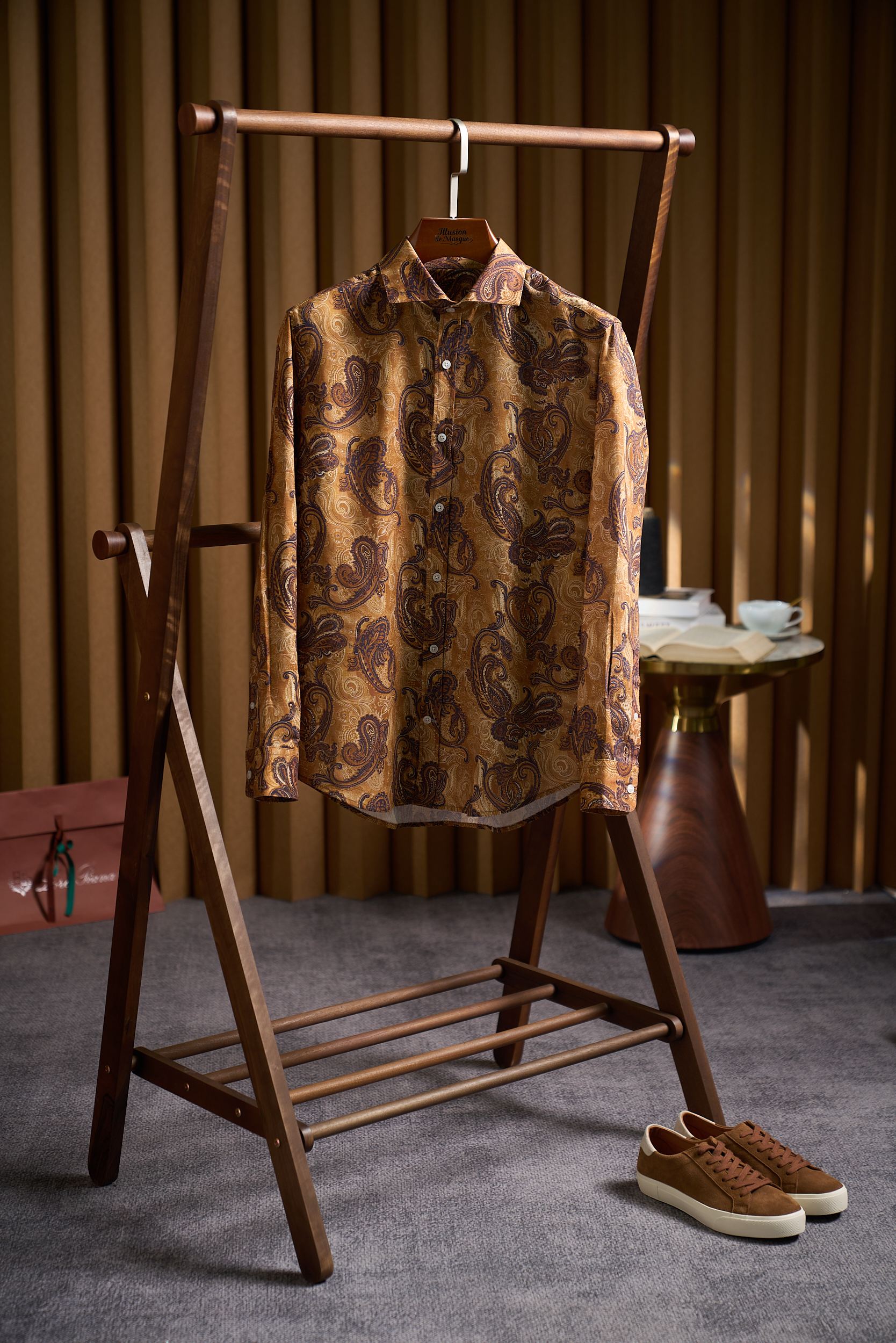 NO:712160,['Cashew Flower' | The retro romance of the paisley pattern shirt travels through time and space, interpreting the immortal elegant style] HY1260320 1. The core positioning of the paisley pattern as 'eternal classic'  Inspired by the iconic Paisley pattern, it combines the luxurious aesthetics of 19th-century European aristocrats with modern casual styles to create this versatile shirt that can be used for daily life or banquets. The delicate cashew-shaped swirl pattern, combined with the smooth touch of high-count cotton, makes every wear a tribute to classic aesthetics. 2. The pattern traces its origins to Paisley - an artistic symbol that spans cultures.  The historical origin originated in ancient Persia (now Iran). The paisley pattern is based on the 'Tree of Life', which symbolizes prosperity and eternity. It was introduced to Europe through the town of Paisley in Scotland in the 19th century and became the favorite of the Victorian aristocrats. The swirling curves are intertwined with flowers, vines and geometric elements, and the color levels are rich but not messy. It has the complexity of Eastern mysticism and the sense of order of Western classicism. 3. Fabrics and Craftsmanship The 'delicate touch' of 40 linen 60 lyocell fabric  The material selected has slender and flexible fibers, the fabric is stiff and wrinkle-resistant, and has excellent breathability. It is suitable for wearing alone in spring and summer or layering in autumn and winter. Craftsmanship details: The curved hem is designed to be short in the front and long in the back, which makes it neater when tucked into the waistband. It drapes naturally when worn outside, modifying the proportions of the body shape.  Ralph Lauren is good at drawing inspiration from history and culture, and the paisley pattern is one of the representative elements of its 'American retro' style. It is neither completely oriental nor purely Western, but creates a 'universal elegance that spans time and space' through deconstruction and reorganization. Wearing it is not only choosing a piece of clothing, but also choosing a life attitude that 'doesn't follow the trend, but is always classic.' 'The charm of the paisley pattern is that it has never really been popular, nor has it ever really gone out of style.'  Size M-3XL,,shirts,19860909【'腰果花' | 佩斯利花纹衬衫穿越时空的复古浪漫,演绎不朽的优雅格调】HY1260320 一、核心定位佩斯利花纹的「永恒经典」 以标志性佩斯利花纹（Paisley）为灵感,将19世纪欧洲贵族的奢华美学与现代休闲风格融合,打造出这款「可日常可宴会」的百搭衬衫.细腻的腰果形漩涡纹样,搭配高支棉的柔滑触感,让每一次穿着都成为对经典美学的致敬. 二、花纹溯源佩斯利——跨越文化的艺术符号  历史渊源起源于古波斯（今伊朗）,佩斯利花纹以“生命之树”为原型,象征繁荣与永恒,19世纪经苏格兰佩斯利镇传入欧洲,成为维多利亚时代贵族的挚爱.  漩涡曲线交织着花卉、藤蔓与几何元素,色彩层次丰富却不杂乱,既有东方神秘主义的繁复,又蕴含西方古典主义的秩序感. 三、面料与工艺40亚麻60莱赛尔织物的「细腻触感」  材质选择纤维细长柔韧,面料挺括抗皱,透气性极佳,适合春夏单穿或秋冬叠穿.  工艺细节  弧形下摆前短后长的设计,塞进裤腰时更利落,外穿时自然垂坠,修饰身形比例. 拉夫劳伦擅长从历史与文化中汲取灵感,佩斯利花纹正是其“美式复古”风格的代表元素之一.它既非完全的东方,也非纯粹的西方,而是通过解构与重组,创造出一种“跨越时空的普世优雅”.穿上它,不仅是选择一件衣服,更是选择一种“不随波逐流,却永远经典”的生活态度. “佩斯利花纹的魅力,在于它从未真正流行,也从未真正过时.” 码数M-3XL,,shirts,,Men's clothing