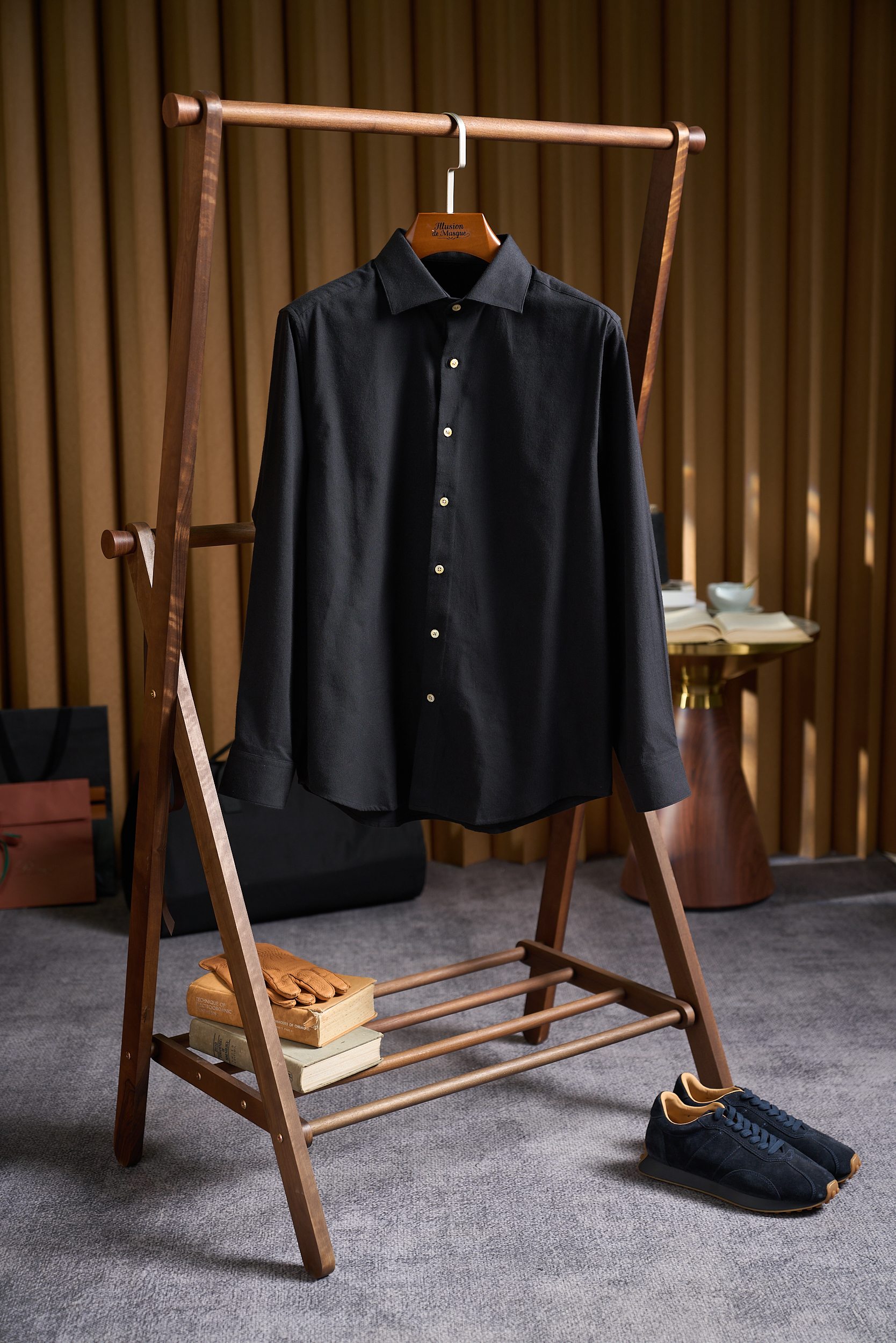 NO:712162,[The collision of retro silhouette and soft and warm texture of brushed cotton Windsor collar casual shirt defines the lazy gentleman style in autumn and winter] HY1260285 1. The core positioning of Windsor collar is 'new interpretation of retro leisure'  It is based on the 'soft and warm texture of brushed cotton' and combines the classic Windsor collar silhouette to create this autumn and winter shirt that can be used for business or leisure. Abandoning the stereotype of traditional shirts, using the natural fluff of brushed cotton and the majestic outline of the Windsor collar to balance formality and casualness, it is suitable for diverse scenes from the office to weekend cafes. 2. Appearance design Windsor collar - the 'aura' of the shirt 1. Windsor collar (Windsor collar)  The visual tension of Collar's retro silhouette. The collar features a collar tip angle of about 120° and a wide and full collar. It is inspired by the iconic dress of the British Duke of Windsor in the 1930s. It is elegant and noble, and can support the neck line without a tie. It is suitable for round or square faces to modify the face shape.  Detailed processing: The metal collar brace is hidden at the collar tip and can be freely removed to ensure that the collar is stiff and not soft; the collar is made of double-layer brushed cotton splicing, with moderate thickness, which is not easy to deform when layered with coats in autumn and winter. 2. Color and texture The 'natural texture' of brushed cotton Color selection Army green low-saturation olive green, with a retro military style, paired with khaki pants or jeans to show a tough gentleman's look;  Pure black is a classic and versatile color. After brushing, it presents a subtle velvety luster, which avoids the dullness of pure black and gives a warmer texture. The fabric texture of cotton is processed by 'sanding process' to form 0.3mm short pile on the surface, which feels as soft and waxy as cashmere. It also retains the breathability of cotton, and it is not stuffy when layered with a sweater at -5℃. 3. Cutting and details 'Relaxed aesthetics' of casual style 1. Cutting characteristics  The loose and slightly dropped shoulder line naturally droops 1.5cm, not tight or restrictive, and adapts to a variety of shoulder shapes; there is a 5cm margin for the bust and waist, so there is no tightness when sitting down, interpreting the casual philosophy of 'lazy but not sloppy'. The curved hem hangs naturally when worn outside, modifying the hip line; when tucked into the waistband, the front hem is neat and the back hem is not exposed. 2. Craftsmanship highlights  The shell buttons are polished with natural yellow shells and have a pearly luster on the surface, which contrasts with the matte texture of brushed cotton, making them low-key and refined; the cuffs are designed with a single row of 2 buttons for adjustment. When the cuffs are rolled up to the forearm, the brushed edges are more comfortable in contact with the skin, avoiding the harsh friction of traditional shirts. 4. Material Advantages Brushed cotton is 'exclusive for autumn and winter'  The warm short velvet forms an air barrier, which is 40% warmer than ordinary cotton shirts. It is suitable for wearing alone or layered under 10℃. The soul of brushed cotton is hidden in the layer of 0.3mm short velvet - it is as delicate as the first snow and as soft as cashmere. However, due to the natural fragility of the fiber, it requires 'dry cleaning and maintenance'  Instead of regular washing. Dry cleaning can not only prevent the short pile from falling off and clumping due to machine washing friction, but also can be gently cleaned with professional solvents to retain the original fluffiness and matte luster of the fabric, making every wear as soft as the first time. 5. The 'fragile aesthetics' of short pile  When fiber protection is washed, the cotton fiber absorbs water and swells, and the short pile is easily pulled and broken by mechanical force, causing the surface to be mottled and dull. Dry cleaning uses solvent penetration and cleaning without rubbing, which protects the integrity of the pile to the greatest extent. Color fastness protection The sanding process is often accompanied by special dyeing technology. Washing may accelerate the loss of pigments, especially dark colors that are prone to looking old. Dry cleaning can stabilize the molecular structure of the dye, making classic colors such as military green and black look new for a long time.  The short pile that maintains style is the 'invisible support' for the stiffness of the Windsor collar. After washing, the collar surface is prone to collapse due to the collapse of the pile; the collar stay can be easily reset after dry cleaning, ensuring that the collar shape remains the same as before. Size 39-43,,jeans,sweaters,shirts,ties,19860909【磨毛棉温莎领休闲衬衫复古廓形与柔暖质感的碰撞,定义秋冬慵懒绅士风】HY1260285 一、核心定位温莎领的「复古休闲新解」 以“磨毛棉的柔暖质感”为基底,融合经典温莎领廓形,打造出这款“可商务可休闲”的秋冬衬衫.摒弃传统衬衫的刻板印象,用磨毛棉的自然绒毛与温莎领的大气轮廓,平衡正式与随性,适配从办公室到周末咖啡馆的多元场景. 二、外形设计温莎领——衬衫的「气场担当」 1. 温莎领（Windsor Collar）复古廓形的视觉张力  领型特点领尖角度约120°,领面宽大饱满,灵感源自1930年代英国温莎公爵的标志性着装,自带优雅贵气,无需领带也能撑起颈部线条,适合圆脸或方脸修饰脸型.  细节处理领尖暗藏金属领撑,可自由拆卸,确保领型挺括不软塌；领面采用双层磨毛棉拼接,厚度适中,秋冬叠穿大衣时不易变形. 2. 色彩与质感磨毛棉的「自然肌理」  色彩选择 军绿色低饱和度橄榄绿,自带复古军事风,搭配卡其裤或牛仔裤,展现硬朗绅士感； 纯黑色经典百搭色,磨毛处理后呈现细微绒毛光泽,避免纯黑的沉闷,更显温暖质感.  面料肌理棉经“砂磨工艺”处理,表面形成0.3mm短绒毛,触感如羊绒般软糯,同时保留棉质的透气性,-5℃叠穿毛衣也不闷热. 三、剪裁与细节休闲版型的「松弛美学」 1. 剪裁特点  宽松微落肩肩线自然下垂1.5cm,不紧绷不束缚,适配多种肩型；胸围与腰围留有5cm余量,坐下时无紧绷感,诠释“慵懒而不邋遢”的休闲哲学.  弧形下摆外穿时自然垂坠,修饰臀部线条；塞进裤腰时前摆利落,后摆不外露. 2. 工艺亮点  贝壳纽扣选用天然黄贝壳打磨,表面泛珍珠光泽,与磨毛棉的哑光质感形成对比,低调显精致；  袖口设计单排2粒纽扣调节,袖口卷至小臂时,磨毛边缘与皮肤接触更舒适,避免传统衬衫的生硬摩擦. 四、材质优势磨毛棉的「秋冬专属」  保暖性短绒毛形成空气隔层,比普通棉衬衫保暖性提升40,适合10℃以下单穿或叠穿； 磨毛棉的灵魂,藏在那层0.3mm的短绒毛里——它如初雪般细腻,似羊绒般温软,却也因纤维的天然脆弱性,需以 “干洗养护” 替代常规水洗.干洗不仅能避免短绒毛因机洗摩擦而脱落、结块,更能通过专业溶剂温和清洁,保留面料原有的蓬松感与哑光光泽,让每一次穿着都如初遇般柔软. 五、短绒毛的「脆弱美学」 纤维保护水洗时,棉纤维吸水膨胀,短绒毛易因机械力拉扯断裂,导致表面斑驳、光泽暗淡；干洗则以溶剂渗透清洁,无需揉搓,最大程度保护绒毛完整性. 色牢度守护磨毛工艺常伴随特殊染色技术,水洗可能加速色素脱落,尤其深色款易显陈旧；干洗能稳定染料分子结构,让军绿色、黑色等经典色历久如新. 型格维持短绒毛是温莎领挺括感的“隐形支撑”,水洗后领面易因绒毛塌陷而软塌；干洗后领撑可轻松复位,确保领型始终如初.  码数39-43,,jeans,sweaters,shirts,ties,,Men's clothing