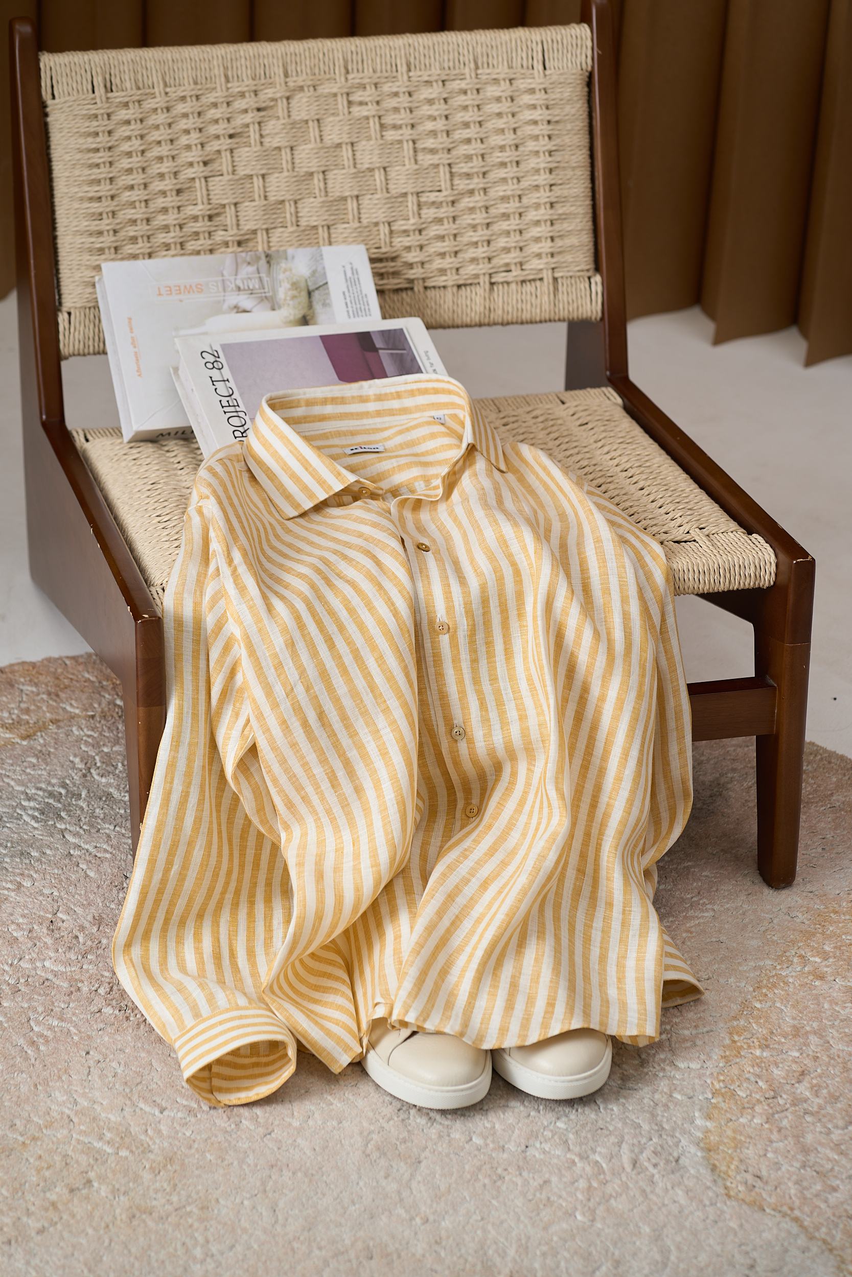 NO:935643,[The 'summer breath' of Italian handmade linen Windsor collar casual shirt] 1. Brand DNA The 'gold standard' of Naples handmade shirts. Kiton, as the top Italian men's clothing brand, is famous for 'each shirt takes 18 hours to be hand-sewn.' Its founder, Ciro Paone, once said, 'True luxury is the accumulation of time and skills.'  This linen casual shirt continues the brand's dedication to natural materials and demanding handcraftsmanship. It combines the classic tailoring of the Windsor collar with the breathing sense of linen, becoming a 'cooling art piece' for the summer gentleman's wardrobe. 2. Fabric Analysis The 'breathing fabric' of linen  The production area and technology are 'Platinum Flax' from the Normandy region of France. The fiber length is more than 30mm. It is processed by the traditional 'Rain and Dew Flax' process - the flax is naturally dried after harvesting, and the sun and dew are used to ferment and soften the fiber, retaining the natural light beige background color and unique texture of the flax. Performance Advantages Breathable and heat-dissipating flax fiber hollow structure, the air permeability is 3 times that of cotton, and it can still keep the body surface dry at 35℃ high temperature in summer to avoid stickiness;  The unique wrinkle feeling of natural anti-wrinkle linen is not a defect, but has become an iconic element of casual style. It becomes softer and forms a unique wearing mark; environmentally friendly and skin-friendly natural plant fiber, no chemical dyeing (yellow stripes are dyed by natural turmeric grass), and friendly to sensitive skin. 3. Design Highlights The 'Balance Art' of Windsor Collar and Striped Aesthetics 1. The 'Metamorphosis' of the Classic Windsor Collar from Business to Leisure  Collar features: The collar tip angle is 120°, the collar height is 9cm, and it is wider than the standard collar. It can be perfectly matched with a Windsor knot tie (for business occasions) or with an open neckline and a Cuban chain (for casual occasions). It has strong compatibility; The hand-shaped collar has 8 layers of cotton lining built in. It is ironed and shaped by master craftsmen. It can maintain a crisp curvature even after repeated washing and avoid collapse. 2. Contrast striped turmeric × off-white 'Summer Palette'  The stripe ratio is 3cm wide ginger stripes and 2cm off-white thin stripes arranged at intervals, visually elongating the body shape, and the yellow and white contrasting colors are like 'Tuscan sun and beach', breaking the dullness of summer; the weaving details adopt the 'double weaving method', the stripe edges have a natural transition, and there is no harsh color block feeling. The natural seeds of the flax fiber can be seen up close, showing an original texture. 3. The 'Kiton code' of handmade details hidden in the stitches  The mother-of-pearl button placket and cuff buttons are made of deep-sea mother-of-pearl from the Philippines. The iridescence on the surface changes with the light, and the edges are hand-polished to be rounded. Kiton's iconic small red label is sewn on the inside of the left sleeve's small red label cuff, which contrasts with the yellow stripes and low-key highlights the brand identity. The back pleat design has a 3cm hand-made pleat at the waist of the back panel to increase the room for movement. There is no sense of restraint when bending or raising hands, taking into account both beauty and functionality.  4. Maintenance guide: The 'beautiful' rule of linen shirts. Washing method: Gentle machine wash in cold water (water temperature <30℃), use neutral detergent, do not bleach; washing inside out can reduce stripe fading; Drying tips: Lay flat to dry or hang in a cool place, avoid direct sunlight (to prevent ginger stripes from fading), do not need to iron after drying, and retain the natural wrinkle feeling;  Tips for wrinkle removal: If you need to wear it on formal occasions, you can iron it with low-temperature steam (below 110℃). Keep a distance of 5cm between the iron and the fabric to avoid flattening the natural texture of linen. Linen Windsor collar shirt - with the temperature of Naples handicrafts and the breathability of linen, it redefines the comfort and elegance of summer gentlemen. Every fold is a testimony of time and texture. Size M-3XL, shirts, gold, ties,19860909【 亚麻温莎领休闲衬衫意式手工的「夏日呼吸感」】 一、品牌基因那不勒斯手工衬衫的「黄金标准」 Kiton（奇顿）作为意大利顶级男装品牌,以“每件衬衫耗时18小时手工缝制”闻名,其创始人Ciro Paone曾说“真正的奢侈是时间与技艺的沉淀.” 这款亚麻休闲衬衫,延续品牌对天然材质的执着与手工工艺的苛求,将温莎领的经典剪裁与亚麻的呼吸感融合,成为夏日绅士衣橱的“降温艺术品”. 二、面料解析亚麻的「会呼吸的面料」  产地与工艺选用法国诺曼底产区的“白金亚麻”,纤维长度达30mm以上,经过传统“雨露麻”工艺处理——亚麻收割后自然晾晒,利用阳光与露水发酵软化纤维,保留亚麻天然的浅米色底色与独特肌理.  性能优势  透气散热亚麻纤维中空结构,透气性是棉的3倍,夏日35℃高温下仍能保持体表干爽,避免黏腻感；  天然抗皱亚麻特有的褶皱感并非缺陷,反而成为休闲风格的标志性元素,越穿越柔软,形成专属穿着印记；  环保亲肤天然植物纤维,无化学染色（黄色条纹为天然姜黄草木染）,对敏感肌友好. 三、设计亮点温莎领与条纹美学的「平衡术」 1. 经典温莎领从商务到休闲的「变形记」  领型特点领尖角度120°,领高9cm,比标准领更宽,既能完美适配温莎结领带（商务场合）,也可敞开领口搭配古巴链（休闲场合）,兼容性极强；  手工定型领部内置8层棉衬,经老师傅手工熨烫定型,即使反复洗涤仍能保持挺括弧度,避免软塌. 2. 撞色条纹姜黄×米白的「夏日调色盘」  条纹比例3cm姜黄色宽条纹与2cm米白色细条纹间隔排列,视觉上拉长身形,黄白撞色如“托斯卡纳阳光与沙滩”,打破夏日沉闷；  织法细节采用“双梭织法”,条纹边缘过渡自然,无生硬色块感,近看可见亚麻纤维的天然结籽,呈现原生态质感. 3. 手工细节藏在针脚里的「Kiton密码」  珍珠母贝纽扣门襟与袖口纽扣选用菲律宾深海珍珠母贝,表面虹彩随光线变化,手工打磨边缘至圆润；  左袖小红标袖口内侧缝有Kiton标志性小红标,与黄色条纹形成点睛撞色,低调彰显品牌身份；  后背活褶设计后片腰部3cm手工活褶,增加活动余量,弯腰或抬手时无束缚感,兼顾美观与功能性. 四、养护指南亚麻衬衫的「越穿越美」法则  洗涤方式冷水轻柔机洗（水温＜30℃）,使用中性洗涤剂,不可漂白；反面洗涤可减少条纹褪色；  晾晒技巧平铺晾干或悬挂于阴凉处,避免阳光直射（防止姜黄色条纹褪色）,晾干后无需熨烫,保留自然褶皱感；  去皱秘诀若需正式场合穿着,可低温蒸汽熨烫（110℃以下）,熨斗与面料保持5cm距离,避免压平亚麻的天然肌理. 亚麻温莎领衬衫——以那不勒斯手工的温度,亚麻的呼吸感,重新定义夏日绅士的舒适与优雅.每一道褶皱,都是时光与质感的见证. 码数M-3XL,,shirts,gold,ties,,Men's clothing