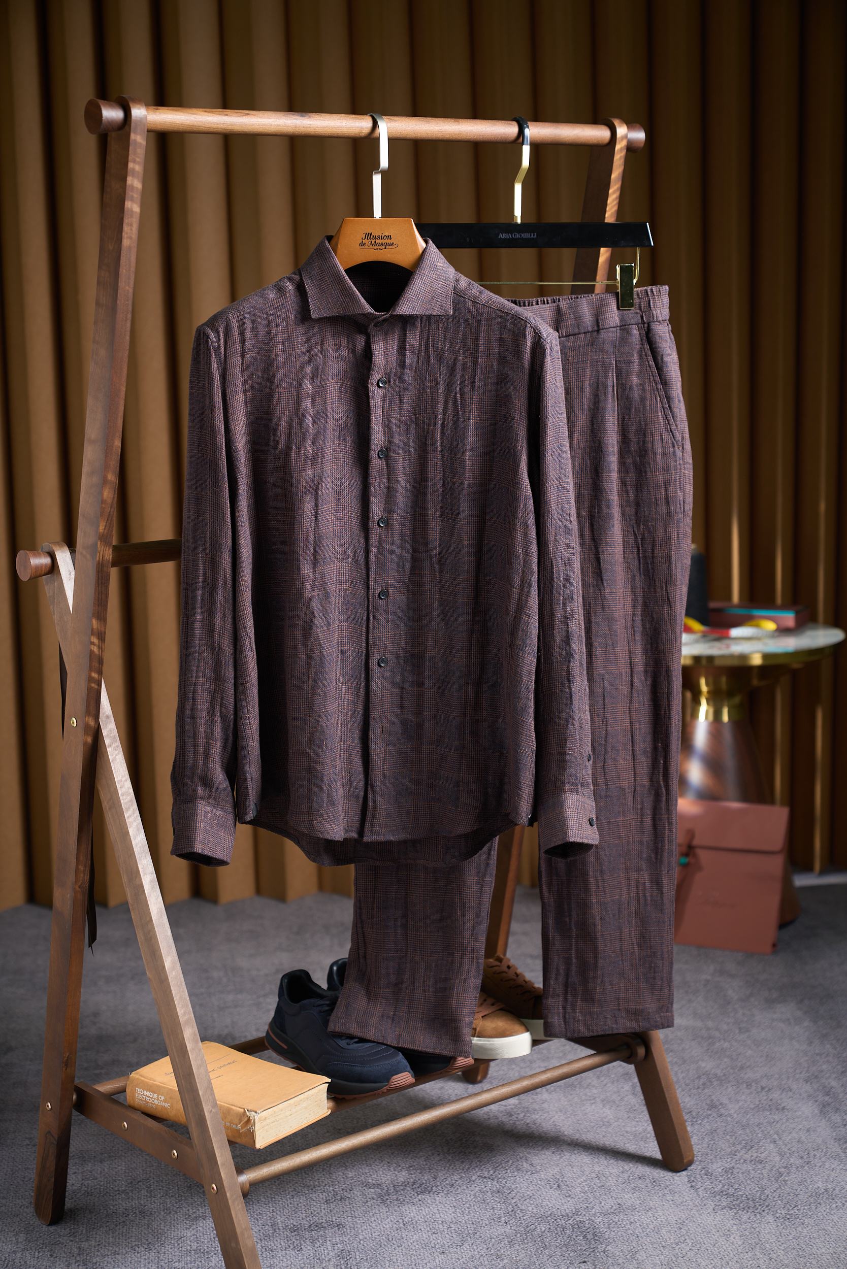 NO:847327,[Pure linen yarn-dyed intertwined plaid casual shirt with natural texture and Italian lazy 'breathing aesthetics'] - Made from French Normandy linen, the yarn-dyed process gives the plaid a three-dimensional touch, redefining the lightness and warmth of spring and summer wear. The core fabric is French Normandy linen - 'breathing fiber' 1. The raw materials are traceable to the gift of the sunshine at 49° north latitude.  It is produced in the Cotentin Peninsula in Normandy, France, with a mild maritime climate all year round. The flax fiber length is 38mm+ (ordinary flax 30-32mm), the fineness is 1.6dtex (ordinary flax is 2.0dtex), and the micronaire value is 3.5-4.0 (optimal grade);  Features Natural waxy layer, cool and non-sticky to the touch, moisture absorption rate 2 times that of cotton (moisture absorption rate 12-15), air permeability up to 300g/m·24h (ordinary cotton shirt 200g/m·24h), body temperature reduced by 3-5℃ under high temperature of 35℃. 2. 'Three-dimensional canvas' with interwoven warp and weft of yarn-dyed process  Yarn dyeing: First, linen yarn is dyed into three colors: dark brown, navy blue, and light khaki (the traditional process is fabric dyeing). The color fastness reaches ISO 105-C06 standard level 4 (ordinary fabric level 3), and there is no obvious fading after washing 20 times;  The plaid structure adopts 1/3 twill + plain weave composite weave, with a warp and weft density ratio of 1:1.2 (60 warp yarns/inch, 50 weft yarns/inch), and the plaid size is accurate to 0.5cm (traditional printed plaid error is ±1cm), visually presenting a sense of layering that 'looks textured up close, and looks advanced when viewed from a distance'. The appearance features the art of balance between laziness and refinement 1. The collision of vintage and modern classic plaid  The details of the pattern are dark brown background intertwined with fine navy blue grids, embellished with light khaki jacquard lines, forming a dual texture of 'large grid within small grid'. It is low-key and calm when viewed from a distance, but conceals subtle changes when viewed up close, suitable for business leisure and daily commuting; The visually slimming grid pattern with mainly vertical lines, combined with the slightly dropped shoulder design (the shoulder width is 1.5cm wider than the standard version), modifies the shoulder lines and is friendly to slip-on and wide-shouldered body shapes. 2.  The pattern design has an Italian-style lazy 'relaxation'. Cutting highlights: Slightly loose body (the bust is 5cm larger than the slim fit), allowing movement without restriction, suitable for layering a knitted vest or wearing it alone; three-dimensional pleats in the middle seam of the back collar (3cm wide, 6 hand-made pleats), increasing the amount of back movement, and not tight after sitting for a long time; arc hem (short in the front, long in the back, 3cm drop), naturally drape without stacking, and looks neat when paired with jeans or casual pants.  3. Invisible craftsmanship in the details. The Windsor collar (the angle between the collar tip is 120°) is compatible with ties and open wear. The collar tip has built-in natural horn lining (not plastic), which is stiff and not easy to deform. The stitching is Japanese Fujico core-spun thread (including 65 cotton + 35 polyester), 4 needles/cm dense sewing, the stitching is as smooth as invisible, and does not come off after washing.  The charm of linen lies in accepting its natural imperfections - every tiny flaw in the fiber is the mark of the sun and the sea breeze. Mission de Magique's yarn-dyed plaid shirt uses the breathing feeling of Normandy linen, the three-dimensional texture of the yarn-dyed craftsmanship, and the lazy Italian tailoring, allowing you to maintain a gentle resonance with nature in every moment in spring and summer.' Wear it and feel the temperature dialogue between linen and skin - this is the real 'relaxation'. The outfit is not deliberate, but has a high level of style.  Size M-3XL,,jeans,shirts,ties,19860909【纯亚麻色织交织格纹休闲衬衫自然肌理与意式慵懒的「呼吸感美学」】 ——以法国诺曼底亚麻为原料,色织工艺赋予格纹立体触感,重新定义春夏穿着的轻盈与温度 核心面料法国诺曼底亚麻——“会呼吸的纤维” 1. 原料溯源北纬49°的阳光馈赠 产地法国诺曼底科唐坦半岛,全年温和海洋性气候,亚麻纤维长度达38mm+（普通亚麻30-32mm）,细度1.6dtex（普通亚麻2.0dtex）,马克隆值3.5-4.0（最优级）； 特性天然含蜡质层,触感凉滑不粘腻,吸湿速度是棉的2倍（吸湿率12-15）,透气性达300g/m·24h（普通棉衬衫200g/m·24h）,35℃高温下体感温度降低3-5℃. 2. 色织工艺经纬交织的“立体画布” 纱线染色先将亚麻纱线分别染成深棕、藏青、浅卡其三色（传统工艺为面料染色）,色牢度达ISO 105-C06标准4级（普通面料3级）,水洗20次无明显褪色； 格纹结构采用1/3斜纹+平纹复合织法,经纬密度比1:1.2（经纱60根/英寸,纬纱50根/英寸）,格纹尺寸精准至0.5cm（传统印花格纹误差±1cm）,视觉呈现“近看有肌理,远看显高级”的层次感. 外形特色慵懒与精致的平衡艺术 1. 经典格纹复古与现代的碰撞 图案细节深棕底色交织藏青细格,点缀浅卡其提花线条,形成“大格套小格”的双重纹理,远观低调沉稳,近看暗藏细腻变化,适配商务休闲与日常通勤； 视觉显瘦竖直线条为主的格纹走向,配合微落肩设计（肩宽比标准版型宽1.5cm）,修饰肩部线条,对溜肩、宽肩体型友好. 2. 版型设计意式慵懒的“松弛感” 剪裁亮点 微宽松衣身（胸围比修身款大5cm）,活动无束缚,适合叠穿针织马甲或单穿； 后领中缝立体褶裥（3cm宽,6道手工褶）,增加背部活动量,久坐不紧绷； 圆弧下摆（前短后长,落差3cm）,自然垂坠不堆叠,搭配牛仔裤或休闲裤均显利落. 3. 细节工艺看不见的匠心 领型温莎领（领尖夹角120°）,兼容领带与敞开穿,领尖内置天然牛角衬（非塑料）,挺括不易变形； 缝线日本富士克包芯线（含65棉+35涤纶）,4针/厘米加密缝制,针脚平整如隐形,洗后不脱线. 亚麻的魅力,在于接受它自然的不完美——每一根纤维的细微瑕疵,都是阳光与海风的印记.Mission de Magique的色织格纹衬衫,用诺曼底亚麻的呼吸感,色织工艺的立体肌理,以及意式慵懒的剪裁,让你在春夏的每一刻,都与自然保持温柔共振.” 穿上它,感受亚麻与皮肤的温度对话——这才是真正的“松弛感”穿搭不刻意,却自带高级. 码数M-3XL,,jeans,shirts,ties,,Men's clothing