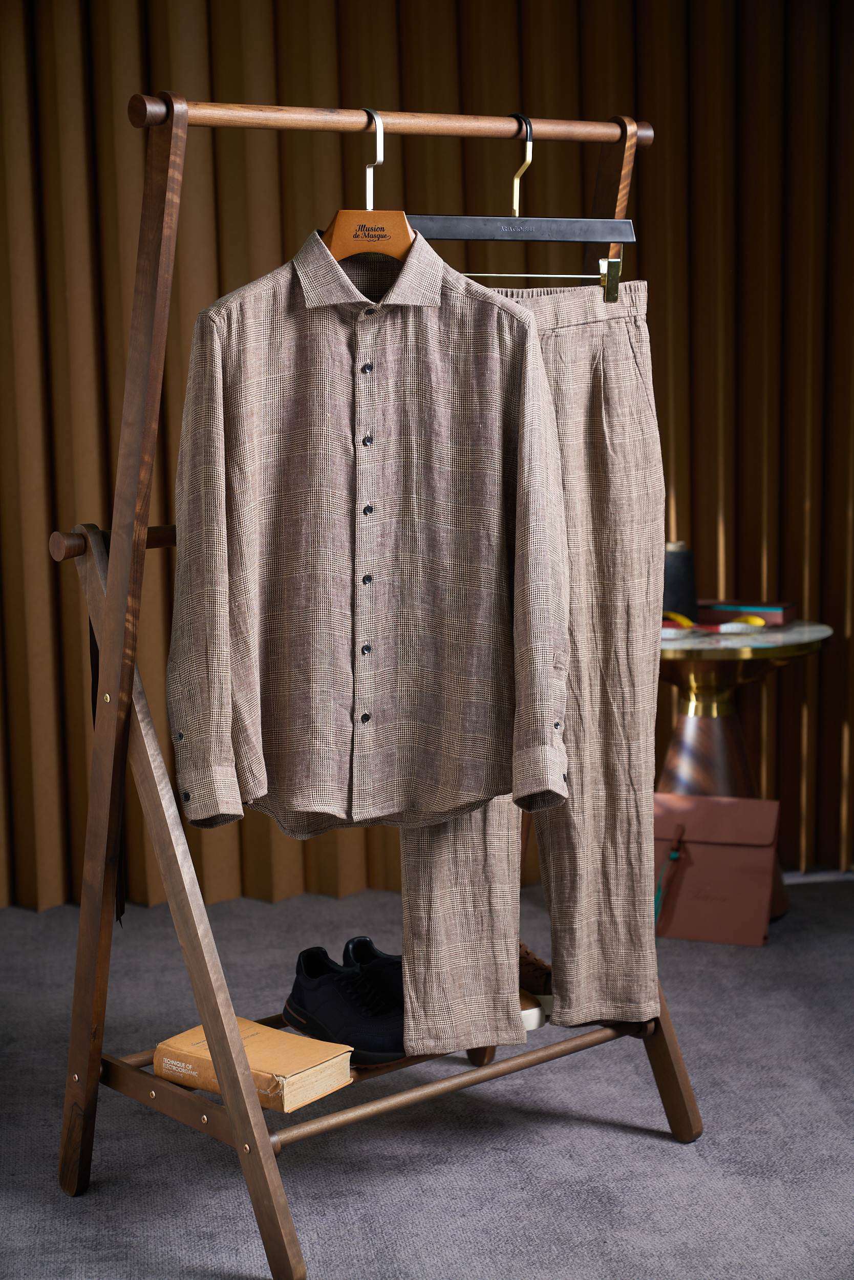 NO:847336,[Pure linen yarn-dyed intertwined plaid casual shirt with natural texture and Italian lazy 'breathing aesthetics'] - Made from French Normandy linen, the yarn-dyed process gives the plaid a three-dimensional touch, redefining the lightness and warmth of spring and summer wear. The core fabric is French Normandy linen - 'breathing fiber' 1. The raw materials are traceable to the gift of the sunshine at 49° north latitude.  It is produced in the Cotentin Peninsula in Normandy, France, with a mild maritime climate all year round. The flax fiber length is 38mm+ (ordinary flax 30-32mm), the fineness is 1.6dtex (ordinary flax is 2.0dtex), and the micronaire value is 3.5-4.0 (optimal grade);  Features Natural waxy layer, cool and non-sticky to the touch, moisture absorption rate 2 times that of cotton (moisture absorption rate 12-15), air permeability up to 300g/m·24h (ordinary cotton shirt 200g/m·24h), body temperature reduced by 3-5℃ under high temperature of 35℃. 2. 'Three-dimensional canvas' with interwoven warp and weft of yarn-dyed process  Yarn dyeing: First, linen yarn is dyed into three colors: dark brown, navy blue, and light khaki (the traditional process is fabric dyeing). The color fastness reaches ISO 105-C06 standard level 4 (ordinary fabric level 3), and there is no obvious fading after washing 20 times;  The plaid structure adopts 1/3 twill + plain weave composite weave, with a warp and weft density ratio of 1:1.2 (60 warp yarns/inch, 50 weft yarns/inch), and the plaid size is accurate to 0.5cm (traditional printed plaid error is ±1cm), visually presenting a sense of layering that 'looks textured up close, and looks advanced when viewed from a distance'. The appearance features the art of balance between laziness and refinement 1. The collision of vintage and modern classic plaid  The details of the pattern are dark brown background intertwined with fine navy blue grids, embellished with light khaki jacquard lines, forming a dual texture of 'large grid within small grid'. It is low-key and calm when viewed from a distance, but conceals subtle changes when viewed up close, suitable for business leisure and daily commuting; The visually slimming grid pattern with mainly vertical lines, combined with the slightly dropped shoulder design (the shoulder width is 1.5cm wider than the standard version), modifies the shoulder lines and is friendly to slip-on and wide-shouldered body shapes. 2.  The pattern design has an Italian-style lazy 'relaxation'. Cutting highlights: Slightly loose body (the bust is 5cm larger than the slim fit), allowing movement without restriction, suitable for layering a knitted vest or wearing it alone; three-dimensional pleats in the middle seam of the back collar (3cm wide, 6 hand-made pleats), increasing the amount of back movement, and not tight after sitting for a long time; arc hem (short in the front, long in the back, 3cm drop), naturally drape without stacking, and looks neat when paired with jeans or casual pants.  3. Invisible craftsmanship in the details. The Windsor collar (the angle between the collar tip is 120°) is compatible with ties and open wear. The collar tip has built-in natural horn lining (not plastic), which is stiff and not easy to deform. The stitching is Japanese Fujico core-spun thread (including 65 cotton + 35 polyester), 4 needles/cm dense sewing, the stitching is as smooth as invisible, and does not come off after washing.  The charm of linen lies in accepting its natural imperfections - every tiny flaw in the fiber is the mark of the sun and the sea breeze. Mission de Magique's yarn-dyed plaid shirt uses the breathing feeling of Normandy linen, the three-dimensional texture of the yarn-dyed craftsmanship, and the lazy Italian tailoring, allowing you to maintain a gentle resonance with nature in every moment in spring and summer.' Wear it and feel the temperature dialogue between linen and skin - this is the real 'relaxation'. The outfit is not deliberate, but has a high level of style.  Size M-3XL,,jeans,shirts,ties,19860909【纯亚麻色织交织格纹休闲衬衫自然肌理与意式慵懒的「呼吸感美学」】 ——以法国诺曼底亚麻为原料,色织工艺赋予格纹立体触感,重新定义春夏穿着的轻盈与温度 核心面料法国诺曼底亚麻——“会呼吸的纤维” 1. 原料溯源北纬49°的阳光馈赠 产地法国诺曼底科唐坦半岛,全年温和海洋性气候,亚麻纤维长度达38mm+（普通亚麻30-32mm）,细度1.6dtex（普通亚麻2.0dtex）,马克隆值3.5-4.0（最优级）； 特性天然含蜡质层,触感凉滑不粘腻,吸湿速度是棉的2倍（吸湿率12-15）,透气性达300g/m·24h（普通棉衬衫200g/m·24h）,35℃高温下体感温度降低3-5℃. 2. 色织工艺经纬交织的“立体画布” 纱线染色先将亚麻纱线分别染成深棕、藏青、浅卡其三色（传统工艺为面料染色）,色牢度达ISO 105-C06标准4级（普通面料3级）,水洗20次无明显褪色； 格纹结构采用1/3斜纹+平纹复合织法,经纬密度比1:1.2（经纱60根/英寸,纬纱50根/英寸）,格纹尺寸精准至0.5cm（传统印花格纹误差±1cm）,视觉呈现“近看有肌理,远看显高级”的层次感. 外形特色慵懒与精致的平衡艺术 1. 经典格纹复古与现代的碰撞 图案细节深棕底色交织藏青细格,点缀浅卡其提花线条,形成“大格套小格”的双重纹理,远观低调沉稳,近看暗藏细腻变化,适配商务休闲与日常通勤； 视觉显瘦竖直线条为主的格纹走向,配合微落肩设计（肩宽比标准版型宽1.5cm）,修饰肩部线条,对溜肩、宽肩体型友好. 2. 版型设计意式慵懒的“松弛感” 剪裁亮点 微宽松衣身（胸围比修身款大5cm）,活动无束缚,适合叠穿针织马甲或单穿； 后领中缝立体褶裥（3cm宽,6道手工褶）,增加背部活动量,久坐不紧绷； 圆弧下摆（前短后长,落差3cm）,自然垂坠不堆叠,搭配牛仔裤或休闲裤均显利落. 3. 细节工艺看不见的匠心 领型温莎领（领尖夹角120°）,兼容领带与敞开穿,领尖内置天然牛角衬（非塑料）,挺括不易变形； 缝线日本富士克包芯线（含65棉+35涤纶）,4针/厘米加密缝制,针脚平整如隐形,洗后不脱线. 亚麻的魅力,在于接受它自然的不完美——每一根纤维的细微瑕疵,都是阳光与海风的印记.Mission de Magique的色织格纹衬衫,用诺曼底亚麻的呼吸感,色织工艺的立体肌理,以及意式慵懒的剪裁,让你在春夏的每一刻,都与自然保持温柔共振.” 穿上它,感受亚麻与皮肤的温度对话——这才是真正的“松弛感”穿搭不刻意,却自带高级. 码数M-3XL,,jeans,shirts,ties,,Men's clothing