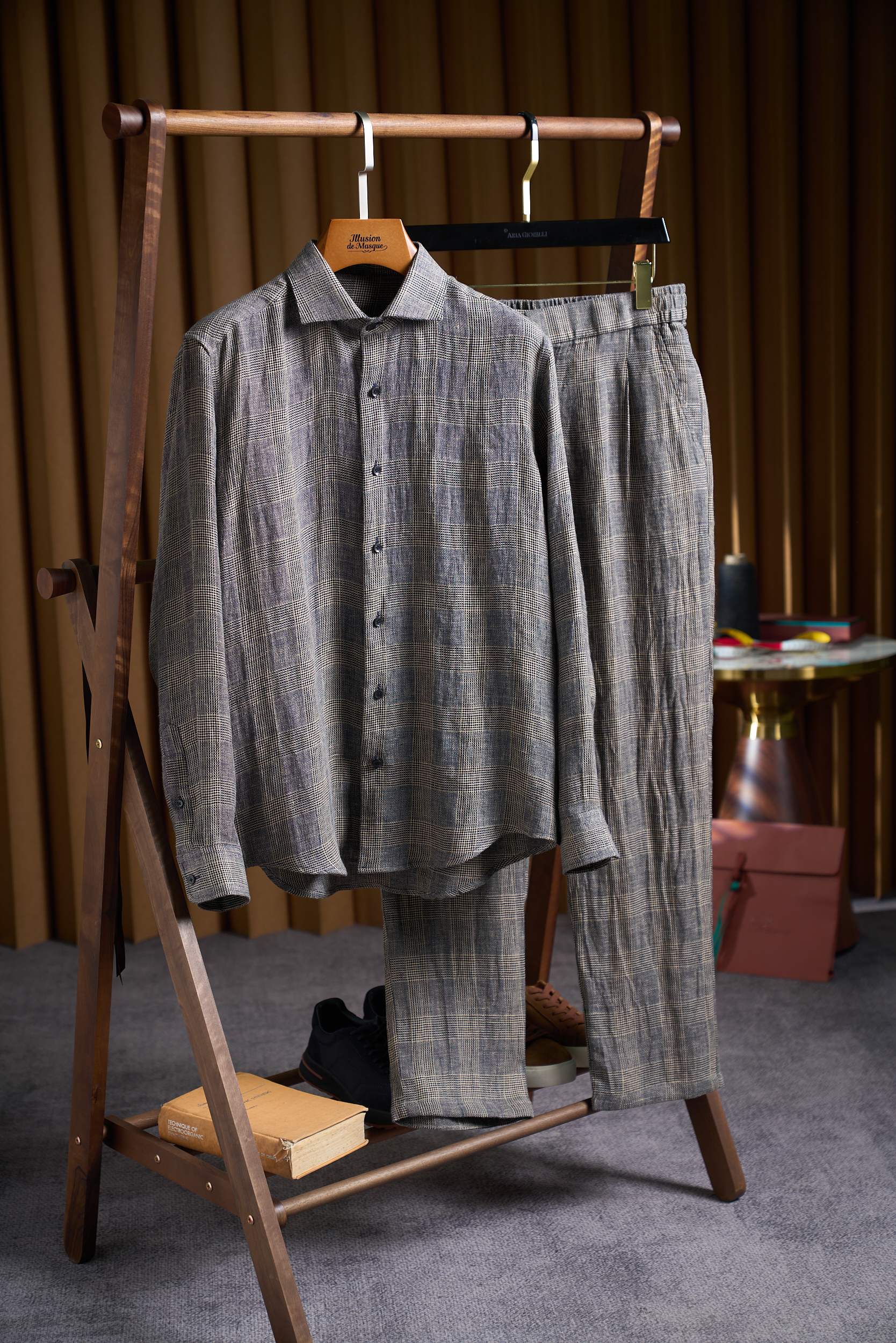 NO:847319,[Pure linen yarn-dyed intertwined plaid casual shirt with natural texture and Italian lazy 'breathing aesthetics'] - Made from French Normandy linen, the yarn-dyed process gives the plaid a three-dimensional touch, redefining the lightness and warmth of spring and summer wear. The core fabric is French Normandy linen - 'breathing fiber' 1. The raw materials are traceable to the gift of the sunshine at 49° north latitude.  It is produced in the Cotentin Peninsula in Normandy, France, with a mild maritime climate all year round. The flax fiber length is 38mm+ (ordinary flax 30-32mm), the fineness is 1.6dtex (ordinary flax is 2.0dtex), and the micronaire value is 3.5-4.0 (optimal grade);  Features Natural waxy layer, cool and non-sticky to the touch, moisture absorption rate 2 times that of cotton (moisture absorption rate 12-15), air permeability up to 300g/m·24h (ordinary cotton shirt 200g/m·24h), body temperature reduced by 3-5℃ under high temperature of 35℃. 2. 'Three-dimensional canvas' with interwoven warp and weft of yarn-dyed process  Yarn dyeing: First, linen yarn is dyed into three colors: dark brown, navy blue, and light khaki (the traditional process is fabric dyeing). The color fastness reaches ISO 105-C06 standard level 4 (ordinary fabric level 3), and there is no obvious fading after washing 20 times;  The plaid structure adopts 1/3 twill + plain weave composite weave, with a warp and weft density ratio of 1:1.2 (60 warp yarns/inch, 50 weft yarns/inch), and the plaid size is accurate to 0.5cm (traditional printed plaid error is ±1cm), visually presenting a sense of layering that 'looks textured up close, and looks advanced when viewed from a distance'. The appearance features the art of balance between laziness and refinement 1. The collision of vintage and modern classic plaid  The details of the pattern are dark brown background intertwined with fine navy blue grids, embellished with light khaki jacquard lines, forming a dual texture of 'large grid within small grid'. It is low-key and calm when viewed from a distance, but conceals subtle changes when viewed up close, suitable for business leisure and daily commuting; The visually slimming grid pattern with mainly vertical lines, combined with the slightly dropped shoulder design (the shoulder width is 1.5cm wider than the standard version), modifies the shoulder lines and is friendly to slip-on and wide-shouldered body shapes. 2.  The pattern design has an Italian-style lazy 'relaxation'. Cutting highlights: Slightly loose body (the bust is 5cm larger than the slim fit), allowing movement without restriction, suitable for layering a knitted vest or wearing it alone; three-dimensional pleats in the middle seam of the back collar (3cm wide, 6 hand-made pleats), increasing the amount of back movement, and not tight after sitting for a long time; arc hem (short in the front, long in the back, 3cm drop), naturally drape without stacking, and looks neat when paired with jeans or casual pants.  3. Invisible craftsmanship in the details. The Windsor collar (the angle between the collar tip is 120°) is compatible with ties and open wear. The collar tip has built-in natural horn lining (not plastic), which is stiff and not easy to deform. The stitching is Japanese Fujico core-spun thread (including 65 cotton + 35 polyester), 4 needles/cm dense sewing, the stitching is as smooth as invisible, and does not come off after washing.  The charm of linen lies in accepting its natural imperfections - every tiny flaw in the fiber is the mark of the sun and the sea breeze. Mission de Magique's yarn-dyed plaid shirt uses the breathing feeling of Normandy linen, the three-dimensional texture of the yarn-dyed craftsmanship, and the lazy Italian tailoring, allowing you to maintain a gentle resonance with nature in every moment in spring and summer.' Wear it and feel the temperature dialogue between linen and skin - this is the real 'relaxation'. The outfit is not deliberate, but has a high level of style.  Size M-3XL,,jeans,shirts,ties,19860909【纯亚麻色织交织格纹休闲衬衫自然肌理与意式慵懒的「呼吸感美学」】 ——以法国诺曼底亚麻为原料,色织工艺赋予格纹立体触感,重新定义春夏穿着的轻盈与温度 核心面料法国诺曼底亚麻——“会呼吸的纤维” 1. 原料溯源北纬49°的阳光馈赠 产地法国诺曼底科唐坦半岛,全年温和海洋性气候,亚麻纤维长度达38mm+（普通亚麻30-32mm）,细度1.6dtex（普通亚麻2.0dtex）,马克隆值3.5-4.0（最优级）； 特性天然含蜡质层,触感凉滑不粘腻,吸湿速度是棉的2倍（吸湿率12-15）,透气性达300g/m·24h（普通棉衬衫200g/m·24h）,35℃高温下体感温度降低3-5℃. 2. 色织工艺经纬交织的“立体画布” 纱线染色先将亚麻纱线分别染成深棕、藏青、浅卡其三色（传统工艺为面料染色）,色牢度达ISO 105-C06标准4级（普通面料3级）,水洗20次无明显褪色； 格纹结构采用1/3斜纹+平纹复合织法,经纬密度比1:1.2（经纱60根/英寸,纬纱50根/英寸）,格纹尺寸精准至0.5cm（传统印花格纹误差±1cm）,视觉呈现“近看有肌理,远看显高级”的层次感. 外形特色慵懒与精致的平衡艺术 1. 经典格纹复古与现代的碰撞 图案细节深棕底色交织藏青细格,点缀浅卡其提花线条,形成“大格套小格”的双重纹理,远观低调沉稳,近看暗藏细腻变化,适配商务休闲与日常通勤； 视觉显瘦竖直线条为主的格纹走向,配合微落肩设计（肩宽比标准版型宽1.5cm）,修饰肩部线条,对溜肩、宽肩体型友好. 2. 版型设计意式慵懒的“松弛感” 剪裁亮点 微宽松衣身（胸围比修身款大5cm）,活动无束缚,适合叠穿针织马甲或单穿； 后领中缝立体褶裥（3cm宽,6道手工褶）,增加背部活动量,久坐不紧绷； 圆弧下摆（前短后长,落差3cm）,自然垂坠不堆叠,搭配牛仔裤或休闲裤均显利落. 3. 细节工艺看不见的匠心 领型温莎领（领尖夹角120°）,兼容领带与敞开穿,领尖内置天然牛角衬（非塑料）,挺括不易变形； 缝线日本富士克包芯线（含65棉+35涤纶）,4针/厘米加密缝制,针脚平整如隐形,洗后不脱线. 亚麻的魅力,在于接受它自然的不完美——每一根纤维的细微瑕疵,都是阳光与海风的印记.Mission de Magique的色织格纹衬衫,用诺曼底亚麻的呼吸感,色织工艺的立体肌理,以及意式慵懒的剪裁,让你在春夏的每一刻,都与自然保持温柔共振.” 穿上它,感受亚麻与皮肤的温度对话——这才是真正的“松弛感”穿搭不刻意,却自带高级. 码数M-3XL,,jeans,shirts,ties,,Men's clothing