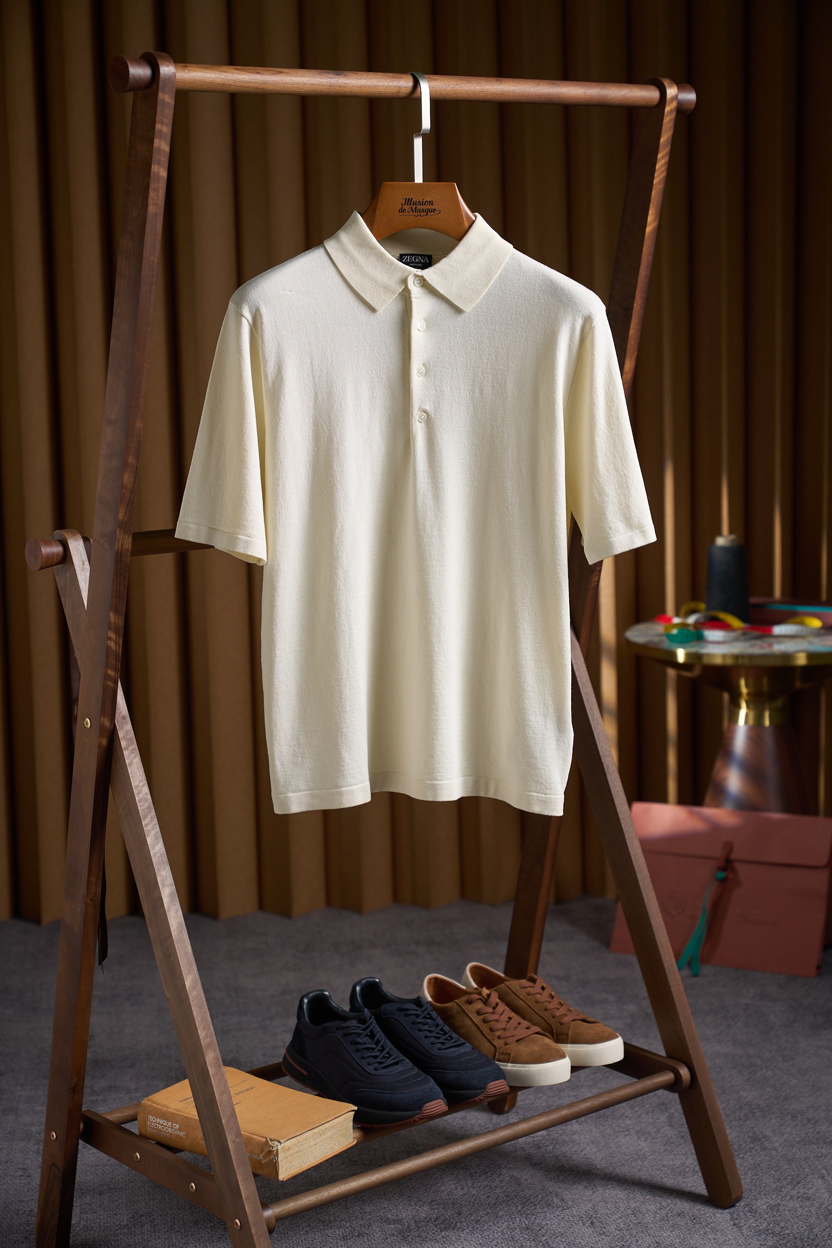 NO:935654,[The art of blending linen, lyocell and acrylic in JJ's four-breasted Polo shirt - the perfect balance of nature and technology] - Reshaping a new benchmark for business and leisure with the breathability of natural fibers and the durability of functional fibers ------ Core fabric 57 linen + 25 lyocell + 18 acrylic - the golden triangle of nature and technology 1. Linen (57) - the 'king of breathability' of natural fibers  The source of raw materials is selected French Normandy dew flax (fiber length 32-35mm), the growth cycle is only 100 days, no chemical irrigation is required, and the environmental protection attributes are full; Features and advantages: The breathable fiber hollow structure accounts for 35%, the thermal conductivity is 0.035W/(m·K), the body temperature is reduced by 4℃ at 35℃, cooler than pure cotton; The antibacterial natural linaxin content is 0.8, inhibits common bacteria such as Staphylococcus aureus, and has no odor after long-term wear;  2. Lyocell (25) - the 'smoothness' of plant fibers. The raw material traceability uses TENCEL Lyocell fiber produced by the Austrian Lenzing Group (the wood pulp is sourced from sustainably managed forests). The production process is closed-loop and pollution-free; Features and Advantages: Skin-friendly surface smoothness is 30% higher than that of cotton. After blending with linen, it neutralizes the rough feeling and wears close to the skin like a second layer of skin;  The hygroscopicity and moisture regain is 13 (linen is 8.5), which quickly absorbs sweat and spreads to the surface of the fabric to evaporate, keeping it dry and non-sticky; the anti-wrinkle elastic modulus is 25 lower than cotton, which significantly reduces the wrinkle problem of linen after blending, and the flatness still reaches 80 after 10 times of washing. 3. Acrylic (18) - 'durability guarantee' of functional fibers. The raw material traceability is 'Acrylic' developed by Toray Corporation of Japan.  Premium' acrylic fiber (diameter 12 microns, close to natural wool), antistatic performance is better than ordinary acrylic fiber; Features and advantages: Warmth thermal resistance value 0.18㎡·K/W (flax 0.12㎡·K/W), suitable for single wear in spring and autumn or layered wear in winter; Anti-pilling is processed by 'air spinning' process, the fiber surface smoothness is improved by 40, and the anti-pilling level reaches level 4-5 (national standard level 3);  The color fastness is dyed in the same bath as Lyocell. The color fastness reaches ISO level 5 and does not fade after long-term washing. 4. The functional revolution of the blending process 1+1+1>3. The interwoven structure uses 'linen/lyocell/acrylic' three-component yarn (ratio 57:25:18), and the three fibers are evenly distributed through 'siro spinning' technology;  Proportional logic 57 linen ensures breathability and natural texture, 25 lyocell improves smoothness and wrinkle resistance, and 18 acrylic enhances durability and color fastness; the finishing technology is treated with 'biological enzyme polishing' to form a dense and smooth film on the surface of the fabric, and the anti-pilling performance is further improved by 15. ------ Design highlights The business sense of the four-breasted structure 1. The collar and placket provide a low-key sense of order  The small lapel design has a collar height of 3.5cm and a collar width of 2.8cm. It adopts 18-needle rib weaving method, which is stiff and not easy to collapse; the four-row button placket is evenly arranged at a distance of 2.5cm, which is more formal than the traditional two-row button and is suitable for business occasions; the buckle is made of deep-sea mother-of-pearl buckles, which are polished by hand in 12 steps to present a pearl-like warm luster;  Hidden buttonholes (aperture 3mm), and the sutures are made of German Gütermann waterproof thread to avoid loose stitches after washing. 2. Low-saturation aesthetics with a high-end color system (consistent with the original version). Mainly recommended colors: Camel brown linen original color and lyocell gloss fusion, white and suitable for formal occasions; navy blue business classic color, the addition of acrylic fiber makes the color richer and fuller; off-white unbleached linen natural color, retaining the original texture and environmentally friendly properties of the fiber;  The dyeing process uses plant-based reactive dyeing technology, with color fastness reaching ISO level 5 (ordinary blended fabrics level 4), and it will not fade after being washed 20 times. ----- The seam process adopts 'boneless seam' technology (ordinary Polo is overlock seam), the thickness of the seam is only 0.3mm, and there is no friction against the skin; ------  'This four-breasted Polo shirt from Jiejia is a symbiosis of nature and technology - the breathability of 57% linen, the smoothness of 25lyocell, and the durability of 18acrylic, making business and leisure no longer contradictory. It does not chase trends, but it can become the longest-worn piece of clothing in your wardrobe. It looks professional in the meeting room, tasteful in the cafe, and relaxed on the weekend.' ZEGNA - When natural fibers meet technology, classics emerge.  Size M-4XL,,miumiu,gold,19860909【杰家四排扣Polo衫亚麻、莱赛尔与腈纶的混纺艺术——自然与科技的完美平衡】 ——以天然纤维的呼吸感与功能性纤维的耐用性,重塑商务休闲新标杆 ------ 核心面料57亚麻+25莱赛尔+18腈纶——自然与科技的黄金三角 1. 亚麻（57）——天然纤维的“透气之王”  原料溯源精选法国诺曼底雨露亚麻（纤维长度32-35mm）,生长周期仅100天,无需化学灌溉,环保属性拉满；  特性优势  透气性纤维中空结构占比35,导热系数0.035W/(m·K),35℃高温下体感温度降低4℃,比纯棉更凉爽；  抗菌性天然亚麻素含量0.8,抑制金黄色葡萄球菌等常见细菌,久穿无异味； 2. 莱赛尔（25）——植物纤维的“柔滑担当”  原料溯源采用奥地利兰精集团生产的TENCEL莱赛尔纤维（木浆来源为可持续管理森林）,生产过程闭环无污染；  特性优势  亲肤性表面光滑度比棉高30,与亚麻混纺后中和粗糙感,贴身穿如第二层皮肤；  吸湿性回潮率13（亚麻8.5）,快速吸收汗液并扩散至面料表面蒸发,保持干爽不黏腻；  抗皱性弹性模量比棉低25,混纺后显著减少亚麻易皱问题,水洗10次后平整度仍达80. 3. 腈纶（18）——功能性纤维的“耐用保障”  原料溯源选用日本东丽公司研发的“Acrylic Premium”腈纶（直径12微米,接近天然羊毛）,抗静电性能优于普通腈纶；  特性优势  保暖性热阻值0.18㎡·K/W（亚麻0.12㎡·K/W）,春秋季单穿或冬季叠穿均适用；  抗起球经“气流纺”工艺处理,纤维表面光滑度提升40,抗起球等级达4-5级（国标3级）；  色牢度与莱赛尔同浴染色,色牢度达ISO 5级,久洗不褪色. 4. 混纺工艺1+1+1>3的功能革命  交织结构采用“亚麻/莱赛尔/腈纶”三组分纱线（比例57:25:18）,通过“赛络纺”技术使三种纤维均匀分布；  比例逻辑57亚麻确保透气性与天然质感,25莱赛尔提升柔滑度与抗皱性,18腈纶强化耐用性与色牢度；  后整理技术经“生物酶抛光”处理,面料表面形成致密光滑膜,抗起毛起球性能再提升15. ------ 设计亮点四排扣结构的商务感 1. 领型与门襟低调中的秩序感  小翻领设计领高3.5cm,领面宽度2.8cm,采用18针罗纹织法,挺括不易软塌；  四排扣门襟  间距2.5cm均匀排列,比传统两排扣更显正式,适配商务场合；  扣具选用深海贝母扣,经12道手工打磨,呈现珍珠般温润光泽；  隐藏式扣眼（孔径3mm）,缝线采用德国Gütermann防水线,避免洗涤后线迹松散. 2. 色彩体系高级感的低饱和美学（与原版一致）  主推色  驼棕色亚麻原色与莱赛尔光泽融合,显白且适配正式场合；  海军蓝商务经典色,腈纶的加入使色彩更浓郁饱满；  米白色未漂白亚麻本色,保留纤维原始质感与环保属性；  染色工艺植物活性染技术,色牢度达ISO 5级（普通混纺面料4级）,水洗20次不褪色. -----  接缝工艺采用“无骨缝”技术（普通Polo为锁边缝）,接缝处厚度仅0.3mm,贴肤无摩擦感； ------ “这款杰家的四排扣Polo衫,是自然与科技的共生之作——57亚麻的透气、25莱赛尔的柔滑、18腈纶的耐用,让商务与休闲不再对立.它不追逐潮流,却能成为你衣橱里穿得最久的那件衣服在会议室显专业,在咖啡馆显品味,在周末显松弛.” ZEGNA——当天然纤维遇见科技,经典自现. 码数M-4XL,,miumiu,gold,,Men's clothing