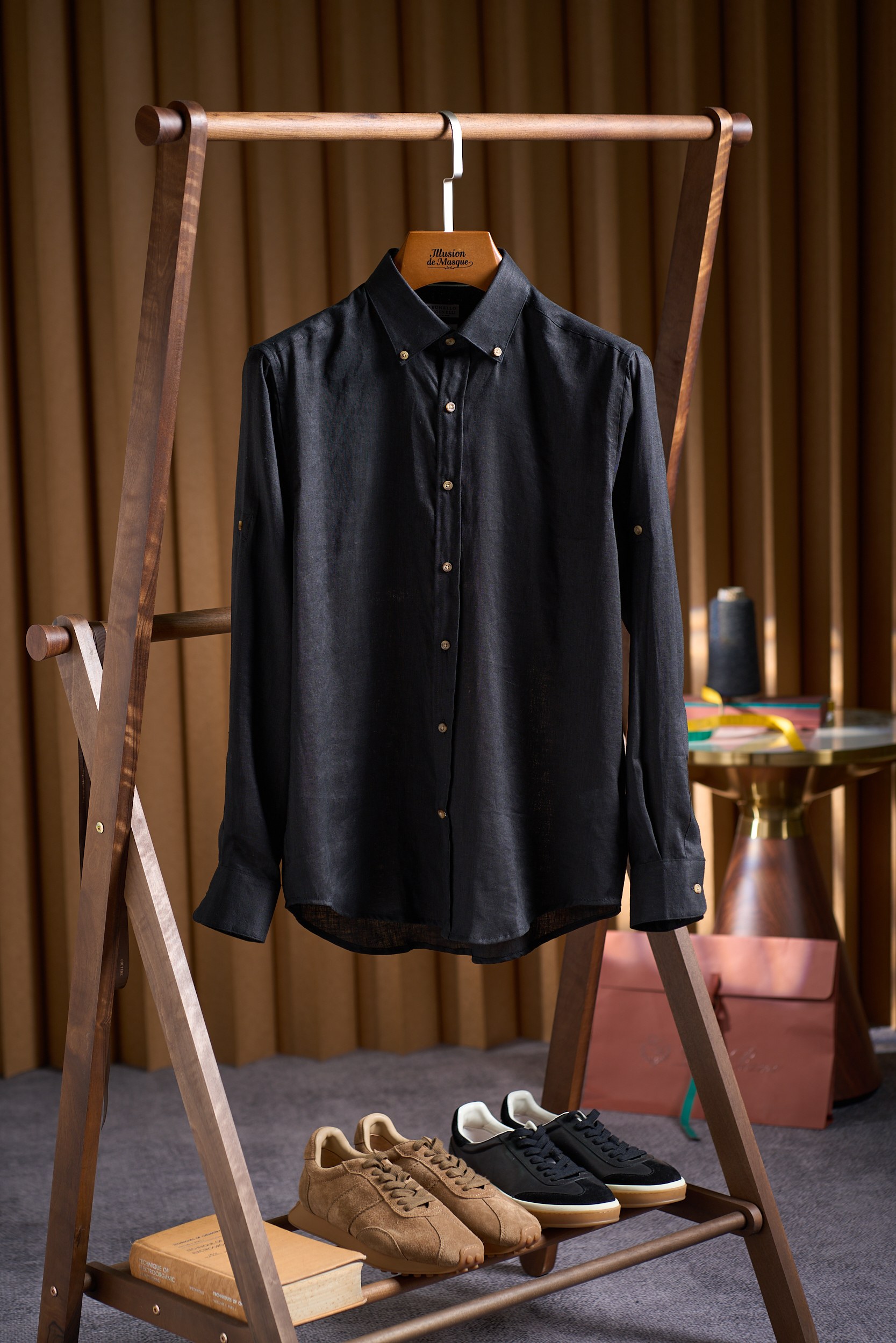 NO:756829,[BC 21-count linen New York button-down shirt | Italian elegance and pragmatism] [Brand inherits the linen poems of the King of Cashmere] Brunello  Cucinelli - a top Italian brand famous for 'low-key luxury' and 'humanistic care', known as the 'philosopher of cashmere'. This 21-count linen shirt continues the brand's ultimate pursuit of natural materials, combining the rough texture of linen with the exquisite craftsmanship of Italian tailoring to create a core summer wardrobe item for contemporary gentlemen that combines comfort and style. [Fabric analysis of the golden balance of 21-count linen]  The 21-count high-count precision textile is made of long-staple linen from the Normandy region of France. It is woven with a 21-count double-strand worsted spinning process. The weight of the fabric is about 140g/m - it is stiffer and less wrinkle-resistant than ordinary linen, more breathable and lighter than cotton, and achieves the ideal texture of 'shape but not stiff, soft but not floppy'.  Stone-washed garments undergo multiple stone-washing processes to remove the roughness on the surface of the linen, making it feel as soft as a cloud while retaining the natural breathing hole structure of linen. It can continue to dissipate heat when worn in summer, saying goodbye to sticky heat. Pure linen has natural UV resistance, moisture absorption and quick drying, and sweat stains are not easy to remain. As the number of wear increases, the fabric will show a unique 'naturally aged' texture, which becomes more and more tasteful with time. [Practical aesthetics in design highlights and details] 1. New York Button-Down  Collar) The classic American style collar tip button can fix the collar shape without turning up, taking into account both formality and casualness. When worn with a tie, it is crisp and neat. When the button is unbuttoned and worn open, the collar tip naturally hangs down, interpreting Italian laziness. 2. The variable sleeve length design makes it possible to wear two clothes at once.  Hidden buttons in the middle of the sleeves. A button is hidden 8cm above the cuffs. By rolling up the long sleeve cuffs, they can be transformed into neat mid-sleeves in seconds, adapting to the temperature changes from late spring to early autumn, realizing 'one garment for three seasons'. Double-button cuffs In the regular long-sleeved state, the cuffs are adjusted with double buttons, and the tightness can be adjusted according to the thickness of the wrist for a better fit. 3. Three-dimensional tailoring for easy fit.  Slightly dropped shoulder line design, the shoulder line is moved back 1.5cm compared to traditional shirts, taking into account freedom of movement and slimming effect, suitable for business commuting and leisure occasions. [Emotional expression of three limited colors of color philosophy] 1. Olive Green - a collision of nature and retro. Inspired by the golden autumn tones of Tuscany olive groves, blended into grayscale military green, unobtrusive but equipped with advanced filters, it is the brand's iconic 'earth tone' masterpiece. 2.  Crimson Red - a balance of enthusiasm and restraint. The inspiration is taken from the mural tones of the Florentine Renaissance. The brick red with reduced saturation avoids the exaggeration of red and shows more calmness and nobility. 3. Jet Black - a symbol of minimalism and strength. The inspiration is traced back to the plant-based reactive dyeing process. The black has a subtle linen texture, which avoids the dullness of pure black and shows more three-dimensional hierarchy. [Product Specifications] Ingredients Linen Version Easy  Fit (loose and micro-profile, it is recommended to buy according to the normal size) 21-count double-ply worsted, stonewashed, New York button-down collar. It is recommended to hand wash gently below 30℃, lay flat to dry, and avoid exposure to the sun (slight shedding is normal for the first time wearing). This 21-count linen shirt is Brunello  Cucinelli's annotation for 'everyday luxury' - it has no exaggerated design, but uses the authenticity of materials, the exquisite craftsmanship and the restraint of colors to make every wear an expression of confidence and taste. Whether you are a literary elegant who prefers retro style or an urban elite who pursues minimalism, you can find your own summer elegance in these three limited colors. Size S-xxl (equal to 39-43),, brunello cucinelli, shirts, gold, ties,19860909【BC 21支亚麻纽约扣衬衫 | 意式风雅与实用主义】【品牌传承羊绒之王的亚麻诗篇】 Brunello Cucinelli——以“低调奢华”和“人文关怀”闻名的意大利顶级品牌,被誉为“羊绒界的哲学家”.本款21支亚麻衬衫,延续品牌对天然材质的极致追求,将亚麻的粗犷肌理与意式剪裁的精致工艺相结合,为当代绅士打造兼具舒适与格调的夏日衣橱核心单品.【面料解析21支亚麻的黄金平衡】  21支高支精密纺织采用法国诺曼底产区的长绒亚麻,经21支双股精纺工艺织就,面料克重约140g/m——比普通亚麻更挺括不易皱,比棉质更透气轻盈,实现“有型不僵硬,柔软不软塌”的理想质感.  石磨水洗工艺成衣经多道石磨水洗,去除亚麻表面粗粝感,触感如云朵般柔软,同时保留亚麻天然的呼吸孔结构,夏季穿着持续散热,告别黏腻闷热.  纯亚麻特性天然抗紫外线,吸湿速干,汗渍不易残留,且随穿着次数增加,面料会呈现独特的“自然做旧”纹理,越穿越有味道.【设计亮点细节处的实用美学】 1. 纽约扣（New York Button-Down Collar）  经典美式领型领尖纽扣,可固定领型不翻翘,兼顾正式感与随性感.搭配领带时挺括利落,解开纽扣敞开穿时,领尖自然垂落,诠释意式慵懒. 2. 可变袖长设计一衣两穿的巧思  袖子中段隐藏纽扣在袖口上方8cm处暗藏一颗纽扣,将长袖袖口卷起固定,即可秒变利落中袖,适配从春末到初秋的温度变化,实现“一衣穿三季”.  双扣袖口常规长袖状态下,袖口采用双纽扣调节,可根据手腕粗细调整松紧,贴合度更高. 3. 立体剪裁Easy Fit的自在廓形  肩线微落设计肩线比传统衬衫后移1.5cm,兼顾活动自由度与显瘦效果,适合商务通勤与休闲场合.【色彩哲学三款限定色的情绪表达】 1. 橄榄绿（Olive Green）——自然与复古的碰撞  灵感溯源萃取托斯卡纳橄榄园的金秋色调,融入灰度的军绿色,不张扬却自带高级滤镜,是品牌标志性的“大地色系”代表作. 2. 嫣红色（Crimson Red）——热烈与克制的平衡  灵感溯源取自佛罗伦萨文艺复兴时期的壁画色调,饱和度降低的砖红色,避免正红的浮夸,更显沉稳贵气. 3. 经典黑（Jet Black）——极简与力量的象征  灵感溯源采用植物活性染工艺,黑色中泛着细微的亚麻纹理,避免纯黑的沉闷,更显立体层次.【产品规格】  成分亚麻  版型Easy Fit（宽松微廓形,建议按正常尺码选购）  工艺21支双股精纺,石磨水洗,纽约扣领型  洗护建议30℃以下轻柔手洗,平铺晾干,避免暴晒（首次穿着轻微掉毛属正常现象） 这件21支亚麻衬衫,是Brunello Cucinelli对“日常奢华”的注解——它没有浮夸设计,却以材质的本真、工艺的精致与色彩的克制,让每一次穿着都成为自信与品味的表达.无论是偏爱复古风的文艺雅士,还是追求极简的都市精英,都能在这三款限定色中找到属于自己的夏日风雅. 码数S-xxl(等于39-43),,brunello cucinelli,shirts,gold,ties,,Men's clothing