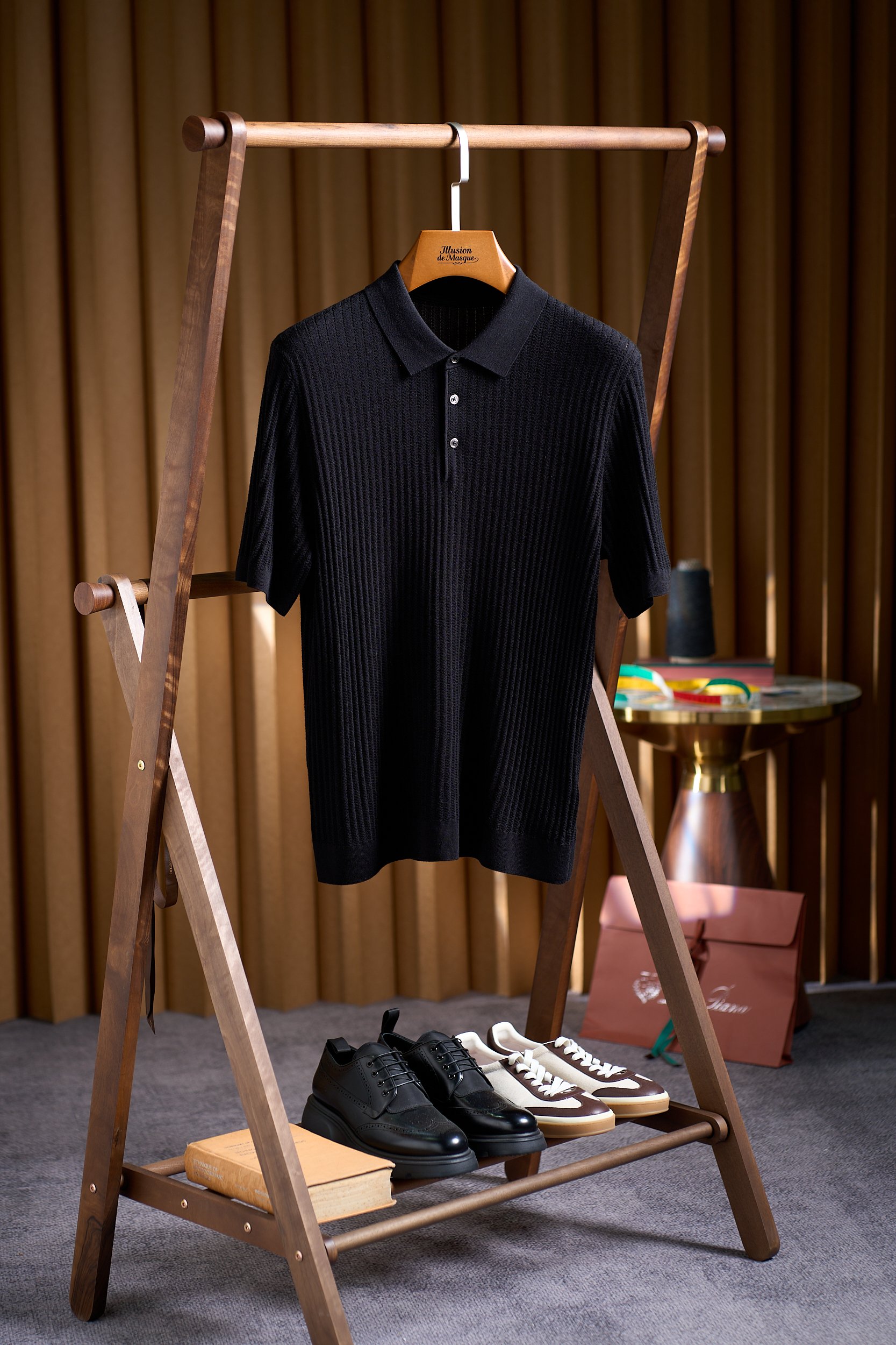 NO:756826,[Brioni Sheep Wool Knitted Polo Shirt] 1. Brand and product overview Brand Brioni (Italian luxury men's clothing brand, famous for exquisite tailoring and high-end fabrics) Core material sheep wool (natural elastic fiber, soft and skin-friendly, warm and breathable) 2. Appearance design details 1. Neck design Classic buttoned lapels, elongating the neck line, stiff and not easily deformed. Fine double-layer stitching is used on the edge of the neckline to enhance durability. 2.  The cuffs and hem are designed with elastic rib cuffs that fit the wrists and waist, are windproof and flatter the body shape. The cuffs and hem are neatly stitched with no excess threads, reflecting high-end craftsmanship. 3. The overall shape is slim-fitting and fits the body curves, showing a neat outline. The knitted texture is fine and even, has good elasticity, and allows free movement without any sense of restraint. 3. Sheep wool fabric characteristics Natural elastic wool fiber has its own elasticity, comfortable to wear and not easy to loosen and deform.  The hollow structure of warm and breathable wool fibers locks in the air, keeping you warm while maintaining breathability. The soft, skin-friendly fibers have a smooth surface, reducing friction, and are suitable for sensitive skin. 4. Cleaning and maintenance precautions 1. Washing method It is recommended that professional dry cleaning can protect the wool fibers to the greatest extent and avoid shrinkage or deformation. Hand washing alternative If you need to wash by hand, use cold water (≤30℃) and a neutral wool-specific detergent. Press gently to clean and avoid rubbing or twisting.  Soak for no more than 5 minutes to prevent fiber damage. 2. Drying and drying: Lay the clothes flat on a dry towel and dry naturally in the shade to avoid deformation caused by hanging. Do not use a dryer or expose to the sun. High temperature will destroy the elasticity of wool. 3. Daily maintenance: Put insect repellent (such as cedar wood chips) when storing to prevent moths. Fold and store to avoid hanging for a long time to prevent collars, shoulders, and lengths from deforming.  To remove slight pilling, you can gently comb it with a wool comb or an electric hair remover. ——Sheep wool knitted Polo shirt—interprets high-end texture with natural fibers, taking into account comfort and style, and is an indispensable classic choice in the wardrobe. Size M-3XL,,19860909【布莱奥尼Brioni 绵羊毛针织Polo衫】 一、品牌与产品概述 品牌Brioni（意大利奢侈男装品牌,以精湛剪裁与高端面料闻名） 核心材质绵羊毛（天然弹力纤维,柔软亲肤,保暖透气） 二、外观设计细节 1. 领口设计  经典排扣翻领,拉长颈部线条,挺括不易变形.  领口边缘采用精细双层缝线,增强耐用性. 2. 袖口与下摆  弹性罗纹收口设计,贴合手腕与腰部,防风且修饰身形.  袖口与下摆缝线工整,无多余线头,体现高端工艺. 3. 整体版型  修身剪裁,贴合身体曲线,展现利落轮廓.  针织纹理细腻均匀,弹性良好,活动自如无束缚感. 三、绵羊毛面料特性 天然弹力羊毛纤维自带弹性,穿着舒适且不易松弛变形. 保暖透气羊毛纤维中空结构锁住空气,保暖同时保持透气性. 柔软亲肤纤维表面光滑,减少摩擦,适合敏感肌肤. 四、清洗与保养注意事项 1. 洗涤方式  推荐干洗专业干洗可最大程度保护羊毛纤维,避免缩水或变形.  手洗替代若需手洗,需使用冷水（≤30℃）与中性羊毛专用洗涤剂.  轻柔按压清洗,避免揉搓或拧绞.  浸泡时间不超过5分钟,防止纤维受损. 2. 晾晒与干燥  平铺晾干将衣物平铺在干燥毛巾上,自然阴干,避免悬挂导致变形.  远离热源切勿使用烘干机或暴晒,高温会破坏羊毛弹性. 3. 日常保养  防虫防蛀存放时放入防虫剂（如雪松木片）,避免虫蛀.  折叠收纳避免长时间悬挂,防止领口或肩部,衣长变形.  去毛球处理轻微起球可用羊毛梳或电动去毛器轻轻梳理. —— 绵羊毛针织Polo衫——以天然纤维诠释高级质感,兼顾舒适与型格,是衣橱中不可或缺的经典之选. 码数M-3XL,,,Men's clothing