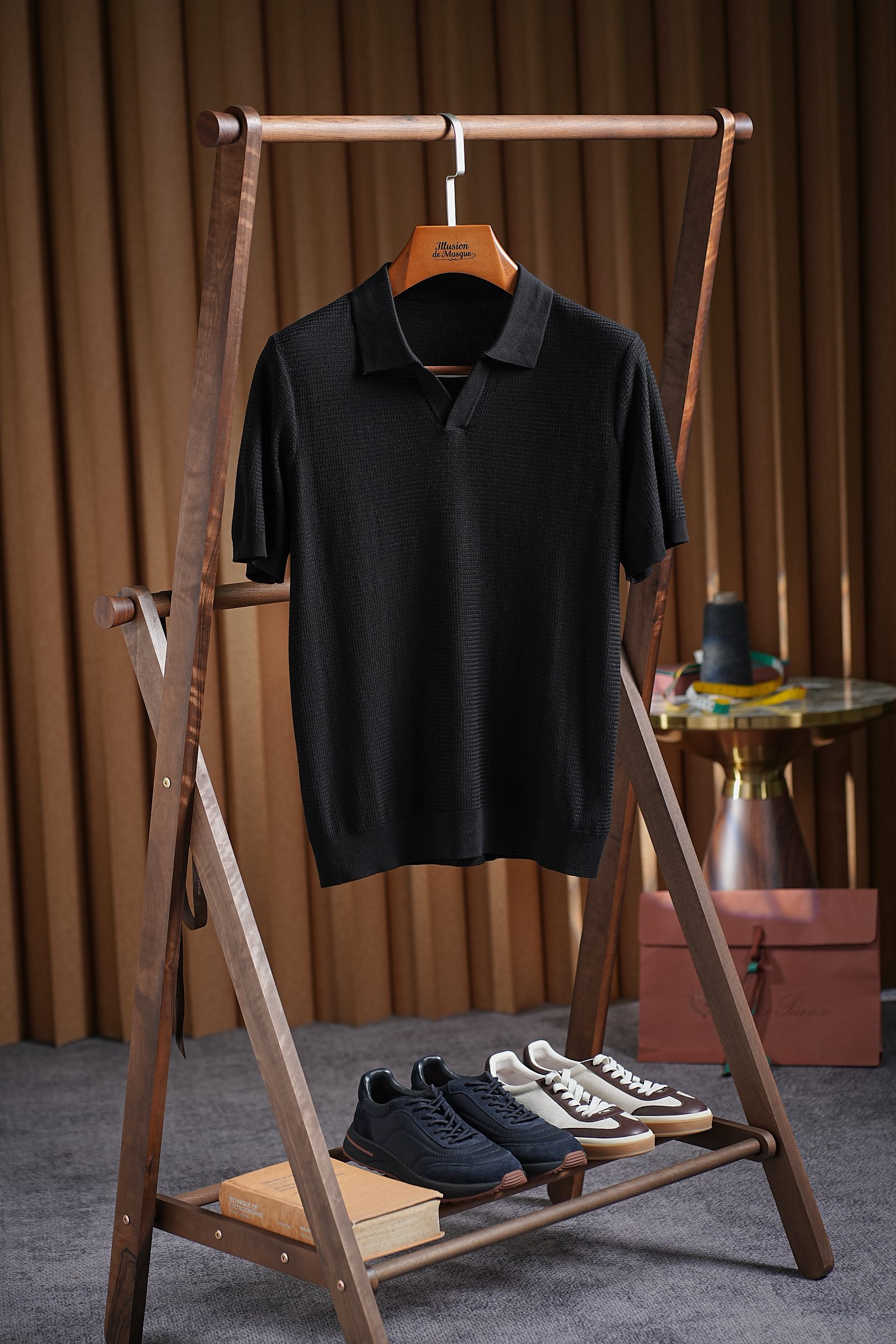 NO:756823,[Jiejia Seagull Collar Waffle Glycell Lapel Sweater] - The fusion of Italian elegance and comfortable technology 1. Iconic seagull collar design. The classic lapel line is like a seagull spreading its wings, neatly extending to the V-shaped placket, modifying the neck line, combining business formality and casual casualness, making it easy to wear in many scenes. 2. Waffle fine texture technology  The fine honeycomb texture gives the fabric a three-dimensional breathing feeling, is light and soft to the touch, and enhances the texture level, highlighting exquisite details in a low-key manner. 3. Lyocell fiber is an environmentally friendly fabric derived from natural wood pulp. It has a silk-like luster and drape, is moisture-absorbent and breathable without sweating, is not easily deformed after long-term wear, and is as skin-friendly as cashmere. Product details: Slim-fitting and slightly elastic tailoring, fits the body shape without being tight, and is suitable for a variety of body types.  The colors are classic black, off-white, and dark gray. They are versatile and easy to match, and are suitable for business and leisure styles. Precision knitted seams make the collar and cuffs smooth and crisp, durable and not easy to curl, highlighting the brand's ingenuity. Washing and maintenance suggestions 1. Use neutral detergent for gentle hand washing, the water temperature does not exceed 30°C, and avoid rubbing hard. 2. Do not machine wash/dry to prevent fabric deformation or snagging, and extend service life. 3.  Lay it flat to dry to avoid direct sunlight. Hanging drying can easily cause the neckline to stretch. It is recommended to lay it flat in a ventilated place. 4. Low-temperature ironing If ironing is required, lightly iron the cloth at low temperature (below 110℃) to keep the fabric flat. —— Elegance in details, calmness in comfort —— Size M-3XL, real silk,19860909【杰家海鸥领华夫格莱赛尔翻领针织衫】 —— 意式优雅与舒适科技的融合 1. 标志性海鸥领设计 经典翻领线条如海鸥展翅,利落延伸至V型门襟,修饰颈部线条,兼具商务正式感与休闲随性,轻松驾驭多场景穿搭. 2. 华夫格细纹理工艺 细腻蜂窝状织纹,赋予面料立体呼吸感,触感轻盈软糯,同时增强肌理层次,低调中彰显精致细节. 3. 莱赛尔纤维 源自天然木浆的环保面料,拥有真丝般光泽与垂坠感,吸湿透气不闷汗,久穿不易变形,亲肤性媲美羊绒. 产品细节  版型修身微弹剪裁,贴合身形不紧绷,适合多种身材.  色彩经典黑、米白、深灰三色可选,百搭易衬,适配商务、休闲等多元风格.  工艺精密针织锁边,领口与袖口平整挺括,耐穿不易卷边,彰显品牌匠心. 洗涤与保养建议 1. 轻柔手洗使用中性洗涤剂,水温不超过30℃,避免用力搓揉. 2. 禁止机洗/甩干防止面料变形或勾丝,延长使用寿命. 3. 平铺晾干避免阳光直射,悬挂晾干易导致领口拉伸,建议平铺于通风处. 4. 低温熨烫若需熨烫,垫布低温（110℃以下）轻烫,保持面料平整. —— 于细节处见优雅,于舒适中显从容 —— 码数M-3XL,,real silk,,Men's clothing