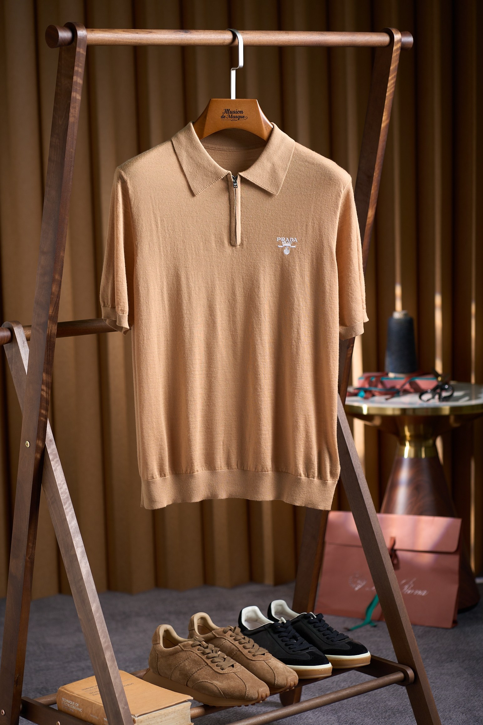 NO:756820,[Virgin Sheep Wool Knitted Polo Shirt | Luxurious texture, within reach] 1. The virgin wool fabric is made from fine wool fibers from the first crop, which is softer and more skin-friendly than ordinary wool. It has a warm and lustrous feel, is breathable and heat-locking, can be worn alone without being tied up, and layered to add a high-end texture. 2. The brand logo is full of details, and the classic 'PRADA' is exquisitely embroidered on the left chest  MILANO' logo, with fine and neat stitching, low-key to highlight the identity of luxury goods; the customized metal zipper puller is engraved with the brand name, and the smooth opening and closing shows exquisite craftsmanship and quality in every detail. 3. Minimalist style, suitable for many scenes. The neat Polo collar modifies the neck line, and the slightly closed body is not tight. Whether it is daily commuting, weekend travel or light business occasions, you can wear a calm and elegant style. Professional washing and care guide to protect the sense of luxury 1. Washing and care methods  Professional dry cleaning is recommended, and mild dry cleaning procedures are recommended to avoid damage to the wool fiber; washing, bleaching, and tumble drying are prohibited to prevent the fabric from shrinking, deforming, and losing luster. 2. Daily care: After wearing, gently comb the surface of the fabric with a soft brush to remove dust, and hang it in a ventilated place to dry in the shade, away from direct sunlight; Put it in a dust-proof bag when storing, and you can place natural mothballs in the bag to prevent moths and avoid contact with sharp objects. 3.  Ironing tips: If you need to iron, put on a clean wet cloth and choose the low-temperature steam ironing mode (≤110℃) to avoid direct contact of the iron with the fabric. After ironing, hang it to shape naturally. Size M-3XL,, prada,19860909【初剪绵羊毛针织Polo 衫| 奢雅质感,触手可及】 1. 初剪绵羊毛面料甄选头茬细腻羊毛纤维,比普通羊毛更柔软亲肤,自带温润光泽感,透气又锁温,单穿不扎身,叠穿更添高级质感. 2. 品牌标识细节拉满  左胸精致刺绣经典'PRADA MILANO'标识,针脚细密工整,低调彰显奢品身份；  定制金属拉链拉头镌刻品牌字样,顺滑开合间尽显精致工艺,细节处见品质. 3. 极简版型,适配多场景利落Polo领修饰颈部线条,微收衣身不紧绷,不管是日常通勤、周末出行还是轻商务场合,都能穿出从容优雅的格调. 专业洗涤保养指南,守护奢品质感 1. 洗护方式 建议专业干洗,选择温和干洗程序,避免羊毛纤维受损； 禁止水洗、漂白、滚筒烘干,防止面料缩水、变形、失去光泽. 2. 日常护理  穿着后用软毛刷轻轻梳理面料表面,去除灰尘,悬挂于通风处阴干,避免阳光直射；  收纳时放入防尘袋,可在袋内放置天然樟脑丸,防止虫蛀,避免与尖锐物品接触勾丝. 3. 熨烫提示如需熨烫,垫上干净湿布,选择低温蒸汽熨烫模式（≤110℃）,避免熨斗直接接触面料,熨烫后悬挂自然定型. 码数M-3XL,,prada,,Men's clothing