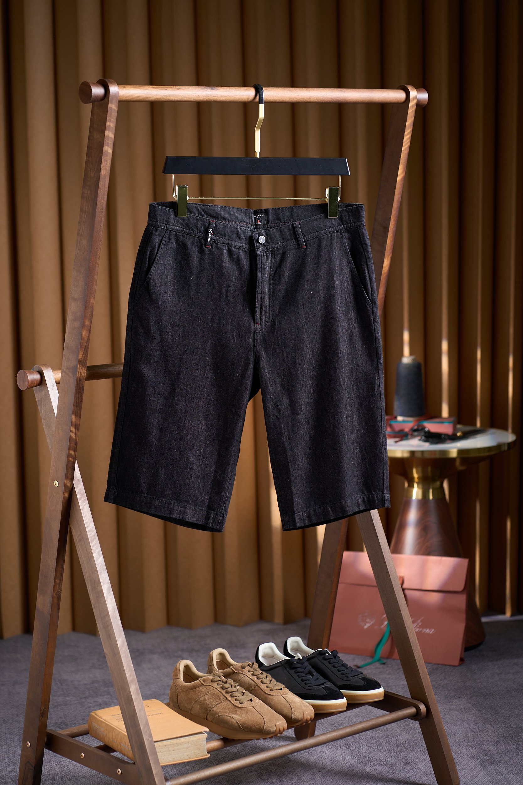 NO:756809,[Kiton denim shorts | Italian luxury genes, a high-end sense hidden in the details] Triple brand logos, the identity of the luxury product can be recognized at a glance 1. The brand's exclusive woven label is sewn above the pocket woven label and the side pockets, with red and white stitching embellishments, showing the brand recognition in a low-key manner; 2. The custom metal button placket button is engraved with the Kiton brand, which has a thick texture and is not easy to wear after repeated opening and closing; 3.  Exclusive zipper puller with custom-made colored zipper puller engraved with brand logo, smooth opening and closing, luxury craftsmanship visible in every detail. Exquisite craftsmanship, every line is a proof of quality. The three-dimensional tailoring fits the ergonomic trousers design, which not only modifies the leg shape, but also does not feel restricted after sitting for a long time; the precise routing of the trousers is evenly and neatly routed throughout the body, and the side seams and pocket edges are reinforced with double stitching, making it durable and not off-line;  The high-quality denim fabric has a ratio of 97 cotton + 3 spandex, which has the stiff texture of denim fabric, but also has moderate elasticity, breathability and comfort for many seasons. Luxury-grade accessories define a new experience of high-end denim. Hardware accessories from buttons to zippers are all made of brand-customized hardware, which has a long-lasting gloss and is not easy to oxidize and fade; the inner details of the waistband are made of fine interlining, which is skin-friendly and does not rub the waist, improving wearing comfort;  The dual version color matching is classic washed blue + textured carbon black, which can be easily controlled whether it is daily leisure or light business scenes. Size 48-56,,shorts,19860909【Kiton牛仔短裤 | 意式奢品基因,藏在细节里的高级感】 三重品牌标识,奢品身份一眼即辨 1. 口袋织唛侧袋上方缝制品牌专属织标,红白锁边点缀,低调中尽显品牌辨识度； 2. 定制金属纽扣门襟纽扣镌刻Kiton品牌字样,质感厚重,反复开合也不易磨损； 3. 专属拉链头定制彩色拉链头刻印品牌标识,顺滑开合间,细节处见奢品工艺. 精湛工艺,每一处走线都是品质证明  立体剪裁贴合人体工学的裤型设计,修饰腿型的同时,久坐也无束缚感；  精密走线裤身各处走线均匀工整,侧缝、口袋边缘采用双道车线加固,耐穿不脱线；  优质牛仔面料97棉+3氨纶配比,既有牛仔面料的挺括质感,又有适度弹力,透气舒适适配多季节. 奢级辅料,定义高端牛仔新体验  五金配件从纽扣到拉链,均采用品牌定制五金,光泽度持久,不易氧化褪色；  内里细节腰头内里采用细腻衬布,亲肤不磨腰,提升穿着舒适度；  双版本配色经典水洗蓝+质感炭黑双色可选,不管是日常休闲还是轻商务场景,都能轻松驾驭. 码数48-56,,shorts,,Men's clothing