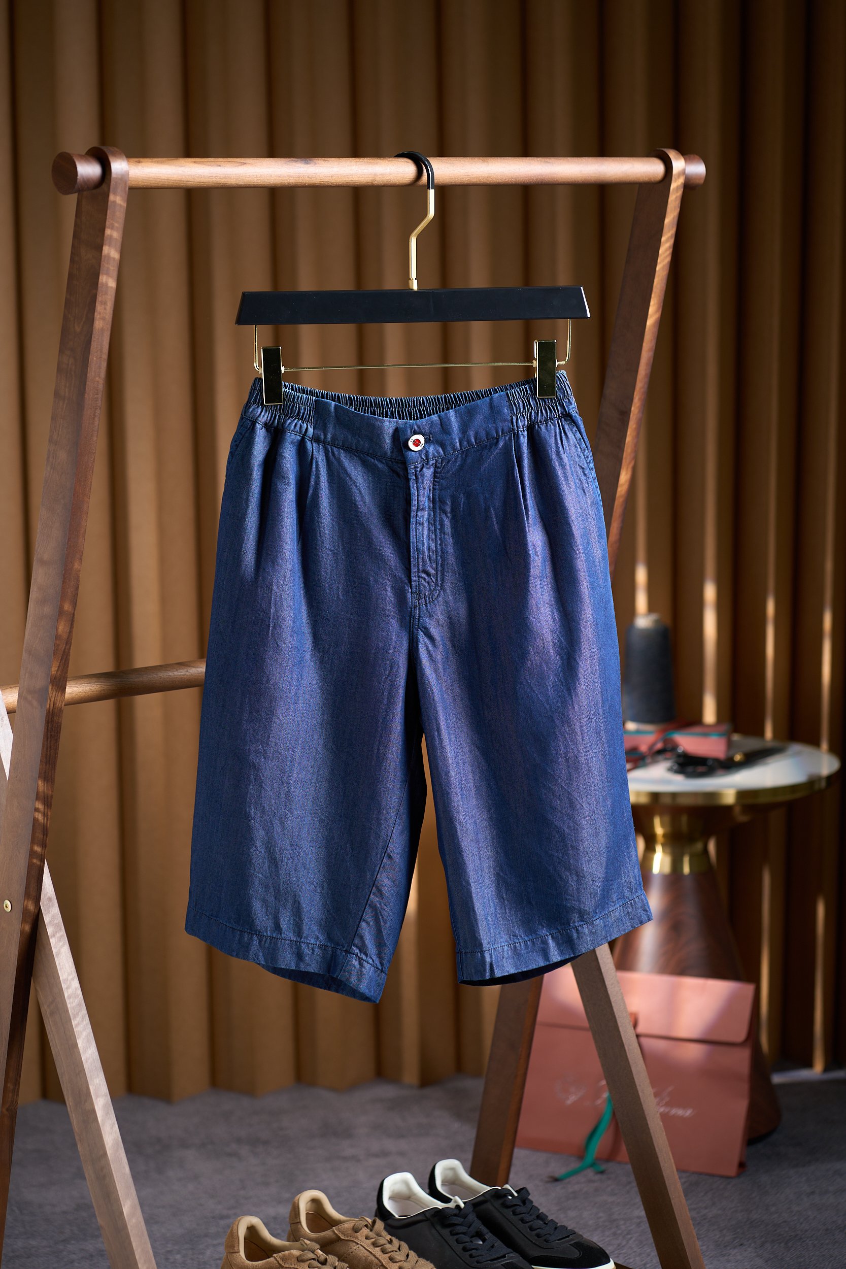 NO:756806,[Kiton Elastic Waist Soft Denim Shorts | Summer Relaxation Ceiling] Soft and stylish, redefining the comfort of denim. The washed soft denim fabric has a ratio of 97 cotton + 3 spandex. After professional washing and polishing, the stiffness and roughness of the denim has been eliminated, and the touch is as soft and smooth as clouds, but the muscle and bone feel of the denim fabric is retained, and it is not easy to collapse after sitting for a long time;  The high-elastic elastic waistband does not pinch the waist or the hips, and is friendly to all waist sizes. It is easy to put on and take off, making it comfortable for daily commuting and weekend outings. Every detail is luxurious, and every detail is attentive. The custom hardware accessories, placket buttons and zippers are all customized by the brand and are engraved with the Kiton logo. They have a long-lasting gloss and are not easy to oxidize and fade; the trousers body and pocket edges are reinforced with double stitching using precision routing technology, which is durable and does not come off, and is not easy to deform after washing;  The dual version color scheme is light blue, refreshing like the sea breeze, while navy blue is low-key and textured, adapting to different styles of dressing needs. Exclusive to Guangzhou summer, versatile and effortless. The trousers have a loose straight cut that modifies the leg shape, covering the thigh fat. The trousers are just right in length, exposing the slender part of the ankle, visually elongating the leg shape. It is highly adaptable to scenes and can be matched with T-shirts, shirts, and POLO shirts. Whether it is commuting to work, an afternoon tea date, or traveling outdoors, you can easily wear it to create a high-end casual feel.  Code number 48-56,,shorts,shirts,tees,t-shirt,19860909【Kiton松紧腰软牛仔短裤 | 夏日松弛感天花板】 软而有型,重新定义牛仔舒适度  洗水软牛仔面料97棉+3氨纶配比,经过专业洗水工艺打磨,褪去牛仔的硬挺粗糙,触感软滑如云朵,却保留牛仔面料的筋骨感,久坐也不易塌形；  高弹松紧腰头不勒腰不卡胯,对各种腰围都友好,穿脱方便,日常通勤、周末出游都能自在无束缚. 细节见奢品,处处是用心  定制五金配件门襟纽扣、拉链均为品牌专属定制,刻有Kiton标识,光泽度持久,不易氧化褪色；  精密走线工艺裤身、口袋边缘双道车线加固,耐穿不脱线,洗水后也不易变形；  双版本配色浅蓝清爽如海风,藏蓝低调显质感,适配不同风格穿搭需求. 广州夏日专属,百搭不费力  裤型修饰腿型宽松直筒剪裁,遮住大腿赘肉,裤长恰到好处,露出脚踝最纤细的部分,视觉上拉长腿型；  场景适配性强搭配T恤、衬衫、POLO衫都能出彩,不管是上班通勤、下午茶约会还是户外出行,都能轻松穿出高级休闲感. 码数48-56,,shorts,shirts,tees，t-shirt,,Men's clothing