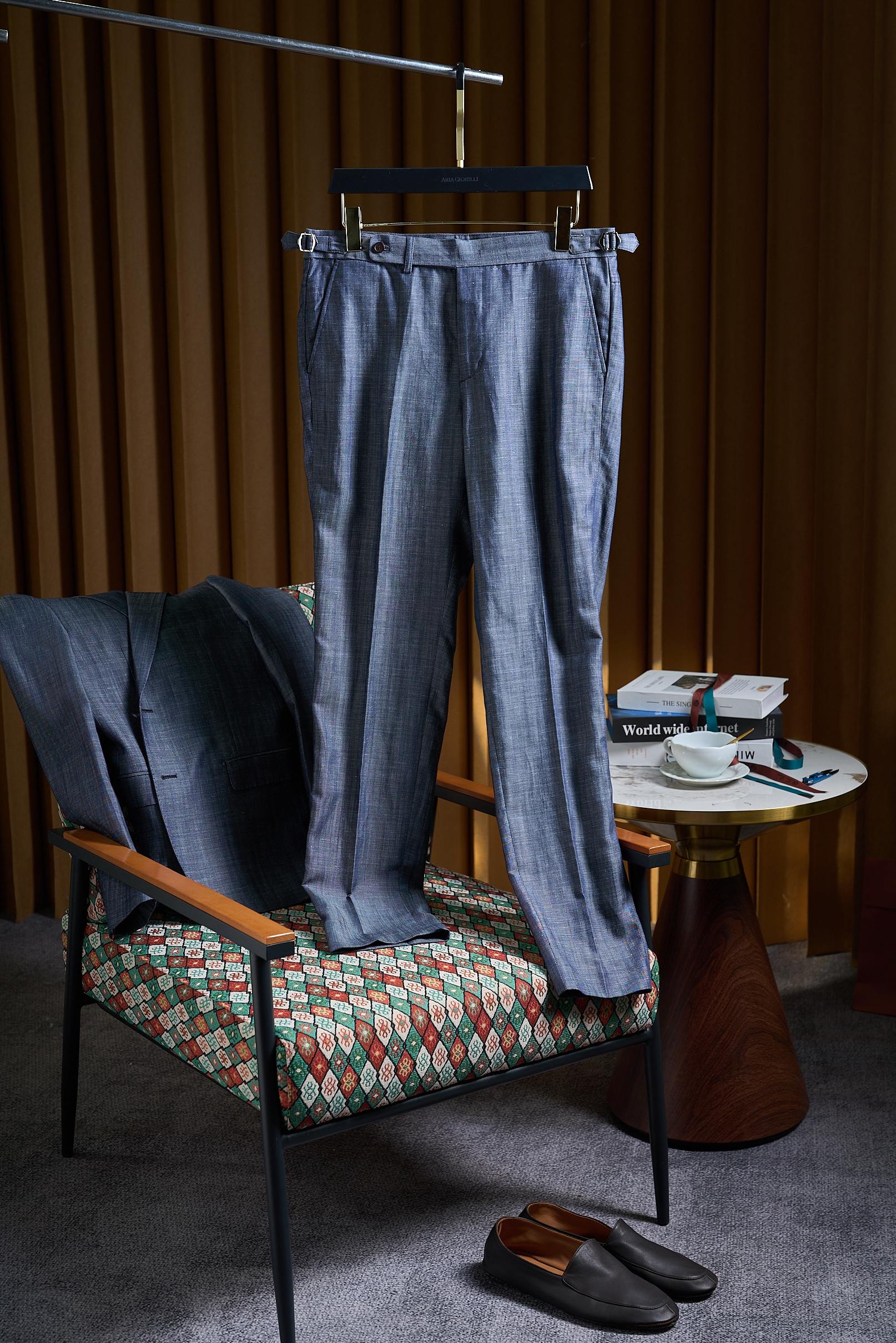 NO:756832,[Notched lapel linen Tencel suit | A light luxury choice for summer commuting] A new fabric experience, both coolness and texture. The 68 linen + 32 Tencel blended linen gives the fabric natural breathable holes and has its own cooling properties. Tencel makes the fabric drape smoothly, saying goodbye to the heavy and stuffy heat of traditional suits, and you can stay cool even in summer;  The high-grade textured fabric has a fine twill texture, which shows a low-key luster under the light. It has a more casual atmosphere than ordinary suits, but does not lose the sophistication of formal wear. Classic notch lapel, details highlight the style. The neat notch lapel is a classic and versatile collar, which modifies the neck line, and can be easily controlled whether it is paired with a shirt or a T-shirt; the exquisite tailoring technology is three-dimensional tailoring to fit the body shape, and the slightly waisted design highlights the body proportions, making it comfortable and not tight to wear;  High-quality auxiliary materials, customized resin buttons, have a thick texture and are not easy to wear after being fastened repeatedly. The four-button design on the cuffs adds a sense of exquisite detail. Professional washing and maintenance guide to protect the luxury quality. 1. Washing and care methods: It is recommended to professionally dry clean and choose a gentle dry cleaning process to avoid damage to the fabric; washing, bleaching, and tumble drying are prohibited to prevent the fabric from shrinking, deforming, and losing its luster. 2. Daily care  After wearing, gently comb the surface of the fabric with a soft brush to remove dust, and hang it in a ventilated place to dry in the shade, away from direct sunlight; put it in a dust-proof bag when storing. You can place natural mothballs in the bag to prevent moths and avoid contact with sharp objects. 3. Ironing Tips If you need to iron, put a clean wet cloth on it, choose the low-temperature steam ironing mode (≤110℃), avoid direct contact with the iron on the fabric, and hang it to set naturally after ironing.  Size M-3XL, shirts, tees, t-shirt, business suit,19860909【平驳领亚麻天丝西装 | 夏日通勤的轻奢之选】 面料新体验,凉感与质感双在线  68亚麻+32天丝混纺亚麻赋予面料天然透气孔,自带降温属性,天丝让面料垂坠顺滑,告别传统西装的厚重闷热,夏日穿着也能保持清爽；  高级纹理质感面料自带细腻斜纹肌理,在光线下呈现低调光泽,比普通西装更具休闲氛围,却不失正装的精致感. 经典平驳领,细节彰显格调  利落平驳领经典百搭领型,修饰颈部线条,不管是搭配衬衫还是T恤,都能轻松驾驭；  精湛剪裁工艺立体剪裁贴合身形,微收腰设计凸显身形比例,穿着舒适不紧绷；  高品质辅料定制树脂纽扣,质感厚重,反复扣合也不易磨损,袖口四粒扣设计,增添细节精致感. 专业洗涤保养指南,守护奢品质感 1. 洗护方式 建议专业干洗,选择温和干洗程序,避免面料受损； 禁止水洗、漂白、滚筒烘干,防止面料缩水、变形、失去光泽. 2. 日常护理  穿着后用软毛刷轻轻梳理面料表面,去除灰尘,悬挂于通风处阴干,避免阳光直射；  收纳时放入防尘袋,可在袋内放置天然樟脑丸,防止虫蛀,避免与尖锐物品接触勾丝. 3. 熨烫提示如需熨烫,垫上干净湿布,选择低温蒸汽熨烫模式（≤110℃）,避免熨斗直接接触面料,熨烫后悬挂自然定型. 码数M-3XL,,shirts,tees，t-shirt,business suit,,Men's clothing