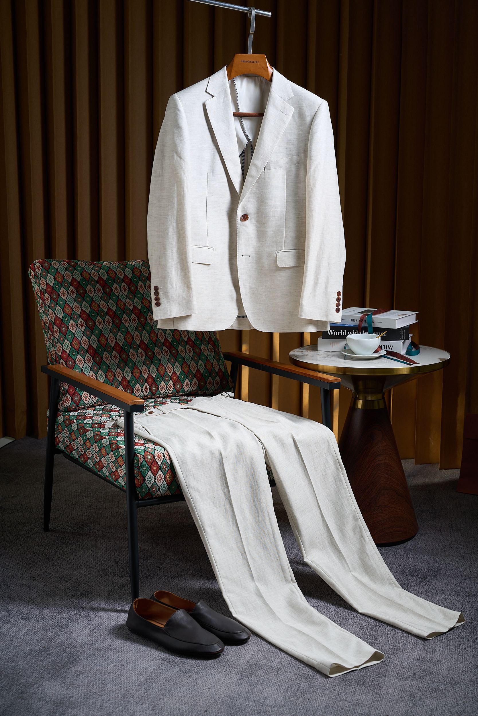 NO:756817,[Notched lapel linen Tencel suit | A light luxury choice for summer commuting] A new fabric experience, both coolness and texture. The 68 linen + 32 Tencel blended linen gives the fabric natural breathable holes and has its own cooling properties. Tencel makes the fabric drape smoothly, saying goodbye to the heavy and stuffy heat of traditional suits, and you can stay cool even in summer;  The high-grade textured fabric has a fine twill texture, which shows a low-key luster under the light. It has a more casual atmosphere than ordinary suits, but does not lose the sophistication of formal wear. Classic notch lapel, details highlight the style. The neat notch lapel is a classic and versatile collar, which modifies the neck line, and can be easily controlled whether it is paired with a shirt or a T-shirt; the exquisite tailoring technology is three-dimensional tailoring to fit the body shape, and the slightly waisted design highlights the body proportions, making it comfortable and not tight to wear;  High-quality auxiliary materials, customized resin buttons, have a thick texture and are not easy to wear after being fastened repeatedly. The four-button design on the cuffs adds a sense of exquisite detail. Professional washing and maintenance guide to protect the luxury quality. 1. Washing and care methods: It is recommended to professionally dry clean and choose a gentle dry cleaning process to avoid damage to the fabric; washing, bleaching, and tumble drying are prohibited to prevent the fabric from shrinking, deforming, and losing its luster. 2. Daily care  After wearing, gently comb the surface of the fabric with a soft brush to remove dust, and hang it in a ventilated place to dry in the shade, away from direct sunlight; put it in a dust-proof bag when storing. You can place natural mothballs in the bag to prevent moths and avoid contact with sharp objects. 3. Ironing Tips If you need to iron, put a clean wet cloth on it, choose the low-temperature steam ironing mode (≤110℃), avoid direct contact with the iron on the fabric, and hang it to set naturally after ironing.  Size M-3XL, shirts, tees, t-shirt, business suit,19860909【平驳领亚麻天丝西装 | 夏日通勤的轻奢之选】 面料新体验,凉感与质感双在线  68亚麻+32天丝混纺亚麻赋予面料天然透气孔,自带降温属性,天丝让面料垂坠顺滑,告别传统西装的厚重闷热,夏日穿着也能保持清爽；  高级纹理质感面料自带细腻斜纹肌理,在光线下呈现低调光泽,比普通西装更具休闲氛围,却不失正装的精致感. 经典平驳领,细节彰显格调  利落平驳领经典百搭领型,修饰颈部线条,不管是搭配衬衫还是T恤,都能轻松驾驭；  精湛剪裁工艺立体剪裁贴合身形,微收腰设计凸显身形比例,穿着舒适不紧绷；  高品质辅料定制树脂纽扣,质感厚重,反复扣合也不易磨损,袖口四粒扣设计,增添细节精致感. 专业洗涤保养指南,守护奢品质感 1. 洗护方式 建议专业干洗,选择温和干洗程序,避免面料受损； 禁止水洗、漂白、滚筒烘干,防止面料缩水、变形、失去光泽. 2. 日常护理  穿着后用软毛刷轻轻梳理面料表面,去除灰尘,悬挂于通风处阴干,避免阳光直射；  收纳时放入防尘袋,可在袋内放置天然樟脑丸,防止虫蛀,避免与尖锐物品接触勾丝. 3. 熨烫提示如需熨烫,垫上干净湿布,选择低温蒸汽熨烫模式（≤110℃）,避免熨斗直接接触面料,熨烫后悬挂自然定型. 码数M-3XL,,shirts,tees，t-shirt,business suit,,Men's clothing