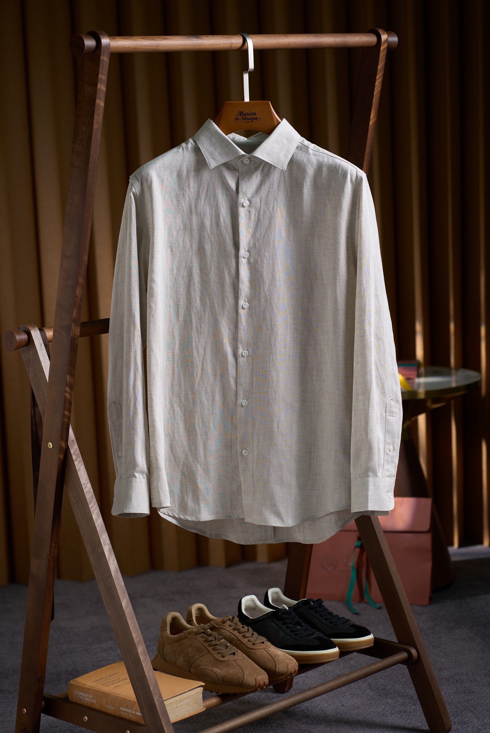 NO:935662,[Jiejia Lyocell linen blended casual shirt] 1. Brand heritage ZEGNA is a model of luxury men's clothing originating from Italy. It has a century-old craftsmanship heritage and has become the benchmark for elite men's clothing with its extreme demands for quality. This shirt is a condensed work of the brand's ingenuity. 2. Fabric black technology 60 Lyocell linen gold ratio 1.  Blessed by Lyocell, the soft and silky Lyocell fiber extracted from natural plants has a delicate and smooth touch. It feels like being lightly wrapped in clouds when worn next to the body. It also has excellent moisture absorption and breathability, which can quickly discharge moisture from the skin, keep it dry at all times, and say goodbye to hot and sticky feeling. 2.  Linen is incorporated and the texture is upgraded. The natural linen fiber gives the shirt a natural texture and a casual and lazy high-end temperament. At the same time, linen is full of breathability and antibacterial properties, so you can always feel fresh when wearing it in summer. It can also use its stiffness to prevent the shirt from collapsing easily and maintain a neat fit. 3.  Golden ratio, complementary advantages. Lyocell neutralizes the roughness of linen, and linen makes up for the lack of stiffness of lyocell. The fusion of the two not only has the comfort and health of natural fabrics, but also takes into account the style, texture and wearing experience, and is suitable for all seasons. 3. Minimalist appearance, unconcealable sense of luxury (1) Three-color selection, suitable for diverse scenes 1.  The calm coffee color has a rich and mellow coffee tone, with a sense of retro and solemnity. It can be worn with a suit in business situations to show a mature and elite aura; worn alone in daily life, paired with khaki pants, it has an American retro feel. 2. The fresh mint green is like the refreshing color of summer ice drinks, breaking the dullness, injecting freshness into the serious office environment when commuting, and easily creating a refreshing and clean youthful feeling on weekend dates and outdoor trips. 3.  The elegant natural hemp color is classic and timeless, with a warm and elegant temperament. Pair it with dark trousers on formal occasions to show your gentlemanly demeanor; pair it with denim items for leisure time, which is simple and yet stylish. (2) Craftsmanship in the details 1. Clean and ergonomic tailoring, not tight or loose, with just the right sense of self-cultivation, which can not only modify the body shape, but also retain space for movement, making business commuting and daily activities unrestricted. 2.  Exquisite stitching, every stitch is fine and neat, and the double-thread reinforcement on the side seams, cuffs, neckline and other parts is durable and difficult to open, and the details highlight ZEGNA’s century-old craftsmanship. 3. The classic and stiff square collar modifies the neck line. Whether it is paired with a tie to create a formal look, or the collar is untied to create a casual atmosphere, it can be easily managed. Professional washing and care suggestions  It is recommended to wash by hand or choose the gentle mode of the washing machine. You need to use a laundry bag and the maximum washing temperature is 30°C to avoid high temperature damage to the fiber structure and damage to the texture of the fabric. Do not bleach and dry the clothes. Bleach will cause the fabric to fade and damage the fibers. Do not use the tumble dryer. It is recommended to dry it flat in a cool place to prevent the clothes from deforming and shrinking.  Ironing tips: The maximum temperature of the iron soleplate is set to 110°C. You can use steam ironing or dry ironing. When ironing, you can put a layer of cotton cloth to avoid direct contact with the fabric to produce aurora and affect the appearance. Size M-3XL, shirts, business suit, gold, ties,19860909【杰家莱赛尔亚麻混纺休闲衬衫】 一、品牌底蕴 源自意大利的奢华男装典范ZEGNA,百年匠造传承,以对品质的极致苛求,成为精英男士着装的标杆,这件衬衫更是品牌匠心的凝练之作. 二、面料黑科技60莱赛尔亚麻黄金配比 1. 莱赛尔加持,软滑如丝提取自天然植物的莱赛尔纤维,自带细腻柔滑触感,贴身穿仿佛被云朵轻裹,同时具备出色的吸湿透气性,能快速排出肌肤湿气,时刻保持干爽状态,告别闷热黏腻. 2. 亚麻融入,质感升级天然亚麻纤维赋予衬衫自然的肌理感,自带随性慵懒的高级气质,同时亚麻的透气、抑菌属性拉满,夏日穿着也能时刻清爽,还能凭借挺括感让衬衫不易软塌,保持利落版型. 3. 黄金配比,优势互补莱赛尔中和亚麻的粗糙,亚麻弥补莱赛尔的挺括感不足,两者融合,既有天然面料的舒适健康,又兼顾了版型质感与穿着体验,四季适配. 三、极简外观,藏不住的高级感（一）三色选品,适配多元场景 1. 沉稳咖色浓郁醇厚的咖调,自带复古与庄重感,商务场合搭配西装,尽显成熟精英气场；日常单穿,搭配卡其裤,美式复古感拉满. 2. 清新薄荷绿如同夏日冰饮的清爽色调,打破沉闷,通勤时为严肃的办公环境注入鲜活感,周末约会、户外出行,轻松营造清爽干净的少年感. 3. 雅致原麻色经典不过时,自带温润儒雅气质,正式场合搭配深色西裤,尽显绅士风度；休闲时搭配牛仔单品,简约又不失格调.（二）细节见匠心 1. 利落剪裁贴合人体工学的剪裁,不紧绷不松垮,恰到好处的修身感,既能修饰身形,又保留活动空间,商务通勤、日常活动都无束缚. 2. 精湛走线每一处缝线都细密工整,侧缝、袖口、领口等部位的双线加固,耐穿不易开线,细节处彰显ZEGNA的百年工艺水准. 3. 经典领型挺括的小方领,修饰颈部线条,无论是搭配领带打造正式造型,还是解开领口营造随性氛围,都能轻松驾驭. 专业洗涤护理建议 水洗建议可手洗或选择洗衣机轻柔模式,需要套洗衣袋,最高洗涤温度30℃,避免高温损伤纤维结构,破坏面料质感.漂白与烘干不可漂白,漂白剂会导致面料褪色、纤维受损；不可使用滚筒烘干,建议在阴凉处平摊晾干,防止衣物变形、缩水. 熨烫技巧熨斗底板最高温度设置为110℃,可采用蒸汽熨烫或干烫,熨烫时可垫一层棉布,避免直接接触面料产生极光,影响外观. 码数M-3XL,,shirts,business suit,gold,ties,,Men's clothing