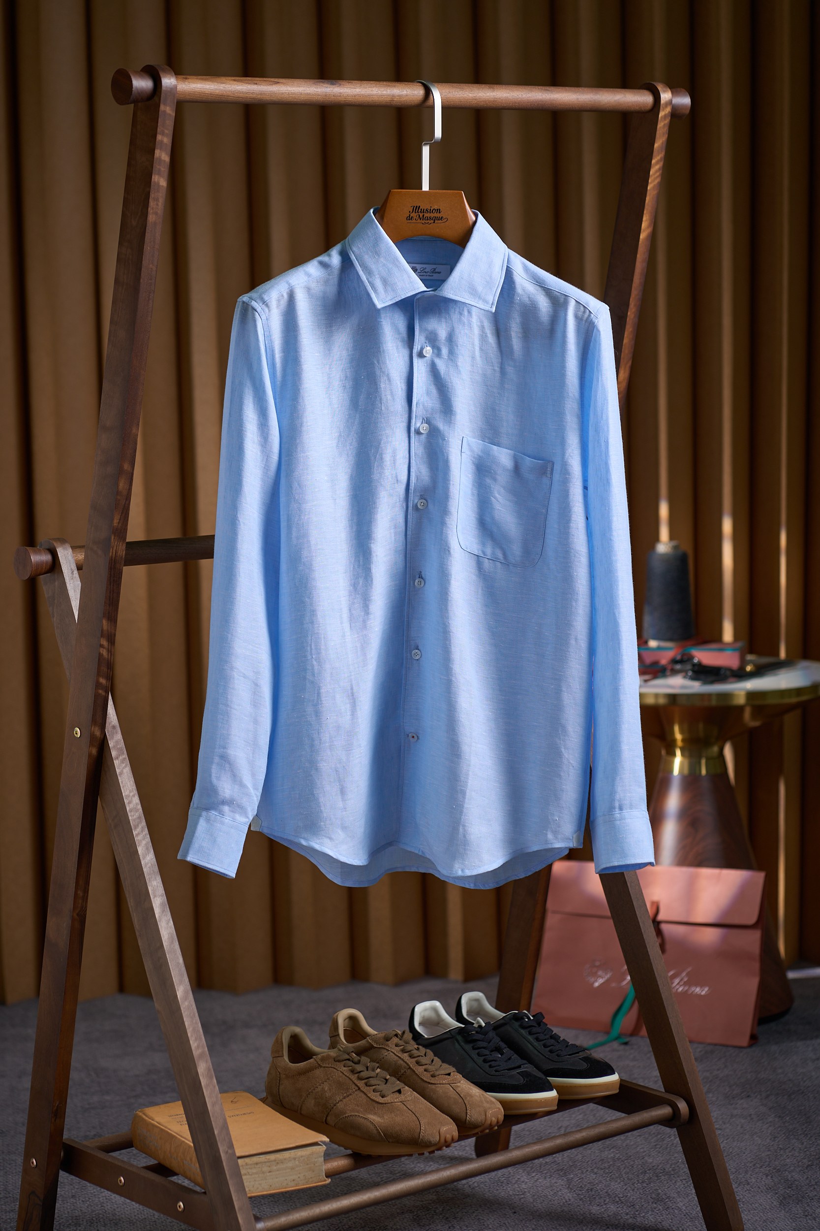 NO:928580,[Nuoyoupanya yarn-dyed linen one-collar shirt] Fabric advantages: pure linen, natural luxury 1. Native breathable linen fiber has a natural hollow structure, and the air circulation is several times that of cotton fiber. When worn in summer, it can quickly discharge heat and moisture from the body surface, bid farewell to hot and sticky, and keep dry at all times. It is an ideal choice for business and leisure in summer. 2.  The unique ingredients contained in the natural antibacterial flax fiber can effectively inhibit the growth of bacteria, reduce the generation of odor, and keep it fresh even if worn for a long time, which meets the high requirements of modern men for quality life. 3. The yarn-dyed process adopts high-end yarn-dyed process, and the dye penetrates deep into the fiber. Compared with ordinary dyeing, the color is fuller and richer, and it is not easy to fade or cross-color after repeated washing, and it can still maintain a bright texture after being worn for a long time. 4.  As the number of wears increases, the flavourful linen fabric will gradually fit the body shape, forming a unique trace of wearing, with a casual and lazy retro texture. Each piece is 'privately customized' for you. 3. The highlight of the craftsmanship is one-piece collar tailoring, reshaping elegance 1.  One-piece collar craftsmanship, neat and stylish. It abandons the cumbersome structure of traditional spliced collars and adopts a collar cut from a whole piece of fabric. The lines are smooth and concise, without redundant seams, making it visually more refined and advanced. It also reduces neck friction and greatly improves wearing comfort. 2. Three-dimensional and stiff, the modified lines are treated with a special shaping process. The collar always remains three-dimensional and stiff, and can cleverly modify the neck line. Whether it is paired with a tie to create a formal business look, or unbuttoned to create a casual atmosphere, it can be easily controlled and shows a gentleman's demeanor.  3. Exquisite thread routing, true to the details. Each stitching follows Loro Piana's century-old craftsmanship standard, and is fine and neat. The side seams, cuffs, pockets and other parts are reinforced with double threads, which are durable and difficult to open. The details highlight the quality of the top luxury brand. 4. Professional washing and care suggestions 1. When washing, it is recommended to hand wash or choose the gentle mode of the washing machine (requires a laundry bag), the maximum washing temperature is 30°C, to avoid high temperature damage to the linen fiber structure, causing the fabric to become hard and deformed.  2. The drying technique should not be exposed to the sun. It should be dried flat in a cool and ventilated place to avoid hanging and drying, which will cause the neckline and shoulders to deform. When it is 80% dry, it can be ironed appropriately to restore the crisp texture of the shirt. 3. Ironing points: The maximum temperature of the iron soleplate is set to 150°C. It is recommended to use steam ironing. A layer of cotton can be placed when ironing to avoid direct contact with the fabric to produce aurora and affect the appearance. Hang and store after ironing to maintain the pattern. 4.  Dry cleaning instructions: You can choose professional mild dry cleaning. It is recommended to use hydrocarbon solvent dry cleaning service to better protect the natural linen fabric and maintain the quality of the shirt for a long time. Size M-3XL,,loro piana,shirts,ties,19860909【诺悠翩雅色织亚麻一片领衬衫】 面料优势纯亚麻,天然奢享 1. 原生透气王亚麻纤维自带天然中空结构,空气流通性是棉纤维的数倍,夏日穿着能快速排出体表热气与湿气,告别闷热黏腻,时刻保持干爽状态,是夏季商务、休闲的理想之选. 2. 天然抑菌力亚麻纤维含有的独特成分,能有效抑制细菌滋生,减少异味产生,长时间穿着也能保持清新,契合现代男士对品质生活的高要求. 3. 色织工艺加持采用高端色织工艺,染料深入纤维内部,相比普通染色,色彩更饱满浓郁,且反复洗涤不易褪色、串色,长久穿着仍能保持鲜亮质感. 4. 越穿越有味道亚麻面料会随着穿着次数增加,逐渐贴合身形,形成独一无二的穿着痕迹,自带随性慵懒的复古质感,每一件都是专属于你的“私人定制”. 三、工艺亮点一片领剪裁,重塑优雅 1. 一片领工艺,利落有型摒弃传统拼接领的繁琐结构,采用整片面料剪裁而成的领型,线条流畅简洁,没有多余缝线,视觉上更显精致高级,同时减少颈部摩擦,穿着舒适度大幅提升. 2. 立体挺括,修饰线条经过特殊定型工艺处理,领型时刻保持立体挺括,能巧妙修饰颈部线条,无论是搭配领带打造正式商务造型,还是解开领口营造休闲氛围,都能轻松驾驭,尽显绅士风度. 3. 精湛走线,细节见真章每一处缝线都遵循Loro Piana百年工艺标准,细密工整,侧缝、袖口、口袋等部位采用双线加固,耐穿不易开线,细节处彰显顶奢品牌的品质坚守. 四、专业洗涤护理建议 1. 水洗注意建议手洗或选择洗衣机轻柔模式（需要套洗衣袋）,最高洗涤温度30℃,避免高温破坏亚麻纤维结构,导致面料变硬、变形. 2. 晾晒技巧不可暴晒,应在阴凉通风处平摊晾干,避免悬挂晾晒导致领口、肩部变形；晾干至八成干时,可适当熨烫,恢复衬衫挺括质感. 3. 熨烫要点熨斗底板最高温度设置为150℃,建议采用蒸汽熨烫,熨烫时可垫一层棉布,避免直接接触面料产生极光,影响外观；熨烫后悬挂存放,保持版型. 4. 干洗说明可选择专业缓和干洗,建议使用碳氢化合物溶剂的干洗服务,更好呵护天然亚麻面料,长久保持衬衫品质. 码数M-3XL,,loro piana,shirts,ties,,Men's clothing