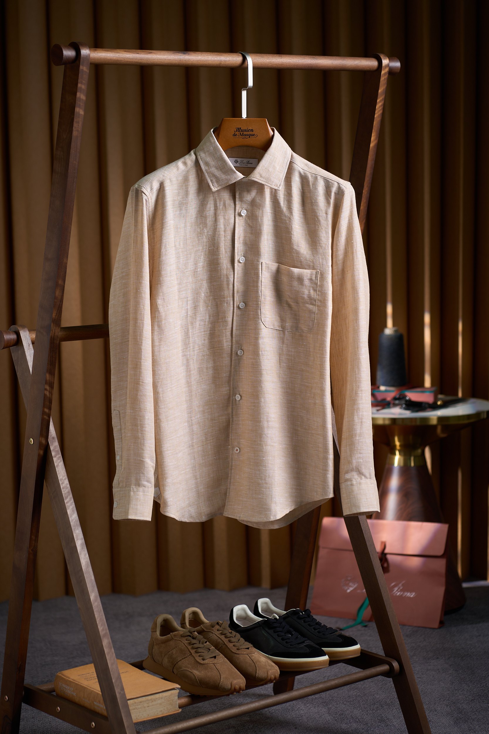 NO:928568,[The fabric advantages of Nuoyoupanya yarn-dyed linen one-piece collar shirt are pure linen, natural luxury 1. Native breathable linen fiber has its own natural hollow structure, and its air circulation is several times that of cotton fiber. When worn in summer, it can quickly discharge heat and moisture from the body surface, bid farewell to hot and sticky, and keep dry at all times. It is an ideal choice for business and leisure in summer. 2.  The unique ingredients contained in the natural antibacterial flax fiber can effectively inhibit the growth of bacteria, reduce the generation of odor, and keep it fresh even if worn for a long time, which meets the high requirements of modern men for quality life. 3. Yarn-dyed process 4. Dry cleaning instructions: You can choose professional mild dry cleaning. It is recommended to use hydrocarbon solvent dry cleaning service to better protect the natural linen fabric and maintain the quality of the shirt for a long time.  The yardage is M-3XL, which reduces the generation of odor and can keep fresh even when worn for a long time, which meets the high requirements of modern men for quality life. 3. The yarn-dyed process adopts high-end yarn-dyed process, and the dye penetrates deep into the fiber. Compared with ordinary dyeing, the color is fuller and richer, and it is not easy to fade or cross-color after repeated washing, and it can still maintain a bright texture after being worn for a long time. 4.  As the number of wears increases, the flavourful linen fabric will gradually fit the body shape, forming a unique trace of wearing, with a casual and lazy retro texture. Each piece is 'privately customized' for you. 3. The highlight of the craftsmanship is one-piece collar tailoring, reshaping elegance 1.  One-piece collar craftsmanship, neat and stylish. It abandons the cumbersome structure of traditional spliced collars and adopts a collar cut from a whole piece of fabric. The lines are smooth and concise, without redundant seams, making it visually more refined and advanced. It also reduces neck friction and greatly improves wearing comfort. 2. Three-dimensional and stiff, the modified lines are treated with a special shaping process. The collar always remains three-dimensional and stiff, and can cleverly modify the neck line. Whether it is paired with a tie to create a formal business look, or unbuttoned to create a casual atmosphere, it can be easily controlled and shows a gentleman's demeanor.  3. Exquisite thread routing, true to the details. Each stitching follows Loro Piana's century-old craftsmanship standard, and is fine and neat. The side seams, cuffs, pockets and other parts are reinforced with double threads, which are durable and difficult to open. The details highlight the quality of the top luxury brand. 4. Professional washing and care suggestions 1. When washing, it is recommended to hand wash or choose the gentle mode of the washing machine (requires a laundry bag), the maximum washing temperature is 30°C, to avoid high temperature damage to the linen fiber structure, causing the fabric to become hard and deformed.  2. The drying technique should not be exposed to the sun. It should be dried flat in a cool and ventilated place to avoid hanging and drying, which will cause the neckline and shoulders to deform. When it is 80% dry, it can be ironed appropriately to restore the crisp texture of the shirt. 3. Ironing points: The maximum temperature of the iron soleplate is set to 150°C. It is recommended to use steam ironing. A layer of cotton can be placed when ironing to avoid direct contact with the fabric to produce aurora and affect the appearance. Hang and store after ironing to maintain the pattern. 4.  Dry cleaning instructions: You can choose professional mild dry cleaning. It is recommended to use hydrocarbon solvent dry cleaning service to better protect the natural linen fabric and maintain the quality of the shirt for a long time. Size M-3XL,,loro piana,shirts,ties,19860909【诺悠翩雅色织亚麻一片领衬衫面料优势纯亚麻,天然奢享 1. 原生透气王亚麻纤维自带天然中空结构,空气流通性是棉纤维的数倍,夏日穿着能快速排出体表热气与湿气,告别闷热黏腻,时刻保持干爽状态,是夏季商务、休闲的理想之选. 2. 天然抑菌力亚麻纤维含有的独特成分,能有效抑制细菌滋生,减少异味产生,长时间穿着也能保持清新,契合现代男士对品质生活的高要求. 3. 色织工艺加持 4. 干洗说明可选择专业缓和干洗,建议使用碳氢化合物溶剂的干洗服务,更好呵护天然亚麻面料,长久保持衬衫品质. 码数M-3XL,减少异味产生,长时间穿着也能保持清新,契合现代男士对品质生活的高要求. 3. 色织工艺加持采用高端色织工艺,染料深入纤维内部,相比普通染色,色彩更饱满浓郁,且反复洗涤不易褪色、串色,长久穿着仍能保持鲜亮质感. 4. 越穿越有味道亚麻面料会随着穿着次数增加,逐渐贴合身形,形成独一无二的穿着痕迹,自带随性慵懒的复古质感,每一件都是专属于你的“私人定制”. 三、工艺亮点一片领剪裁,重塑优雅 1. 一片领工艺,利落有型摒弃传统拼接领的繁琐结构,采用整片面料剪裁而成的领型,线条流畅简洁,没有多余缝线,视觉上更显精致高级,同时减少颈部摩擦,穿着舒适度大幅提升. 2. 立体挺括,修饰线条经过特殊定型工艺处理,领型时刻保持立体挺括,能巧妙修饰颈部线条,无论是搭配领带打造正式商务造型,还是解开领口营造休闲氛围,都能轻松驾驭,尽显绅士风度. 3. 精湛走线,细节见真章每一处缝线都遵循Loro Piana百年工艺标准,细密工整,侧缝、袖口、口袋等部位采用双线加固,耐穿不易开线,细节处彰显顶奢品牌的品质坚守. 四、专业洗涤护理建议 1. 水洗注意建议手洗或选择洗衣机轻柔模式（需要套洗衣袋）,最高洗涤温度30℃,避免高温破坏亚麻纤维结构,导致面料变硬、变形. 2. 晾晒技巧不可暴晒,应在阴凉通风处平摊晾干,避免悬挂晾晒导致领口、肩部变形；晾干至八成干时,可适当熨烫,恢复衬衫挺括质感. 3. 熨烫要点熨斗底板最高温度设置为150℃,建议采用蒸汽熨烫,熨烫时可垫一层棉布,避免直接接触面料产生极光,影响外观；熨烫后悬挂存放,保持版型. 4. 干洗说明可选择专业缓和干洗,建议使用碳氢化合物溶剂的干洗服务,更好呵护天然亚麻面料,长久保持衬衫品质. 码数M-3XL,,loro piana,shirts,ties,,Men's clothing