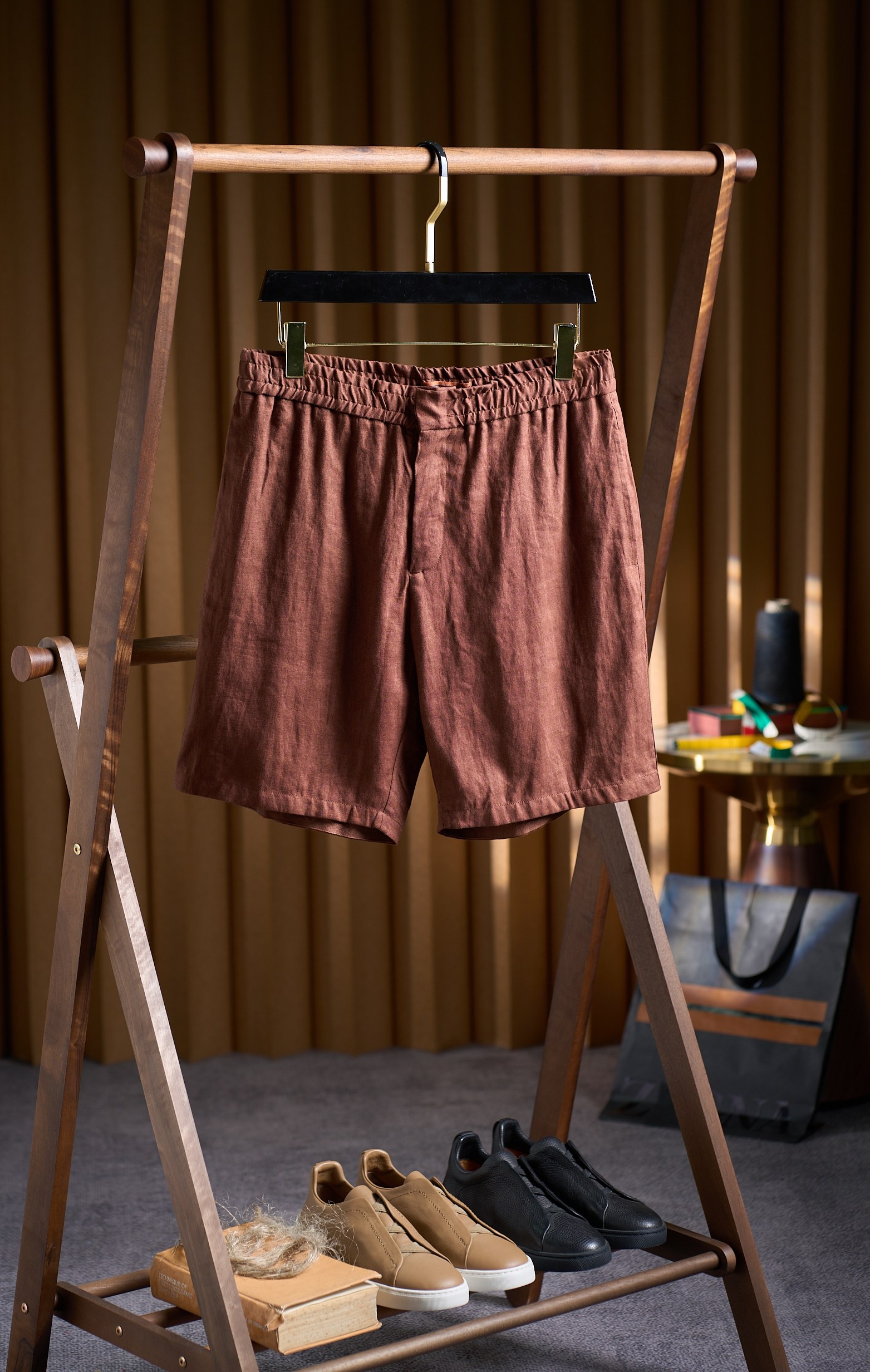 NO:847343,[Linen shorts are a cool choice in summer. These shorts are made of pure linen fabric, combining the advantages of natural materials and fashionable styles, adding a touch of refreshing and elegance to men's summer wardrobe. The classic style design is both comfortable and fashionable, and can be easily controlled whether it is leisure vacation or daily travel. 1. Fabric characteristics: natural linen, luxurious comfort 1.  The unique hollow structure of breathable and heat-dissipating linen fiber makes it have excellent breathability and can quickly discharge heat and moisture from the body surface, keeping the skin dry at all times and saying goodbye to the hot and sticky summer. 2. Natural antibacterial linen fabric contains natural antibacterial ingredients, which can effectively inhibit the growth of bacteria and reduce the generation of odor, keeping it fresh and comfortable even if worn for a long time. 3.  Unique texture Pure linen material has its own natural texture. It will gradually become soft and fit as it is worn and washed, forming unique traces of wearing and adding flavor with time. 2. Rich colors to meet various styles 1. The original linen color retains the original color of linen, is natural and simple, and exudes a casual and lazy literary atmosphere. Pair it with a simple white T and canvas shoes to easily create a Japanese masculine style. 2.  Golden sand color is a warm and soft golden sand color with high-end texture. When paired with a light-colored shirt and loafers, it shows gentlemanly elegance and is suitable for light business or casual social occasions. 3. The deep and mysterious blue of peacock blue is as charming as peacock feathers. It adds a touch of brightness and personality to the overall look. Pair it with a white Polo shirt and casual leather shoes to show a unique fashion taste. 4.  Brick red is a rich and retro brick red with a sense of artistic atmosphere. Pair it with a black top and short boots to create a unique street style, suitable for fashionable people to wear on the street. 5. Black is a classic and versatile black, which looks slim and elegant. It can be easily matched with tops of any color, whether it is a simple T-shirt or a formal shirt, it can create different styles. 3. Washing suggestions 1.  Hand washing or gentle machine washing is recommended to avoid excessive friction and pulling, and prevent fabric deformation and damage. (A laundry bag must be placed) 2. The maximum washing temperature of the water temperature should not exceed 30°C. High temperatures can easily cause flax fibers to shrink and harden, affecting wearing comfort and style. 3. Use neutral detergents as detergents, and avoid using detergents containing bleach or strong alkaline to avoid damaging the color and fiber structure of the fabric. 4.  The drying method should not be exposed to the sun. It should be laid flat or hung upside down in a cool and ventilated place to avoid direct sunlight, which will cause the fabric to fade and become brittle. 5. Ironing techniques If ironing is required, it is recommended to do it when the shorts are semi-dry. Use medium and low temperature ironing, and put a layer of damp cloth to avoid direct contact with the fabric to prevent aurora from affecting the appearance. Size M-3XL,, loafers, boots, shorts, shirts, tees, t-shirt,19860909【亚麻短裤夏日的清凉之选这款短裤以纯亚麻面料打造,集天然材质的优势与时尚版型于一身,为男士夏日衣橱增添一抹清爽与优雅.经典版型设计,兼具舒适与时尚感,无论是休闲度假还是日常出行,都能轻松驾驭. 一、面料特性天然亚麻,奢享舒适 1. 透气散热亚麻纤维独特的中空结构,使其具备出色的透气性,能快速排出体表热气与湿气,让肌肤时刻保持干爽,告别夏日闷热黏腻. 2. 天然抑菌亚麻面料含有天然抑菌成分,有效抑制细菌滋生,减少异味产生,即使长时间穿着也能保持清新自在. 3. 质感独特纯亚麻材质自带天然质感,随着穿着和洗涤会逐渐变得柔软贴合,形成独一无二的穿着痕迹,越穿越有味道. 二、丰富色彩,满足多样风格 1. 原麻色保留亚麻原始色泽,自然质朴,散发着随性慵懒的文艺气息,搭配简约白T和帆布鞋,轻松打造日系森男风. 2. 金沙色温暖柔和的金沙色调,自带高级质感,搭配浅色衬衫和乐福鞋,尽显绅士优雅,适合轻商务或休闲社交场合. 3. 孔雀蓝深邃而神秘的蓝色,如孔雀羽毛般迷人,为整体造型增添一抹亮色与个性,搭配白色Polo衫和休闲皮鞋,展现独特时尚品味. 4. 砖红色浓郁复古的砖红色,自带艺术氛围感,搭配黑色上衣和短靴,打造出个性十足的街头风格,适合潮流人士出街穿搭. 5. 黑色经典百搭的黑色,显瘦又显气质,搭配任何颜色的上衣都能轻松驾驭,无论是简约T恤还是正式衬衫,都能营造出不同风格的造型. 三、洗涤建议 1. 手洗或轻柔机洗建议手洗或选择洗衣机轻柔模式,避免过度摩擦和拉扯,防止面料变形和损坏.（必须放洗衣袋） 2. 水温控制最高洗涤温度不超过30℃,高温易导致亚麻纤维收缩和变硬,影响穿着舒适度和版型. 3. 洗涤剂选择使用中性洗涤剂,避免使用含漂白剂或强碱性的洗涤剂,以免损伤面料色泽和纤维结构. 4. 晾晒方式不可暴晒,应在阴凉通风处平铺或倒挂晾干,避免阳光直射导致面料褪色和变脆. 5. 熨烫技巧若需熨烫,建议在短裤半干时进行,使用中低温熨烫,可垫一层湿布,避免直接接触面料,防止产生极光影响外观. 码数M-3XL,,loafers,boots,shorts,shirts,tees，t-shirt,,Men's clothing