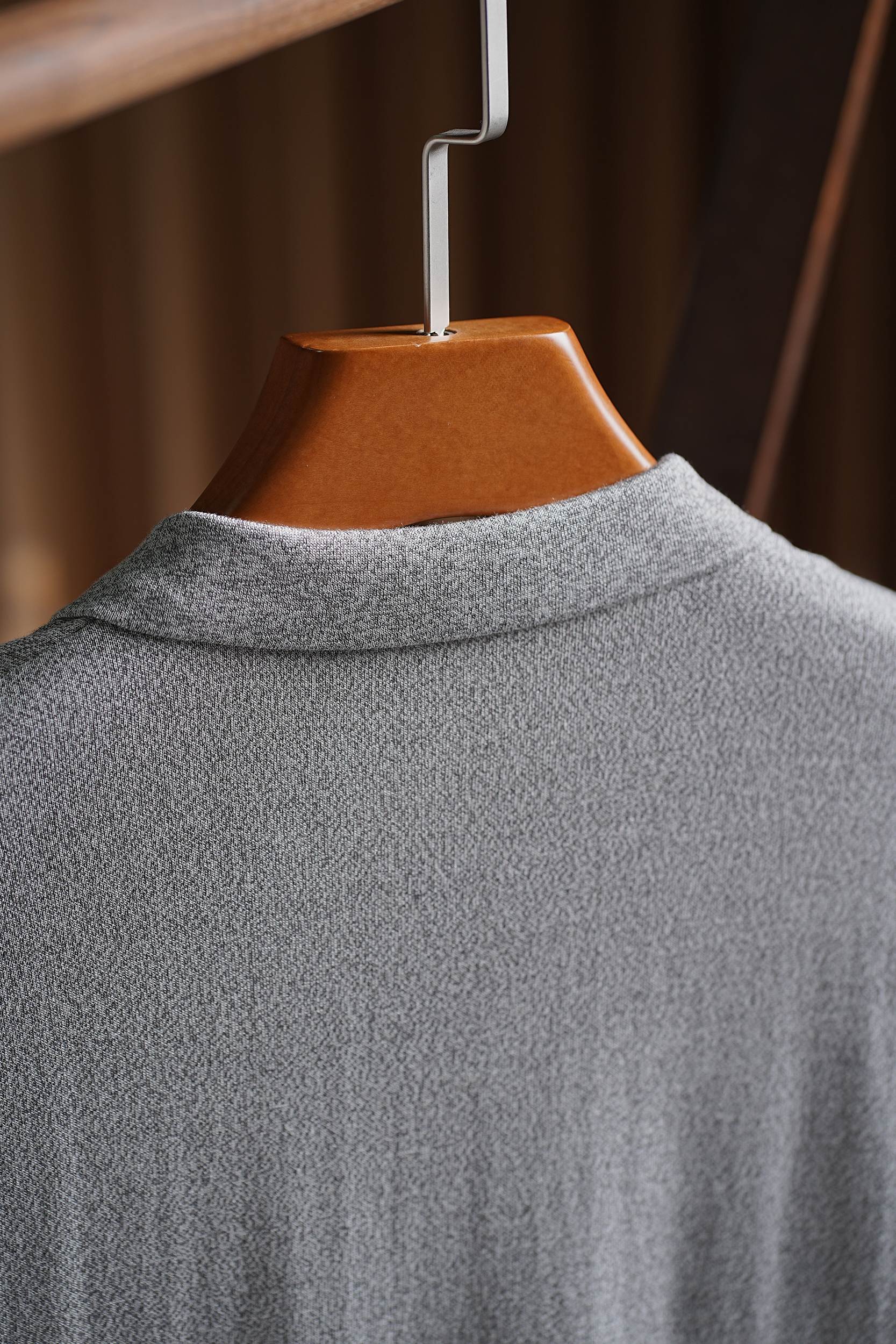 【Brioni 海鸥领莱赛尔Polo衫：意式奢华，舒适之选】一、品牌底蕴作为1945年创立于意大利的顶奢