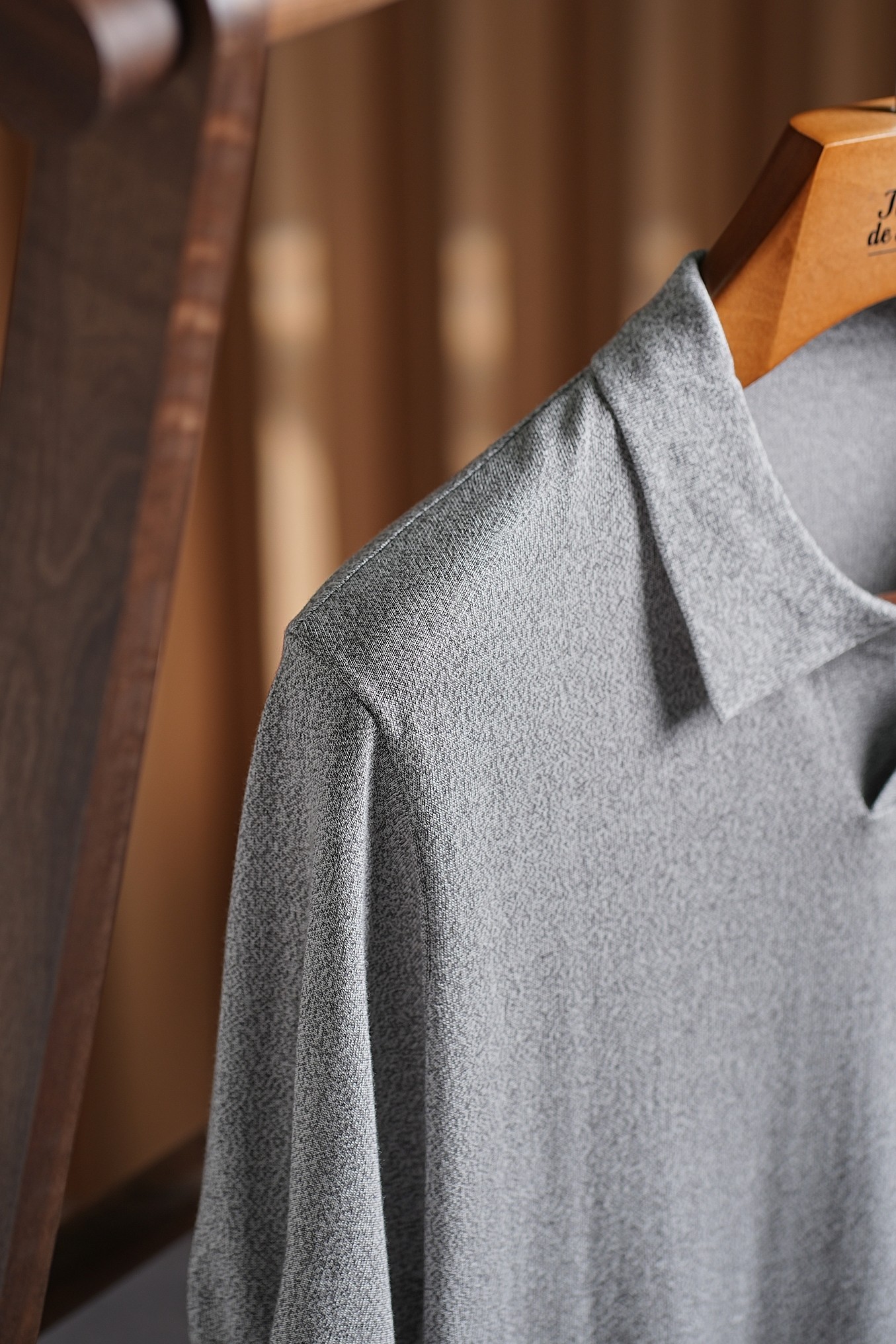 【Brioni 海鸥领莱赛尔Polo衫：意式奢华，舒适之选】一、品牌底蕴作为1945年创立于意大利的顶奢
