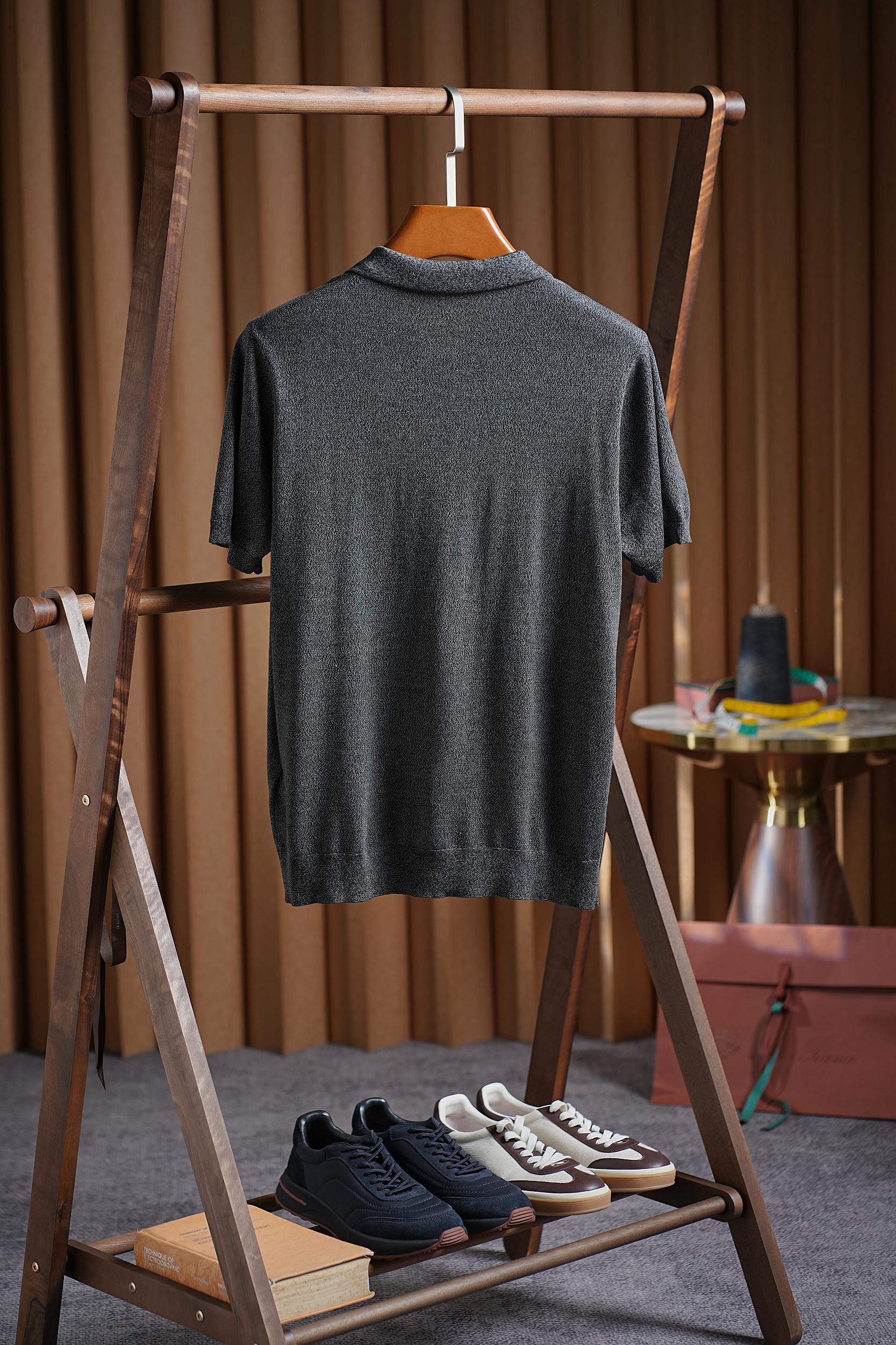 【Brioni 海鸥领莱赛尔Polo衫：意式奢华，舒适之选】一、品牌底蕴作为1945年创立于意大利的顶奢