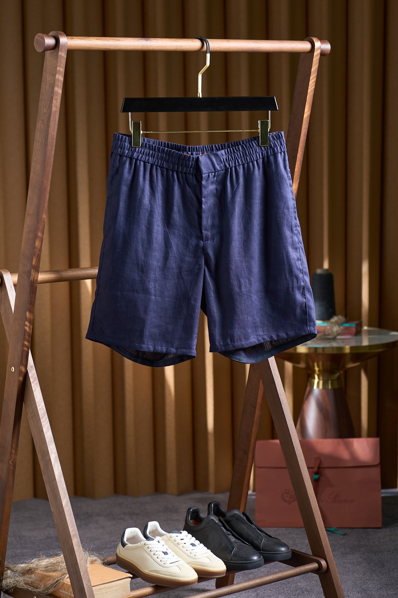 NO:856010,[Jiejia linen shorts are lazy and stylish in summer] 1. Natural linen, summer selection 1. Linen fabric is derived from natural plant fibers, light and breathable, and the unique hollow structure accelerates air circulation, can quickly dissipate heat and moisture, and can keep the skin dry even in hot summer, say goodbye to sticky and stuffy heat. 2. The unique and delicate texture of natural texture linen gives the shorts a casual retro feel, is softer and softer, fits the skin without irritation, and interprets the philosophy of summer comfort.  2. Design highlights, lazy tone 1. Elastic waistband + branded webbing elastic waist design, which fits the waist curve and is not restrictive when worn; the waist is embellished with Ermenegildo Zegna’s iconic orange webbing, and the black stripe details low-key highlight the brand recognition and become the finishing touch of the overall look. 2. Loose and moderately tailored straight and slightly wide version, the trouser legs are loose and not draggy, allowing free movement, perfectly balancing laziness and neatness, making it easy to control casual occasions. 3.  Practical details: side pockets and back pocket design, both functional and decorative; 3. Maintenance tips: It is recommended to wash by hand or machine wash, use neutral detergent, avoid exposure to the sun, and dry in the shade. Ironing can be done with low-temperature steam ironing to maintain the casual beauty of the natural wrinkles of linen. Storage and hanging storage, avoid heavy pressure, and maintain the fluffy texture of the fabric. Size M-3XL,,zegna,shorts,19860909【杰家亚麻短裤夏日慵懒,自在型格】 一、天然亚麻,夏日甄选 1. 亚麻面料源自天然植物纤维,轻盈透气,独特的中空结构加速空气流通,能快速散热吸湿,即使在炎热夏季也能保持肌肤干爽,告别黏腻闷热. 2. 自然肌理质感亚麻特有的细腻纹理,赋予短裤随性的复古感,越穿越柔软,贴合肌肤无刺激,诠释夏日舒适哲学. 二、设计亮点,慵懒调性 1. 松紧腰头+品牌织带弹力松紧腰设计,贴合腰部曲线,穿着无束缚；腰间点缀杰尼亚标志性橙色织带,黑条纹细节低调彰显品牌辨识度,成为整体造型的点睛之笔. 2. 宽松有度剪裁直筒微阔版型,裤腿宽松不拖沓,活动自如,完美平衡慵懒与利落,轻松驾驭休闲场合. 3. 实用细节侧边插袋与后袋设计,兼具功能性与装饰性； 三、养护贴士  洗涤建议手洗或轻柔机洗,使用中性洗涤剂,避免暴晒,阴干即可.  熨烫可低温蒸汽熨烫,保持亚麻自然褶皱的随性美感.  收纳悬挂存放,避免重压,保持面料蓬松质感. 码数M-3XL,,zegna,shorts,,Men's clothing