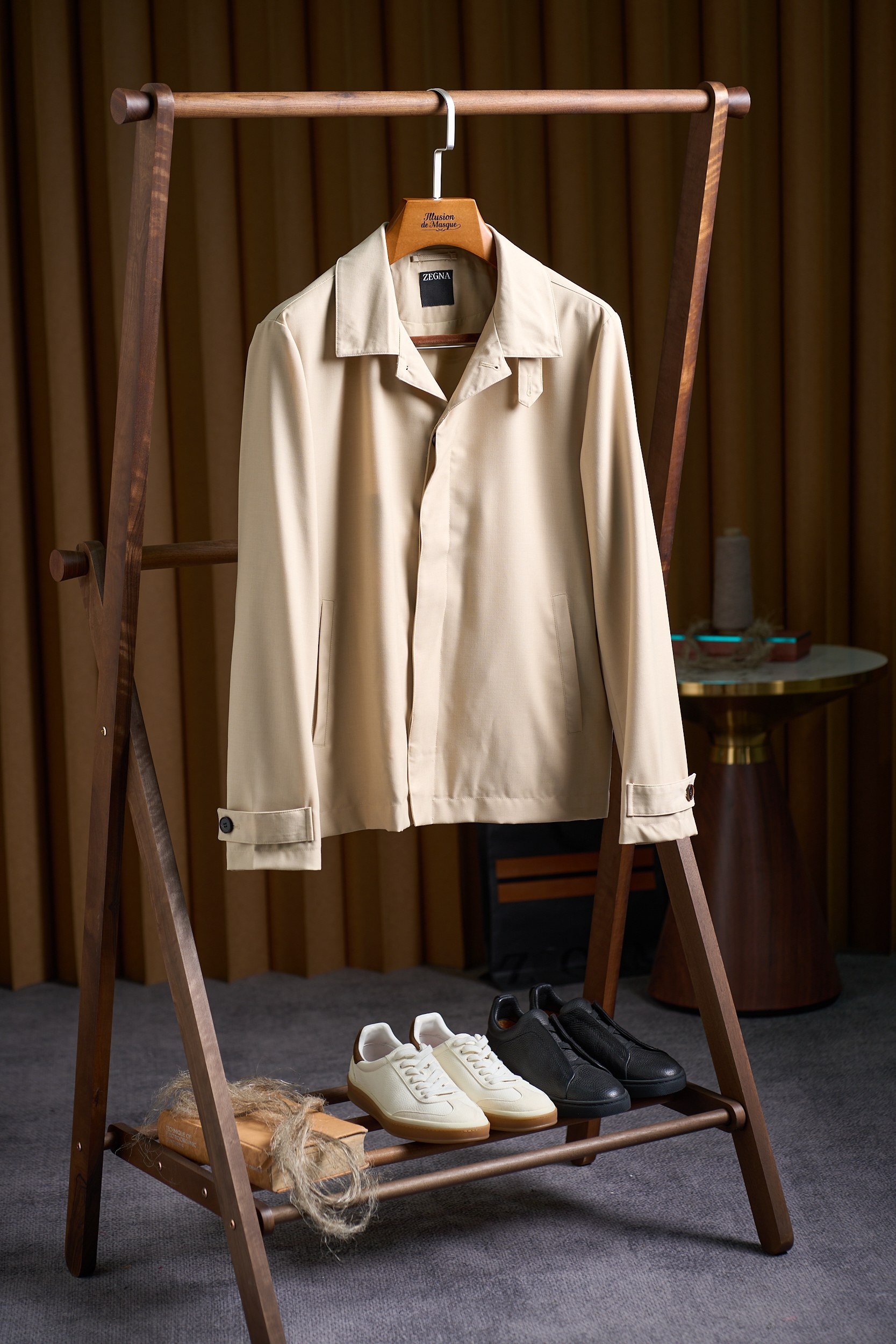 NO:775875,Jiejia | Wrinkle-resistant and crisp, one-click decent for business commuting. The wool lapel jacket is a minimalist wool jacket - with a minimalist silhouette, suitable for various scenarios. It adopts a neat short lapel cut and an H-shaped silhouette without redundant decoration, which can match the rigor of business formal wear and can also be integrated into daily casual wear. The hidden placket + same-color adjustment tabs show the Italian minimalist style in every detail. The two-tone khaki/navy blue makes it easy to match in all seasons.  The fabric technology is top-grade wool, taking into account both texture and practical wear. The fabric is made of pure wool, spun from Jiejia's exclusive ranch wool, with a fiber fineness of more than 120. It has a soft luster, the upper body is stiff and not easy to wrinkle, and the warmth is suitable for single wear in spring and autumn at temperatures of 10-20℃. The lining is high-density polyester fiber, which is smooth and not close to the body, and does not feel constrained when put on and taken off. It also enhances the wind resistance of the fabric. It is positioned as an evergreen wardrobe for quality men.  Suitable for elite men aged 25-50 who pay attention to the quality of clothing. Whether it is a business commuting workplace, a weekend socializing, or a short trip, one piece can complete the style switch. It is the first choice for those who pursue the 'less but better' dressing philosophy. Professional care guide to extend the life of the fabric and maintain the texture. 1. Daily care: hang and store on a wide-shoulder hanger after wearing to avoid deformation caused by squeezing; pat local stains with a clean wet towel dipped in neutral detergent, and dry naturally 2.  Professional care is recommended to send it to a professional dry cleaner after every 3-4 wears. Choose wool-specific detergent to avoid shrinkage and pilling caused by washing. 3. For storage, pay attention to dry cleaning thoroughly before storage in different seasons, put insect repellent in a breathable dust bag, and avoid direct sunlight. Size 48-56,,jackets & coats,jackets & coats,19860909杰家｜抗皱挺括,商务通勤一键体面 羊毛翻领夹克精简主义者的羊毛夹克外套—— 版型美学极简轮廓,适配多元场景 采用利落短款翻领剪裁,无冗余装饰的H型廓形,既能匹配商务正装的严谨感,也能融入日常休闲穿搭；隐藏式门襟+同色系调节袢,细节处尽显意式极简格调,卡其/藏青双色调,轻松驾驭四季搭配. 面料工艺顶级羊毛,兼顾质感与实穿  面料纯羊毛材质,由杰家专属牧场羊毛纺制,纤维细腻度达120支以上,自带柔和光泽,上身挺括不易皱,春秋单穿保暖性适配10-20℃气温  里料高密聚酯纤维,顺滑不贴身,穿脱无束缚感,同时增强面料抗风性 人群定位为品质型男打造的衣橱常青款 适配25-50岁注重穿着质感的精英男士无论是商务通勤的职场场景,还是周末轻社交、短途出行,一件即可完成风格切换,是追求“少而精”穿搭哲学人群的首选单品. 专业洗护指南延长面料寿命,保持持质感  1. 日常护理穿着后用宽肩衣架悬挂存放,避免挤压导致变形；局部污渍用干净湿毛巾蘸取中性洗涤剂轻拍,自然晾干  2. 专业洗护建议每3-4次穿着后送专业干洗店,选择羊毛专用洗涤剂,避免水洗导致缩水、起球  3. 存放注意换季收纳前彻底干洗,放入防虫剂后置于透气防尘袋中,避免阳光直射 码数48-56,,jackets & coats,jackets & coats,,Men's clothing