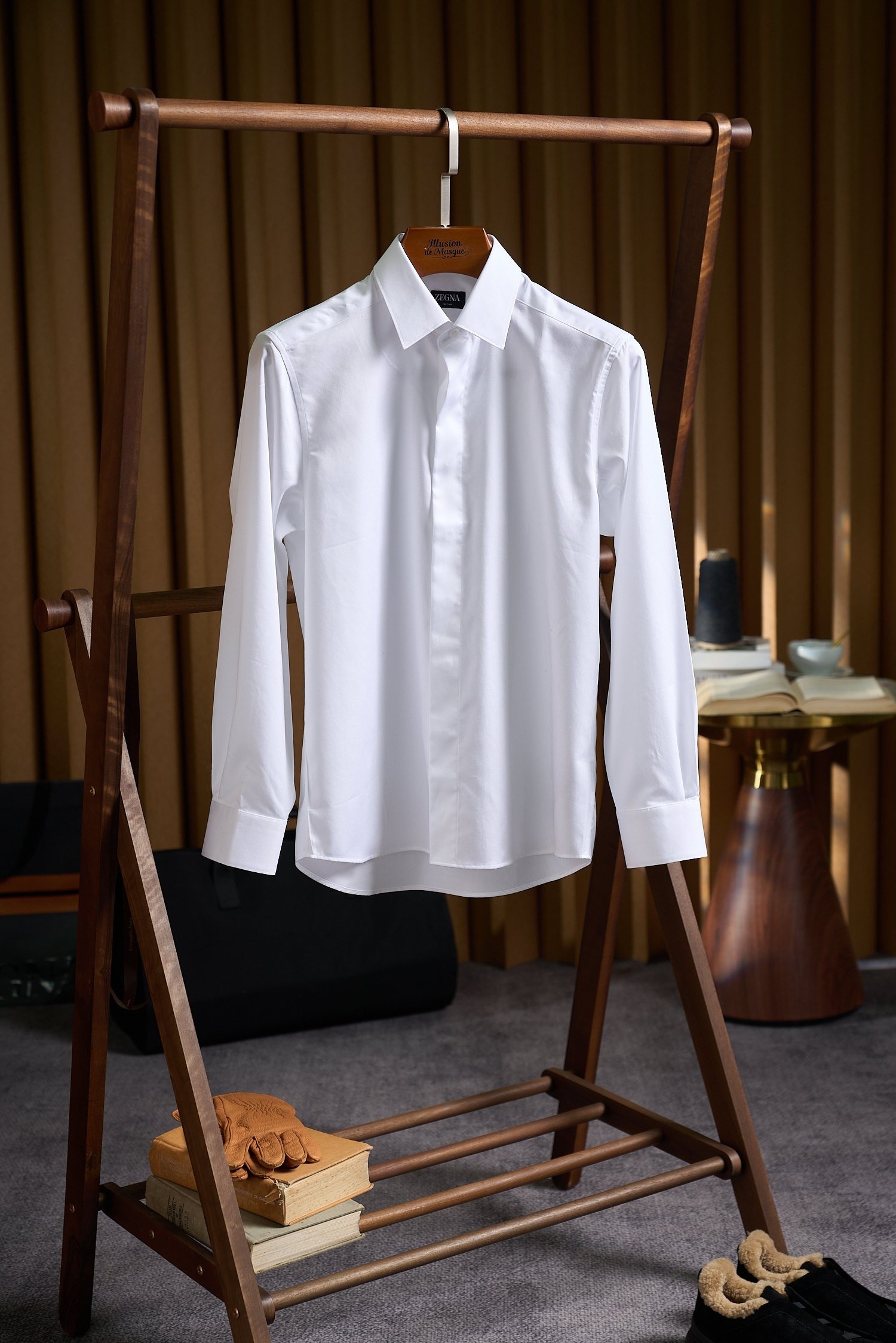 NO:775836,Jiejia concealed placket satin cotton business shirt is designed with aesthetic concealed placket technology to reshape the texture of business formal wear. The minimalist concealed placket design has no exposed buttons on the front and smooth lines, avoiding the clutter of traditional plackets. It has a more unified vision when paired with a suit, showing an elite style. The classic collar adopts a business standard peak collar with a collar angle length of 7.5cm. It is suitable for various tie knots (Windsor knot/half Windsor knot). The three-dimensional tailoring fits the neck and does not collapse after long wear.  The detailed polished cuffs are designed with double buttons to adjust the tightness according to the thickness of the arms; the invisible pleats on the back increase the freedom of movement and eliminate the sense of restraint when sitting for long periods of time. The fabric technology is sateen cotton, which defines high-end business texture. The top satin weaving is made of 120-count high-count cotton and is woven with satin weaving process. The surface presents a delicate and soft light, and the touch is smooth as silk. The gloss is 40 higher than that of ordinary plain shirts.  Comfortable and durable, the high-count cotton fabric has both breathability and stiffness, and its wrinkle resistance is better than that of ordinary cotton shirts, making it less likely to wrinkle in daily wear. The quality certification uses exclusive pasture long-staple cotton, which has passed OEKO-TEX ecological certification. It has no harmful residues, is skin-friendly and non-irritating. It is targeted at 25-50-year-old business elites and is a wardrobe necessity. The scene is suitable for business meetings/formal negotiations/workplace commuting/dinner occasions. It can be paired with suits, trousers, and casual pants to easily switch between workplace and social situations.  The style proposition is aimed at business people who pay attention to details and quality. They reject rigid formal wear, pursue the dressing philosophy of 'low-key luxury', and use textured items to show their professional attitude. Washing and care guide scientific maintenance to extend the life of fabrics 1. The washing method is recommended to be gentle machine wash (water temperature ≤ 30℃), use neutral detergent to avoid bleaching; wash dark and light colors separately to prevent staining. 2.  Drying Tips: Hang to dry on the opposite side to avoid direct sunlight and prevent the fabric from fading; after drying, iron at low temperature (temperature ≤150℃) to restore the luster and crispness of the fabric. 3. For storage, use a wide-shoulder hanger to avoid extrusion and deformation; for long-term storage, put it in a dust bag and place it in a dry and ventilated place. Size 39-43, shirts, business suit, ties,19860909杰家暗门襟贡缎棉商务衬衫 设计美学暗门襟工艺,重塑商务正装质感  极简暗门襟隐藏式门襟设计,正面无外露纽扣,线条流畅利落,避免传统门襟的杂乱感,搭配西装时视觉更统一,尽显精英格调.  经典领型采用商务标准尖领,领角长度7.5cm,适配各类领带结（温莎结/半温莎结）,立体剪裁贴合颈部,久穿不塌.  细节打磨袖口采用双纽扣调节设计,可根据手臂粗细调整松紧；后背隐形褶裥,提升活动自由度,久坐无束缚感. 面料工艺贡缎棉,定义高端商务质感  顶级贡缎织造采用120支高支棉,经缎纹工艺织造,表面呈现细腻柔光,触感触滑如丝,比普通平纹衬衫光泽度提升40.  舒适与耐用平衡高支棉面料兼具透气性与挺括感,抗皱性优于普通棉衬衫,日常穿着不易起皱.  品质认证选用专属牧场长绒棉,通过OEKO-TEX生态认证,无有害残留,亲肤不刺激. 人群定位25-50岁商务精英的衣橱刚需  场景适配商务会议/正式谈判/职场通勤/晚宴场合,可搭配西装、西裤、休闲裤,轻松驾驭从职场到社交的多场景切换.  风格主张面向注重细节与品质的商务人士,他们拒绝刻板正装,追求“低调奢华”的穿衣哲学,用质感单品彰显专业态度. 洗护指南科学养护,延长面料寿命  1. 洗涤方式建议轻柔机洗（水温≤30℃）,使用中性洗涤剂,避免漂白；深浅色分开洗涤,防止染色.  2. 晾晒技巧反面悬挂晾干,避免阳光直射,防止面料褪色；晾干后低温熨烫（温度≤150℃）,恢复面料光泽与挺括感.  3. 存放注意用宽肩衣架悬挂存放,避免挤压变形；长期收纳时可放入防尘袋,置于干燥通风处. 码数39-43,,shirts,business suit,ties,,Men's clothing