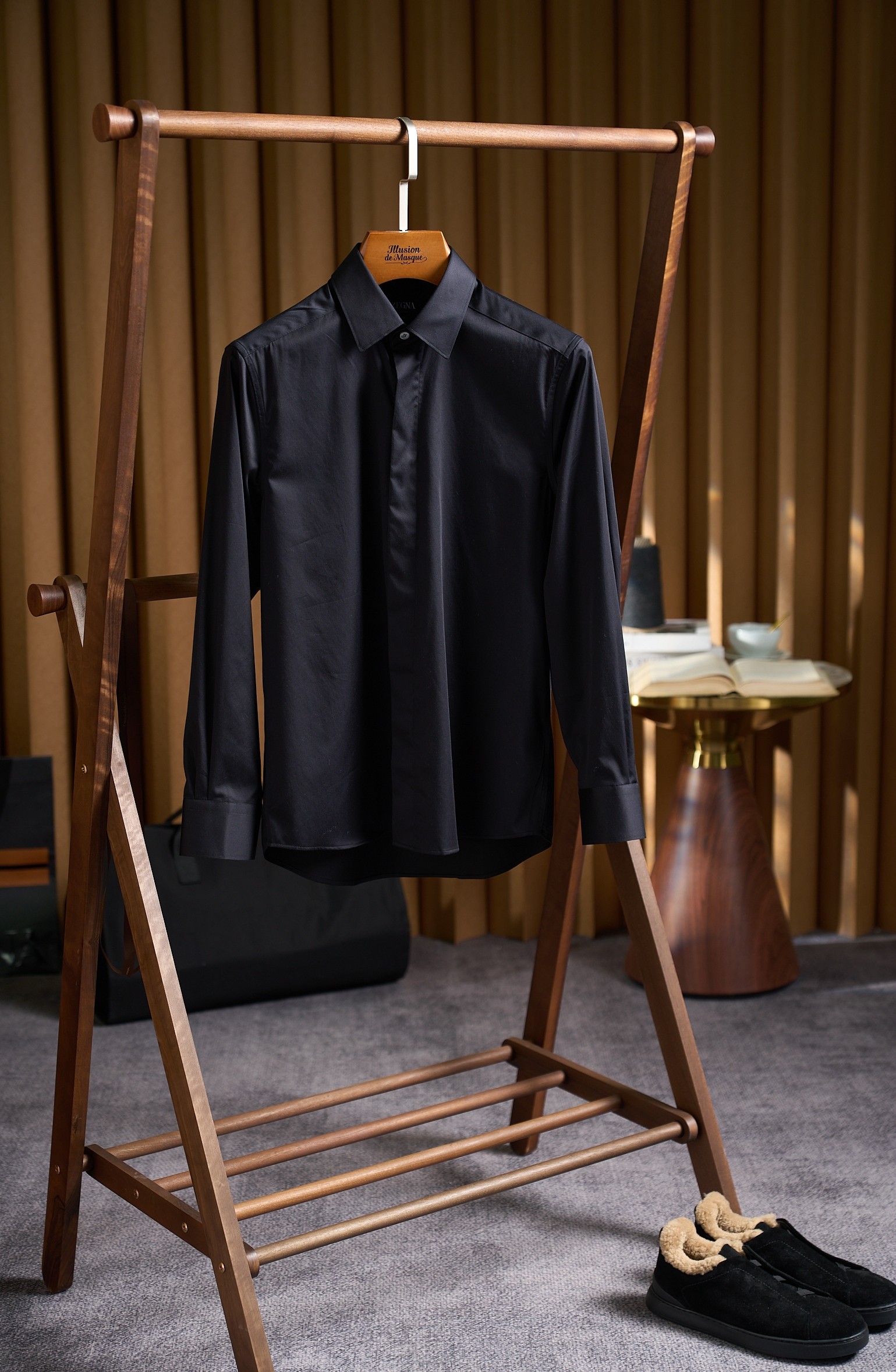 NO:775839,Jiejia concealed placket satin cotton business lining is designed with aesthetic concealed placket craftsmanship to reshape the texture of business formal wear. Minimalist concealed placket design, no exposed buttons on the front, smooth and neat lines, avoids the clutter of traditional plackets, and makes the vision more unified when paired with suits, showing an elite style. The classic collar adopts a business standard peak collar, with a collar angle length of 7.5cm, suitable for various tie knots (Windsor knot/half Windsor knot), three-dimensional tailoring to fit the neck, and will not collapse after long wear.  The detailed polished cuffs are designed with double buttons to adjust the tightness according to the thickness of the arms; the invisible pleats on the back increase the freedom of movement and eliminate the sense of restraint when sitting for long periods of time. The fabric technology is sateen cotton, which defines high-end business texture. The top satin weaving is made of 120-count high-count cotton and is woven with satin weaving process. The surface presents a delicate and soft light, and the touch is smooth as silk. The gloss is 40 higher than that of ordinary plain shirts.  Comfortable and durable, the high-count cotton fabric has both breathability and stiffness, and its wrinkle resistance is better than that of ordinary cotton shirts, making it less likely to wrinkle in daily wear. The quality certification uses exclusive pasture long-staple cotton, which has passed OEKO-TEX ecological certification. It has no harmful residues, is skin-friendly and non-irritating. It is targeted at 25-50-year-old business elites and is a wardrobe necessity. The scene is suitable for business meetings/formal negotiations/workplace commuting/dinner occasions. It can be paired with suits, trousers, and casual pants to easily switch between workplace and social situations.  The style proposition is aimed at business people who pay attention to details and quality. They reject rigid formal wear, pursue the dressing philosophy of 'low-key luxury', and use textured items to show their professional attitude. Washing and care guide scientific maintenance to extend the life of fabrics 1. The washing method is recommended to be gentle machine wash (water temperature ≤ 30℃), use neutral detergent to avoid bleaching; wash dark and light colors separately to prevent staining. 2.  Drying Tips: Hang to dry on the opposite side to avoid direct sunlight and prevent the fabric from fading; after drying, iron at low temperature (temperature ≤150℃) to restore the luster and crispness of the fabric. 3. For storage, use a wide-shoulder hanger to avoid extrusion and deformation; for long-term storage, put it in a dust bag and place it in a dry and ventilated place. Size 39-43, shirts, business suit, ties,19860909杰家暗门襟贡缎棉商务衬 设计美学暗门襟工艺,重塑商务正装质感  极简暗门襟隐藏式门襟设计,正面无外露纽扣,线条流畅利落,避免传统门襟的杂乱感,搭配西装时视觉更统一,尽显精英格调.  经典领型采用商务标准尖领,领角长度7.5cm,适配各类领带结（温莎结/半温莎结）,立体剪裁贴合颈部,久穿不塌.  细节打磨袖口采用双纽扣调节设计,可根据手臂粗细调整松紧；后背隐形褶裥,提升活动自由度,久坐无束缚感. 面料工艺贡缎棉,定义高端商务质感  顶级贡缎织造采用120支高支棉,经缎纹工艺织造,表面呈现细腻柔光,触感触滑如丝,比普通平纹衬衫光泽度提升40.  舒适与耐用平衡高支棉面料兼具透气性与挺括感,抗皱性优于普通棉衬衫,日常穿着不易起皱.  品质认证选用专属牧场长绒棉,通过OEKO-TEX生态认证,无有害残留,亲肤不刺激. 人群定位25-50岁商务精英的衣橱刚需  场景适配商务会议/正式谈判/职场通勤/晚宴场合,可搭配西装、西裤、休闲裤,轻松驾驭从职场到社交的多场景切换.  风格主张面向注重细节与品质的商务人士,他们拒绝刻板正装,追求“低调奢华”的穿衣哲学,用质感单品彰显专业态度. 洗护指南科学养护,延长面料寿命  1. 洗涤方式建议轻柔机洗（水温≤30℃）,使用中性洗涤剂,避免漂白；深浅色分开洗涤,防止染色.  2. 晾晒技巧反面悬挂晾干,避免阳光直射,防止面料褪色；晾干后低温熨烫（温度≤150℃）,恢复面料光泽与挺括感.  3. 存放注意用宽肩衣架悬挂存放,避免挤压变形；长期收纳时可放入防尘袋,置于干燥通风处. 码数39-43,,shirts,business suit,ties,,Men's clothing