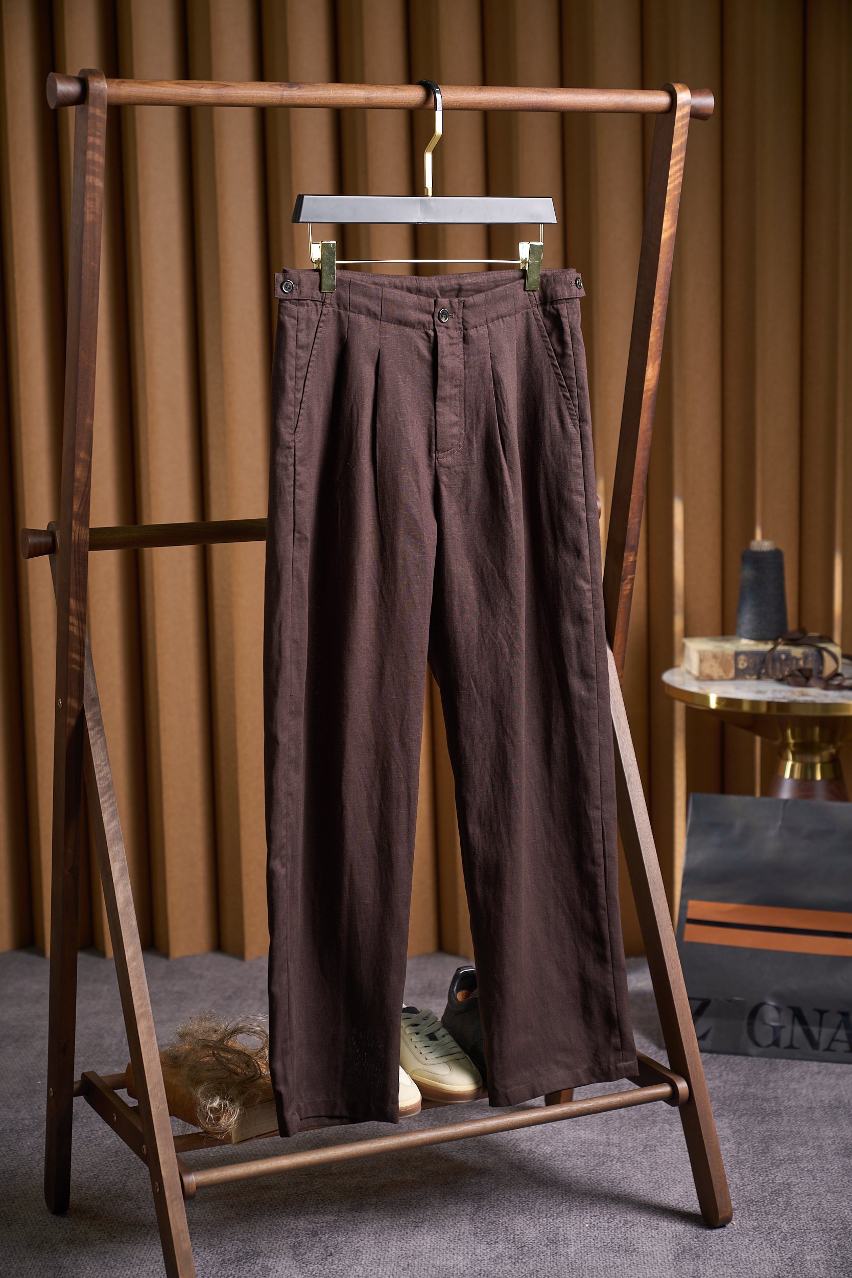 NO:775880,60 lyocell × 40 linen | Adjustable waistline for leisure. Core advantages: a balance of drape texture and easy care. 1. The fabric is upgraded, a fusion of nature and technology. 60 lyocell gives the fabric a silky drape, and its wrinkle resistance is better than that of pure linen, making it less prone to wrinkles after sitting for a long time. 40 lyocell retains its natural breathability, making it refreshing to wear in summer without sweating. It has a slight texture. Compared with pure linen, it reduces shrinkage and remains crisp after machine washing, making daily care easier.  2. Detailed design combines practicality and style. The adjustable waistline has hidden adjustment buckles on both sides, which can be flexibly adapted to different body shapes and avoid tightness or looseness in the waist. The drape-cut straight version modifies the leg shape, and the fabric hangs naturally when walking, showing clean lines. The exquisite craftsmanship of YKK zippers is smooth and durable, and the back pockets are simple and bright-line design, low-key to highlight the brand texture. 3. The three-color selection is suitable for various scenes. Light khaki is classic and versatile, suitable for casual shirts or T-shirts, creating an urban light business look.  Mint green is fresh and eye-catching, suitable for spring and summer outdoor or vacation, injecting vitality. Dark brown is calm and restrained, and can be paired with sweaters or leather shoes, taking into account commuting and leisure. Summary It combines natural breathability, drape texture and easy care, and is the first choice for men's summer wardrobe that pursues quality and practicality. Size M-3XL, shirts, tees, t-shirt,1986090960莱赛尔×40亚麻|腰围可调节休闲 核心优势垂坠质感与易打理的平衡之作 1.面料升级天然与科技的融合  60莱赛尔赋予面料丝滑垂顺感,抗皱性优于纯亚麻,久坐不易起褶  40亚麻保留天然透气特性,夏季穿着清爽不闷汗,自带轻微肌理质感  对比纯亚麻减少缩水率,机洗后仍保持挺括,日常打理更省心 2.细节设计实用与格调兼具  可调节腰围两侧隐藏式调节扣,灵活适配不同身形,避免腰部紧绷或松垮  垂坠剪裁直筒版型修饰腿型,行走时面料自然垂落,呈现利落线条  精致工艺YKK拉链顺滑耐用,后袋简约明线设计,低调彰显品牌质感 3.三色选款适配多场景穿搭  浅卡其经典百搭,适配休闲衬衫或T恤,打造都市轻商务造型  薄荷绿清新亮眼,适合春夏户外或度假,注入活力气息  深棕色沉稳内敛,可搭配针织衫或皮鞋,兼顾通勤与休闲 总结集天然透气、垂坠质感与易打理于一体,是追求品质与实用性的男士夏日衣橱优选. 码数M-3XL,,shirts,tees，t-shirt,,Men's clothing