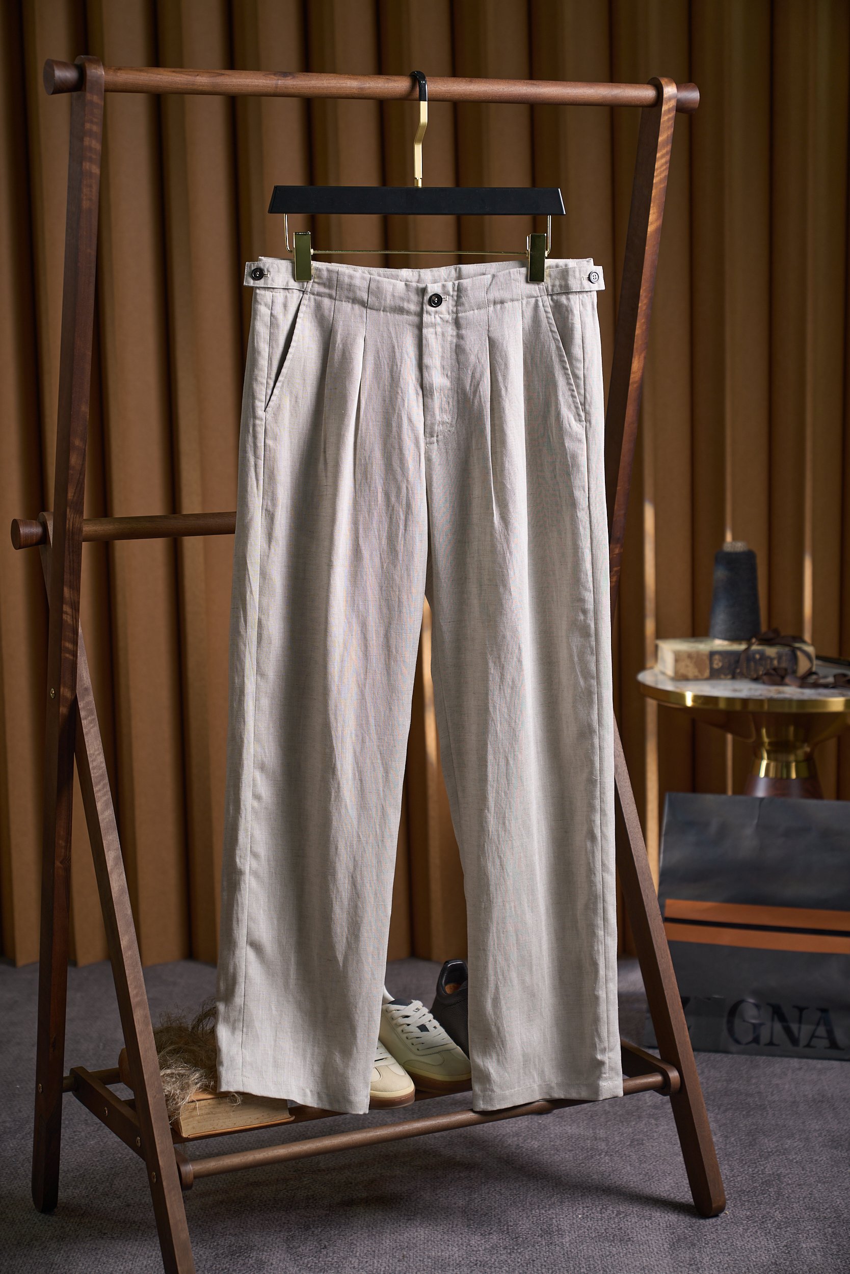 NO:775885,60 lyocell × 40 linen | Casual trousers with adjustable waist. The core advantage is a balance between drape texture and easy care. 1. Fabric upgrade is a fusion of nature and technology. 60 lyocell gives the fabric a silky and drapey feel, has better wrinkle resistance than pure linen, and is less prone to wrinkles after sitting for a long time. 40 lyocell retains natural breathability, making it refreshing to wear in summer without sweating, and has a slight texture.  Compared with pure linen, it reduces shrinkage and remains stiff after machine washing, making daily care easier. 2. Detailed design combines practicality and style. The adjustable waist has hidden adjustment buckles on both sides, which can flexibly adapt to different body shapes and avoid tightness or looseness in the waist. Drape cut straight version modifies the leg shape, and the fabric naturally droops when walking, showing clean lines. Exquisite craftsmanship YKK zippers are smooth and durable, and the back pockets are simple and top-stitched, low-key and highlight the brand texture. 3. Three-color options are suitable for multiple scenarios.  Light khaki is classic and versatile, suitable for casual shirts or T-shirts, creating an urban light business look. Mint green is fresh and eye-catching, suitable for spring and summer outdoor or vacation, injecting vitality. Dark brown is calm and restrained, and can be paired with sweaters or leather shoes, taking into account commuting and leisure. In summary, it combines natural breathability, drape texture and easy care, and is the first choice for men's summer wardrobe that pursues quality and practicality. Size M-3XL, shirts, tees, t-shirt,1986090960莱赛尔×40亚麻|腰围可调节休闲长裤 核心优势垂坠质感与易打理的平衡之作 1.面料升级天然与科技的融合  60莱赛尔赋予面料丝滑垂顺感,抗皱性优于纯亚麻,久坐不易起褶  40亚麻保留天然透气特性,夏季穿着清爽不闷汗,自带轻微肌理质感  对比纯亚麻减少缩水率,机洗后仍保持挺括,日常打理更省心 2.细节设计实用与格调兼具  可调节腰围两侧隐藏式调节扣,灵活适配不同身形,避免腰部紧绷或松垮  垂坠剪裁直筒版型修饰腿型,行走时面料自然垂落,呈现利落线条  精致工艺YKK拉链顺滑耐用,后袋简约明线设计,低调彰显品牌质感 3.三色选款适配多场景穿搭  浅卡其经典百搭,适配休闲衬衫或T恤,打造都市轻商务造型  薄荷绿清新亮眼,适合春夏户外或度假,注入活力气息  深棕色沉稳内敛,可搭配针织衫或皮鞋,兼顾通勤与休闲 总结集天然透气、垂坠质感与易打理于一体,是追求品质与实用性的男士夏日衣橱优选. 码数M-3XL,,shirts,tees，t-shirt,,Men's clothing
