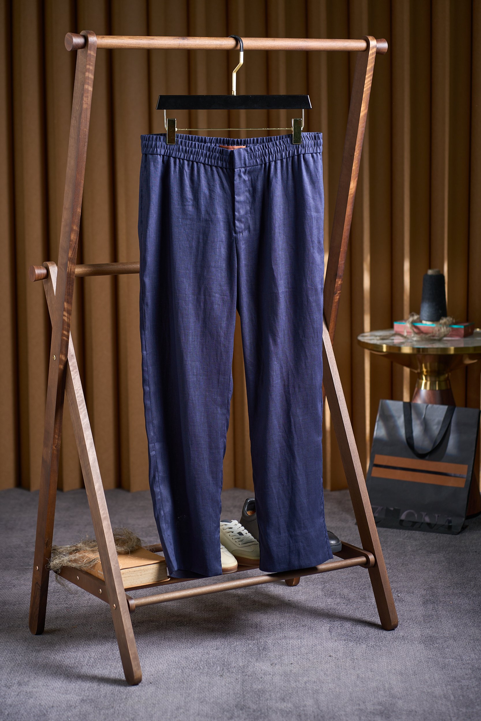 NO:775890,JJ Summer Oasis linen trousers are a natural and fashionable choice for summer. 1. Fabric characteristics, exclusive for summer 1. Natural breathable linen fiber has its own hollow structure, and the air circulation is 3 times that of cotton. It can quickly discharge heat and moisture from the body surface. It can also keep the skin dry in the midsummer of Guangdong, saying goodbye to sticky heat. 2.  The natural characteristics of naturally tempering flax fiber can adjust the body feel according to the ambient temperature, dissipate heat when exposed to heat and lock in temperature when exposed to cold. It is paired with cotton lining to further improve wearing comfort. 3. The unique texture of the fabric has the natural delicate texture of linen on the surface, which is light and soft yet stiff. As the number of wear increases, it will become more and more close to the body shape, forming an exclusive wearing memory. 2. Ingenious design 1.  The fitted version adopts an ergonomic fit. The 20cm straight leg legs modify the leg lines. They are neither tight nor too loose, showing calmness when walking. 2. The half-p elastic waistband adopts an elastic design, taking into account both formality and comfort. There is no sense of restraint when sitting at work or walking outdoors for a long time. 3.  Ingenious details include hooks, zippers and buttons for combined opening and closing, which combines safety and convenience; vertical side pockets and button welted back pockets meet the storage needs of personal belongings. 5. Washing and maintenance guide 1. Professional care: Do not wash, bleach, or turn over and dry. It is recommended to choose a professional dry cleaner for maintenance to avoid fabric deformation and fading. 2.  For daily storage, hang them in a ventilated and dry place to avoid direct sunlight. You can use trouser clips on the trouser rack to keep the trousers straight; you can put a small amount of natural mothballs when storing to prevent moths. 3. Emergency treatment If you accidentally get stains, immediately use a clean soft cloth dipped in a small amount of neutral detergent solution to wipe it gently, avoid rubbing hard. After the stains are removed, wipe them clean with clean water, and then place them in a ventilated place to dry naturally. Size M-3XL,,19860909杰家夏日绿洲亚麻长裤夏日自然风尚之选 一、面料特性,夏日专属  1. 天然透气亚麻纤维自带中空结构,空气流通性是棉的3倍,能快速排出体表热气与湿气,在广东的盛夏也能保持肌肤干爽,告别黏腻闷热.  2. 自然调温亚麻纤维的天然特质可随环境温度调节体感,遇热散热、遇冷锁温,搭配棉衬里,进一步提升穿着舒适度.  3. 质感独特面料表面带有亚麻天然的细腻纹理,轻盈柔软却不失挺括,随着穿着次数增加会愈发贴合身形,形成专属穿着记忆. 二、匠心设计  1. 合身版型采用贴合人体工学的合身剪裁,20厘米直筒裤脚修饰腿部线条,既不紧绷也不过于宽松,行走间尽显从容.  2. 半p松紧腰头腰身采用松紧设计,兼顾正式感与舒适度,久坐办公或户外行走都无束缚感.  3. 细节巧思钩扣、拉链与纽扣组合开合,兼具安全性与便捷性；立式侧袋与纽扣贴边后袋,满足随身物品收纳需求. 五、洗涤养护指南  1. 专业护理不可水洗、不可漂白、不可翻转干燥,建议选择专业干洗店进行养护,避免面料变形、褪色.  2. 日常存放悬挂于通风干燥处,避免阳光直射,可在裤架上搭配裤夹,保持裤型挺括；收纳时可放入少量天然樟脑丸,防止虫蛀.  3. 应急处理若不慎沾染污渍,立即用干净软布蘸取少量中性洗涤剂溶液轻轻擦拭,避免用力揉搓,待污渍去除后用清水擦拭干净,再置于通风处自然晾干. 码数M-3XL,,,Men's clothing