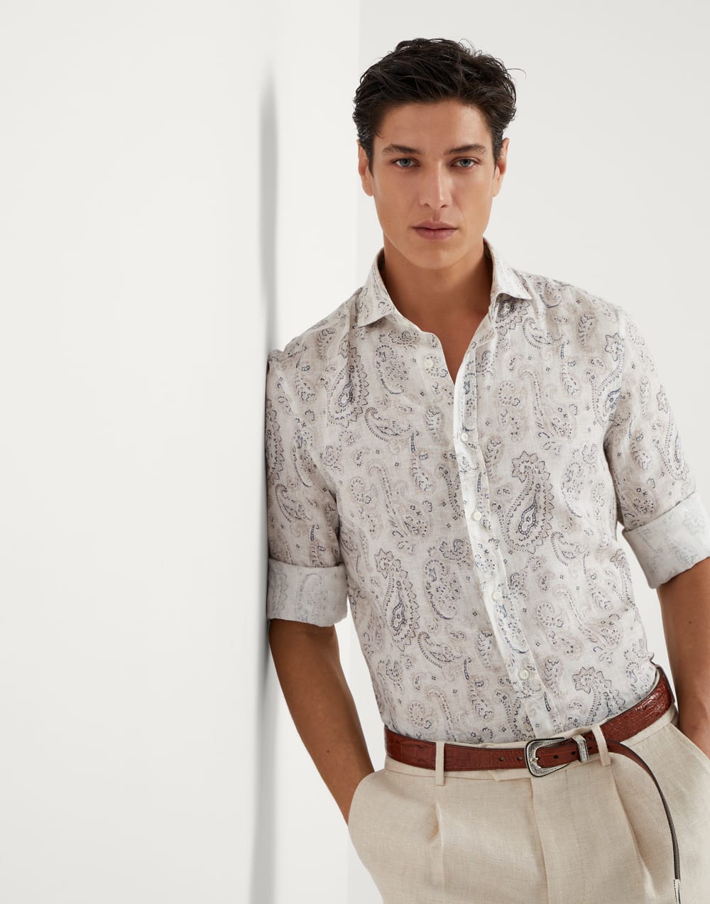 NO:832937,[Linen cashew pattern shirt, exotic artistic symbol, dual charm of retro and trend] Cashew flower (paisley pattern) originated from the totem of the 'Tree of Life' in ancient Babylon, symbolizing auspiciousness and wealth, and was later interpreted by Scottish Paisley craftsmen and became popular all over the world. The complex but not complicated curve pattern has its own eye-catching properties, easily creating the effect of 'stunning in the crowd'. The natural breathing feeling interprets the relaxed aesthetics  Linen is known as the 'breathing fabric', and the combination with cashew flowers is the best in spring and summer!  ·Natural skin-friendly linen fiber has excellent moisture absorption and breathability. It can keep you fresh even in hot summer, and say goodbye to the stuffy and sticky feeling. The lazy and natural wrinkle texture complements the cashew flower pattern, creating a casual and uninhibited relaxed atmosphere, making it easy to handle 'Effortless Chic'. The cashew flower element is timeless, and the linen material can be worn in all seasons. Investing in one = having a long-term wardrobe center.  Niche non-contrast shirts are different from ordinary printed shirts. The combination of cultural genes + natural fabrics gives a unique taste. Size S-XXL, shirts,19860909【亚麻腰果花纹衬衫,异域风情的艺术符号,复古与潮流的双重魅力】 腰果花（佩斯利花纹）源于古巴比伦“生命之树”的图腾,象征着吉祥与富贵,后经苏格兰佩斯利匠人的演绎风靡全球. 繁复却不杂乱的曲线图案,自带吸睛属性,轻松打造“人群中一眼惊艳”的效果. 天然呼吸感,诠释松弛美学 亚麻被誉为“会呼吸的面料”,与腰果花的结合堪称春夏王炸CP！ ·天然亲肤亚麻纤维吸湿透气性极佳,炎夏穿着也能保持清爽,告别闷热黏腻感. 慵懒质感自然的褶皱纹理与腰果花图案相 得益彰,营造出随性不羁的松弛氛围,轻松拿捏 “Effortless Chic”. 腰果花元素历久弥新,亚麻材质四季可穿,投资一件=拥有长期衣橱C位. 小众不撞衫区别于普通印花衬衫,文化基因+天然面料的组合,穿出独特品味. 码数S-XXL,,shirts,,Men's clothing